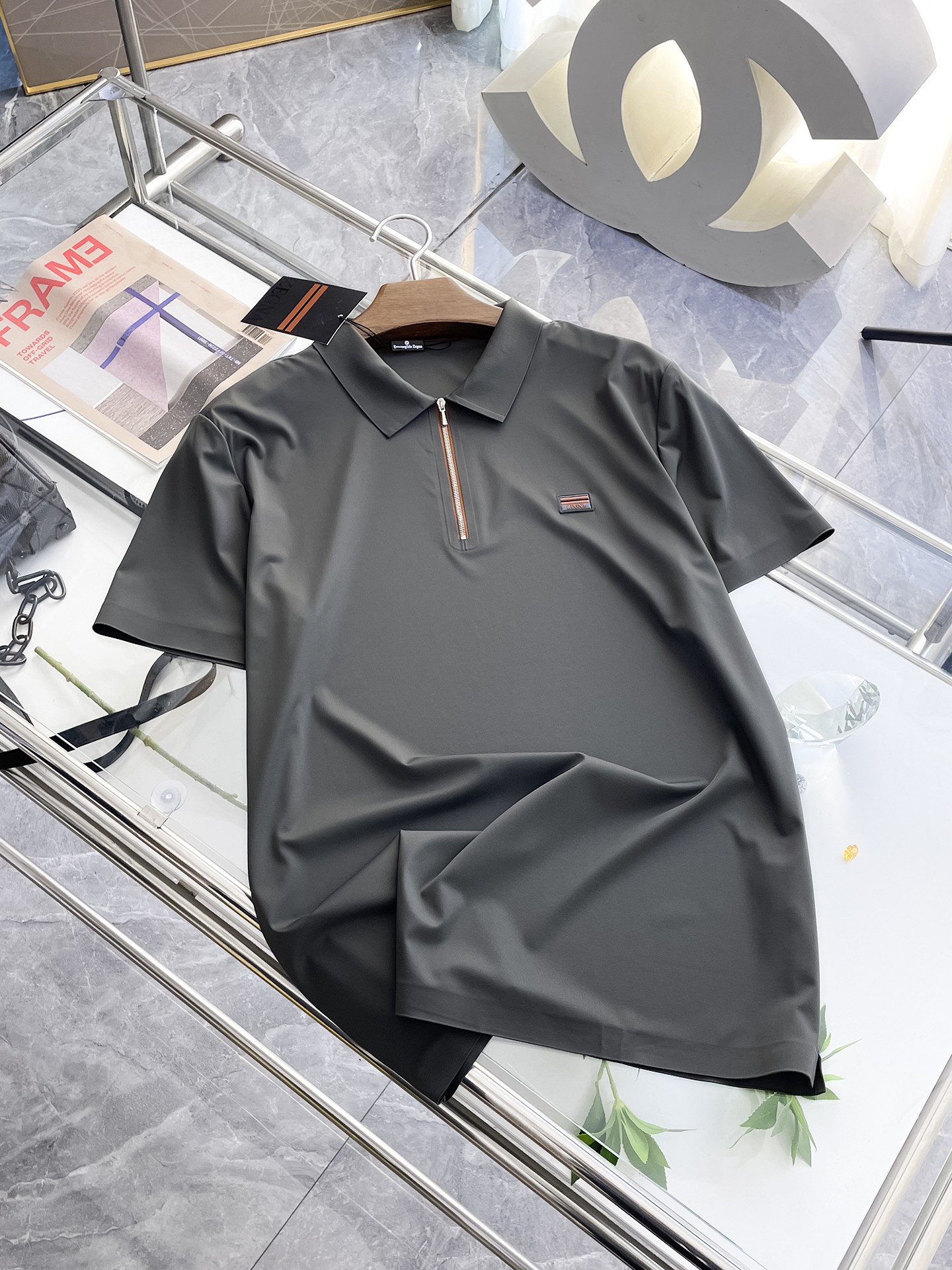 NO:133347,Jenia High-end Business White-collar workers are a must-have item for individuals in the unit!  Seizure-free pressed gel ice silk casual business short-sleeved Polo, technology fabric, ice silk traceless, very good body feel, smooth feel and great texture!  Good elasticity, no sense of restraint, the fabric has its own breathable mesh, moisture absorption and sweating, quick drying and keeping it dry, small lapel placket-breasted design, showing a straight posture, not soft pedal, simple style, can be used for business and leisure, highly recommended!  High-elastic ice silk, the touch is as smooth as jade silk, clean and neat, and elegant and gentlemanly. The high-end materials are the key to the fabric, the quality control must be used. The feel is extremely delicate and smooth, the fabric has a good gloss and upper body skeleton feel, so we can greet mature and quality men's clothing!  Sweat in summer and dry in seconds, a brand new experience Business commuting and leisure M-4XL, zegna, T-shirt, alexander wang19860909杰尼亚 高端商务 白领 单位人士必入单品！ 无痕压胶冰丝休闲商务短袖Polo,科技面料,冰丝无痕,体感非常棒,手感顺滑质感很棒！弹性好,无任何束缚感,面料自带透气网孔,吸湿排汗,速干保持干爽,小翻领门襟排扣设计,展露挺拔姿态,不软踏,简约款式,商务休闲都可驾驭,强烈推荐！高弹冰丝,触感堪比玉蚕丝一样丝滑,干净利落,儒雅绅士风度.高级材质,重点就是面料上,品控的必上,手感极其细腻光滑,面料光泽感和上身骨架感好,打招成熟品质男装！夏天出汗秒干,全新体验 商务通勤休闲 M-4XL,,zegna,T-shirt,alexander wang,Men's clothing