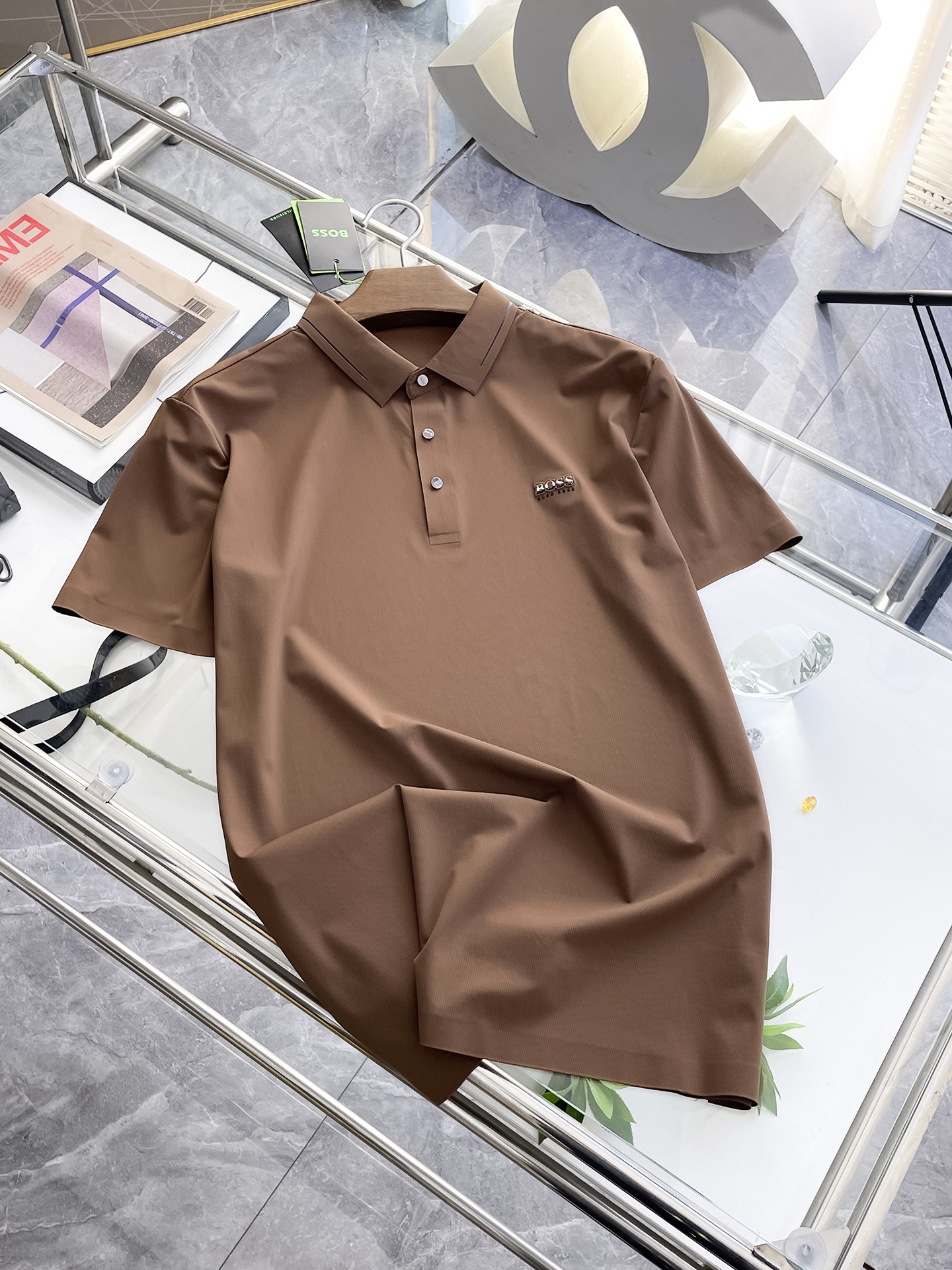 NO:133350,BOSS High-end Business White-collar workers are a must-have item for individuals in the unit!  Seizure-free pressed gel ice silk casual business short-sleeved Polo, technology fabric, ice silk traceless, very good body feel, smooth feel and great texture!  Good elasticity, no sense of restraint, the fabric has its own breathable mesh, moisture absorption and sweating, quick drying and keeping it dry, small lapel placket-breasted design, showing a straight posture, not soft pedal, simple style, can be used for business and leisure, highly recommended!  High-elastic ice silk, the touch is as smooth as jade silk, clean and neat, and elegant and gentlemanly. The high-end materials are the key to the fabric, the quality control must be used. The feel is extremely delicate and smooth, the fabric has a good gloss and upper body skeleton feel, so we can greet mature and quality men's clothing!  Sweat in summer and dry instantly, a brand new experience Business commuting and leisure M-4XL, T-shirt, alexander wang19860909BOSS 高端商务 白领 单位人士必入单品！ 无痕压胶冰丝休闲商务短袖Polo,科技面料,冰丝无痕,体感非常棒,手感顺滑质感很棒！弹性好,无任何束缚感,面料自带透气网孔,吸湿排汗,速干保持干爽,小翻领门襟排扣设计,展露挺拔姿态,不软踏,简约款式,商务休闲都可驾驭,强烈推荐！高弹冰丝,触感堪比玉蚕丝一样丝滑,干净利落,儒雅绅士风度.高级材质,重点就是面料上,品控的必上,手感极其细腻光滑,面料光泽感和上身骨架感好,打招成熟品质男装！夏天出汗秒干,全新体验 商务通勤休闲 M-4XL,,T-shirt,alexander wang,Men's clothing