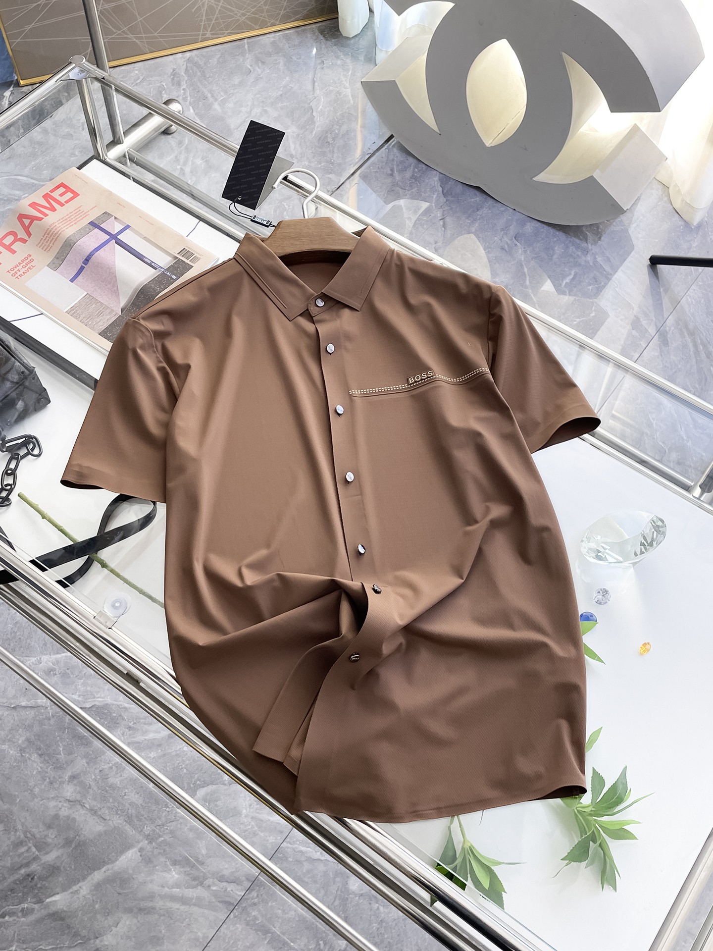 NO:133353,BOSS High-end Business White-collar workers are a must-have item for individuals in the unit!  Seal-free pressed glue ice silk casual business short-sleeved shirt, technological fabric, ice silk traceless, very good body feel, smooth feel and great texture!  Good elasticity, no sense of restraint, the fabric has its own breathable mesh, moisture absorption and sweating, quick drying and keeping it dry, small lapel placket-breasted design, showing a straight posture, not soft pedal, simple style, can be used for business and leisure, highly recommended!  High-elastic ice silk, the touch is as smooth as jade silk, clean and neat, and elegant and gentlemanly. The high-end materials are the key to the fabric, the quality control must be used. The feel is extremely delicate and smooth, the fabric has a good gloss and upper body skeleton feel, so we can greet mature and quality men's clothing!  Sweat in summer and dry instantly, a brand new experience Business commuting and leisure M-4XL, Shirts, T-shirt, alexander wang19860909BOSS 高端商务 白领 单位人士必入单品！ 无痕压胶冰丝休闲商务短袖衬衫,科技面料,冰丝无痕,体感非常棒,手感顺滑质感很棒！弹性好,无任何束缚感,面料自带透气网孔,吸湿排汗,速干保持干爽,小翻领门襟排扣设计,展露挺拔姿态,不软踏,简约款式,商务休闲都可驾驭,强烈推荐！高弹冰丝,触感堪比玉蚕丝一样丝滑,干净利落,儒雅绅士风度.高级材质,重点就是面料上,品控的必上,手感极其细腻光滑,面料光泽感和上身骨架感好,打招成熟品质男装！夏天出汗秒干,全新体验 商务通勤休闲 M-4XL,,shirts,T-shirt,alexander wang,Men's clothing