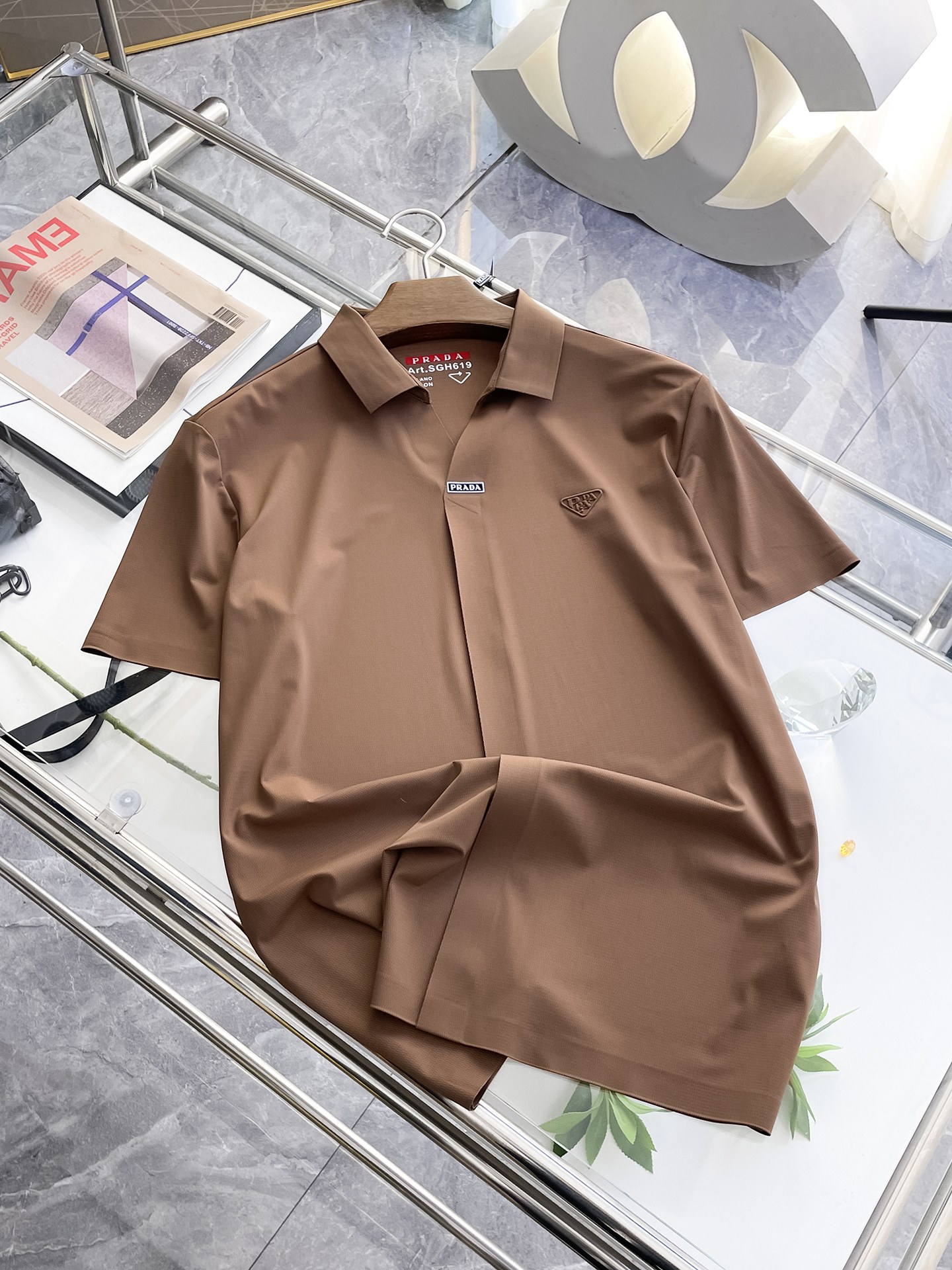 NO:133356,Prada High-end Business White-collar workers are a must-have item for individuals in the unit!  Seizure-free pressed gel ice silk casual business short-sleeved Polo, technology fabric, ice silk traceless, very good body feel, smooth feel and great texture!  Good elasticity, no sense of restraint, the fabric has its own breathable mesh, moisture absorption and sweating, quick drying and keeping it dry, small lapel placket-breasted design, showing a straight posture, not soft pedal, simple style, can be used for business and leisure, highly recommended!  High-elastic ice silk, the touch is as smooth as jade silk, clean and neat, and elegant and gentlemanly. The high-end materials are the key to the fabric, the quality control must be used. The feel is extremely delicate and smooth, the fabric has a good gloss and upper body skeleton feel, so we can greet mature and quality men's clothing!  Sweat in summer and dry in seconds, a brand new experience Business commuting and leisure M-4XL, prada, T-shirt, alexander wang19860909普拉达 高端商务 白领 单位人士必入单品！ 无痕压胶冰丝休闲商务短袖Polo,科技面料,冰丝无痕,体感非常棒,手感顺滑质感很棒！弹性好,无任何束缚感,面料自带透气网孔,吸湿排汗,速干保持干爽,小翻领门襟排扣设计,展露挺拔姿态,不软踏,简约款式,商务休闲都可驾驭,强烈推荐！高弹冰丝,触感堪比玉蚕丝一样丝滑,干净利落,儒雅绅士风度.高级材质,重点就是面料上,品控的必上,手感极其细腻光滑,面料光泽感和上身骨架感好,打招成熟品质男装！夏天出汗秒干,全新体验 商务通勤休闲 M-4XL,,prada,T-shirt,alexander wang,Men's clothing