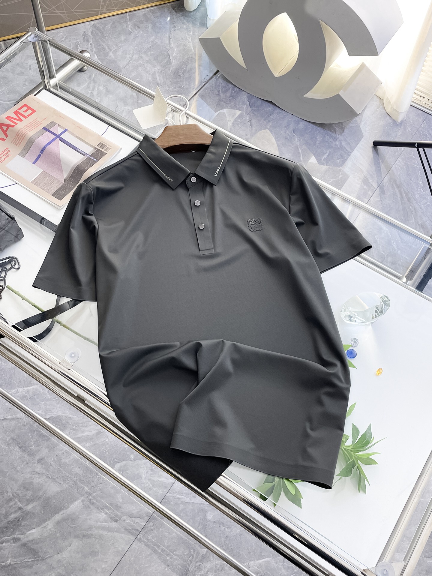 NO:133359,Luo Yiwei, high-end business, white-collar workers, must-have items for individuals in the unit!  Seizure-free pressed gel ice silk casual business short-sleeved Polo, technology fabric, ice silk traceless, very good body feel, smooth feel and great texture!  Good elasticity, no sense of restraint, the fabric has its own breathable mesh, moisture absorption and sweating, quick drying and keeping it dry, small lapel placket-breasted design, showing a straight posture, not soft pedal, simple style, can be used for business and leisure, highly recommended!  High-elastic ice silk, the touch is as smooth as jade silk, clean and neat, and elegant and gentlemanly. The high-end materials are the key to the fabric, the quality control must be used. The feel is extremely delicate and smooth, the fabric has a good gloss and upper body skeleton feel, so we can greet mature and quality men's clothing!  Sweat in summer and dry instantly, a brand new experience Business commuting and leisure M-4XL, loewe, T-shirt, alexander wang19860909罗意威 高端商务 白领 单位人士必入单品！ 无痕压胶冰丝休闲商务短袖Polo,科技面料,冰丝无痕,体感非常棒,手感顺滑质感很棒！弹性好,无任何束缚感,面料自带透气网孔,吸湿排汗,速干保持干爽,小翻领门襟排扣设计,展露挺拔姿态,不软踏,简约款式,商务休闲都可驾驭,强烈推荐！高弹冰丝,触感堪比玉蚕丝一样丝滑,干净利落,儒雅绅士风度.高级材质,重点就是面料上,品控的必上,手感极其细腻光滑,面料光泽感和上身骨架感好,打招成熟品质男装！夏天出汗秒干,全新体验 商务通勤休闲 M-4XL,,loewe,T-shirt,alexander wang,Men's clothing