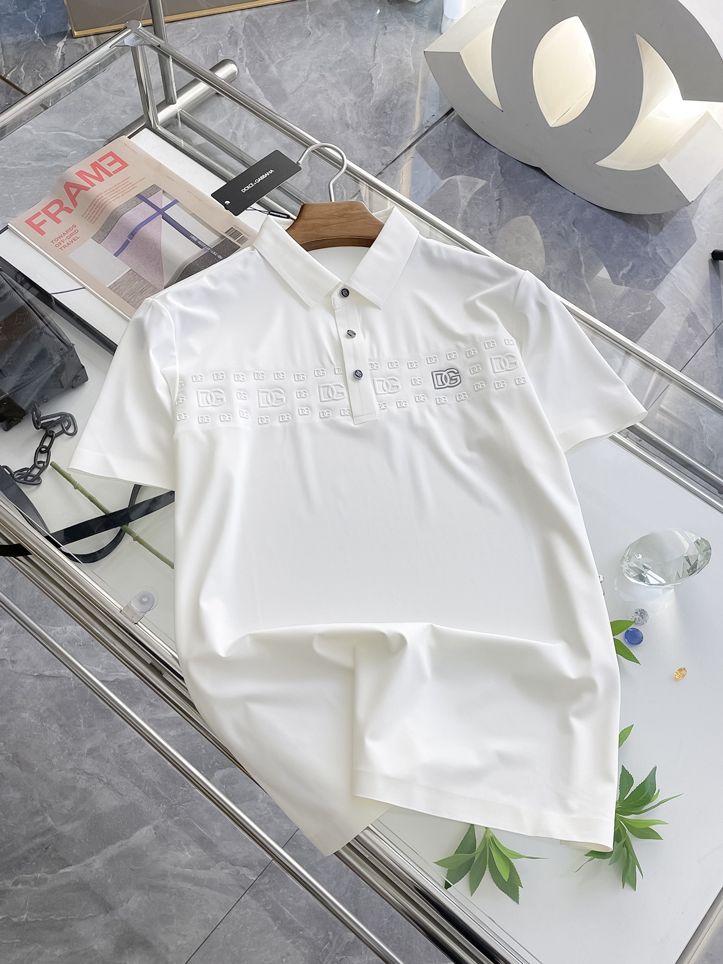 NO:133368,DG High-end Business White-collar workers are a must-have item for individuals in the unit!  Seizure-free pressed gel ice silk casual business short-sleeved Polo, technology fabric, ice silk traceless, very good body feel, smooth feel and great texture!  Good elasticity, no sense of restraint, the fabric has its own breathable mesh, moisture absorption and sweating, quick drying and keeping it dry, small lapel placket-breasted design, showing a straight posture, not soft pedal, simple style, can be used for business and leisure, highly recommended!  High-elastic ice silk, the touch is as smooth as jade silk, clean and neat, and elegant and gentlemanly. The high-end materials are the key to the fabric, the quality control must be used. The feel is extremely delicate and smooth, the fabric has a good gloss and upper body skeleton feel, so we can greet mature and quality men's clothing!  Sweat in summer and dry in seconds, a brand new experience Business commuting and leisure M-4XL, Dolce & Gabbana, T-shirt, alexander wang19860909DG 高端商务 白领 单位人士必入单品！ 无痕压胶冰丝休闲商务短袖Polo,科技面料,冰丝无痕,体感非常棒,手感顺滑质感很棒！弹性好,无任何束缚感,面料自带透气网孔,吸湿排汗,速干保持干爽,小翻领门襟排扣设计,展露挺拔姿态,不软踏,简约款式,商务休闲都可驾驭,强烈推荐！高弹冰丝,触感堪比玉蚕丝一样丝滑,干净利落,儒雅绅士风度.高级材质,重点就是面料上,品控的必上,手感极其细腻光滑,面料光泽感和上身骨架感好,打招成熟品质男装！夏天出汗秒干,全新体验 商务通勤休闲 M-4XL,,Dolce&Gabbana,T-shirt,alexander wang,Men's clothing