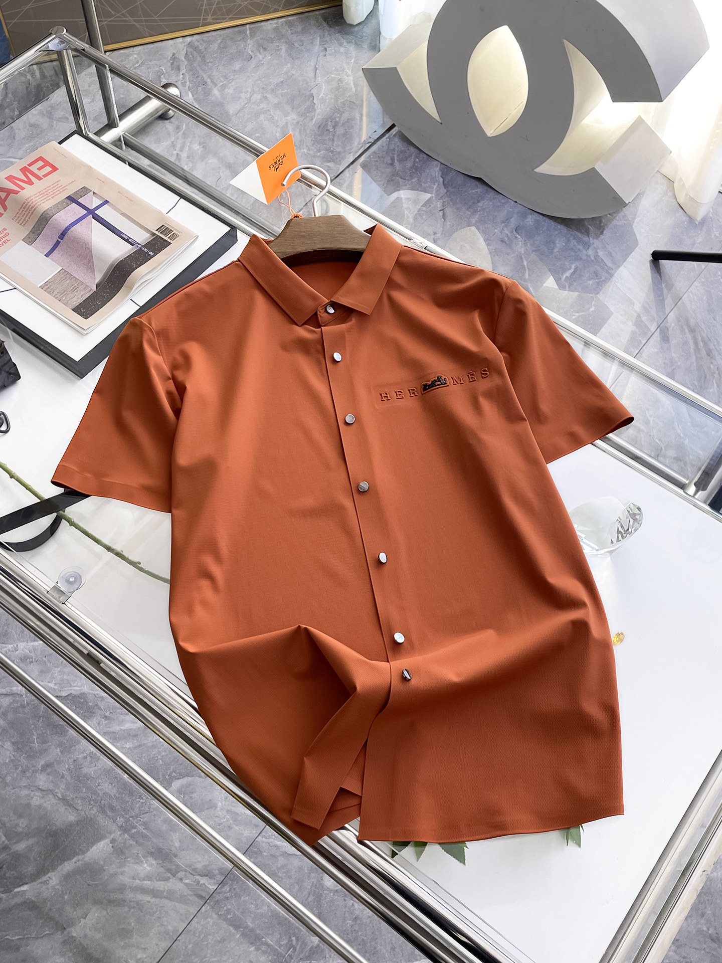 NO:133371,Hermes High-end Business White-collar workers are a must-have item for people in the unit!  Seal-free pressed glue ice silk casual business short-sleeved shirt, technological fabric, ice silk traceless, very good body feel, smooth feel and great texture!  Good elasticity, no sense of restraint, the fabric has its own breathable mesh, moisture absorption and sweating, quick drying and keeping it dry, small lapel placket-breasted design, showing a straight posture, not soft pedal, simple style, can be used for business and leisure, highly recommended!  High-elastic ice silk, the touch is as smooth as jade silk, clean and neat, and elegant and gentlemanly. The high-end materials are the key to the fabric, the quality control must be used. The feel is extremely delicate and smooth, the fabric has a good gloss and upper body skeleton feel, so we can greet mature and quality men's clothing!  Sweat in summer and dry in seconds, a brand new experience Business commuting and leisure M-4XL, hermes,shirts,T-shirt,alexander wang19860909爱马仕 高端商务 白领 单位人士必入单品！ 无痕压胶冰丝休闲商务短袖衬衫,科技面料,冰丝无痕,体感非常棒,手感顺滑质感很棒！弹性好,无任何束缚感,面料自带透气网孔,吸湿排汗,速干保持干爽,小翻领门襟排扣设计,展露挺拔姿态,不软踏,简约款式,商务休闲都可驾驭,强烈推荐！高弹冰丝,触感堪比玉蚕丝一样丝滑,干净利落,儒雅绅士风度.高级材质,重点就是面料上,品控的必上,手感极其细腻光滑,面料光泽感和上身骨架感好,打招成熟品质男装！夏天出汗秒干,全新体验 商务通勤休闲 M-4XL,,hermes,shirts,T-shirt,alexander wang,Men's clothing