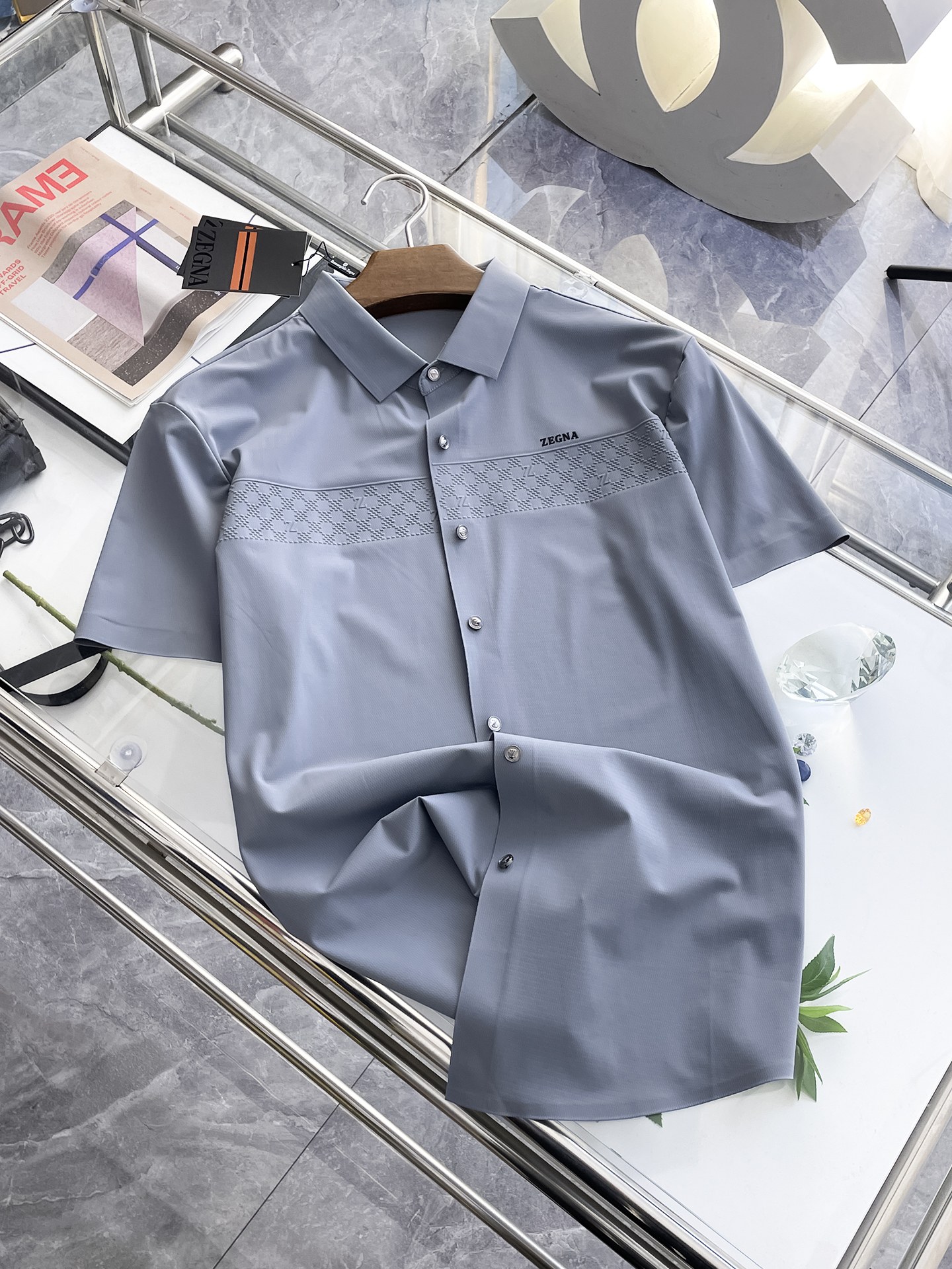 NO:133346,Jenia High-end Business White-collar workers are a must-have item for individuals in the unit!  Seal-free pressed glue ice silk casual business short-sleeved shirt, technological fabric, ice silk traceless, very good body feel, smooth feel and great texture!  Good elasticity, no sense of restraint, the fabric has its own breathable mesh, moisture absorption and sweating, quick drying and keeping it dry, small lapel placket-breasted design, showing a straight posture, not soft pedal, simple style, can be used for business and leisure, highly recommended!  High-elastic ice silk, the touch is as smooth as jade silk, clean and neat, and elegant and gentlemanly. The high-end materials are the key to the fabric, the quality control must be used. The feel is extremely delicate and smooth, the fabric has a good gloss and upper body skeleton feel, so we can greet mature and quality men's clothing!  Sweat in summer and dry in seconds, a brand new experience Business commuting and leisure M-4XL, zegna,shirts,T-shirt,alexander wang19860909杰尼亚 高端商务 白领 单位人士必入单品！ 无痕压胶冰丝休闲商务短袖衬衫,科技面料,冰丝无痕,体感非常棒,手感顺滑质感很棒！弹性好,无任何束缚感,面料自带透气网孔,吸湿排汗,速干保持干爽,小翻领门襟排扣设计,展露挺拔姿态,不软踏,简约款式,商务休闲都可驾驭,强烈推荐！高弹冰丝,触感堪比玉蚕丝一样丝滑,干净利落,儒雅绅士风度.高级材质,重点就是面料上,品控的必上,手感极其细腻光滑,面料光泽感和上身骨架感好,打招成熟品质男装！夏天出汗秒干,全新体验 商务通勤休闲 M-4XL,,zegna,shirts,T-shirt,alexander wang,Men's clothing