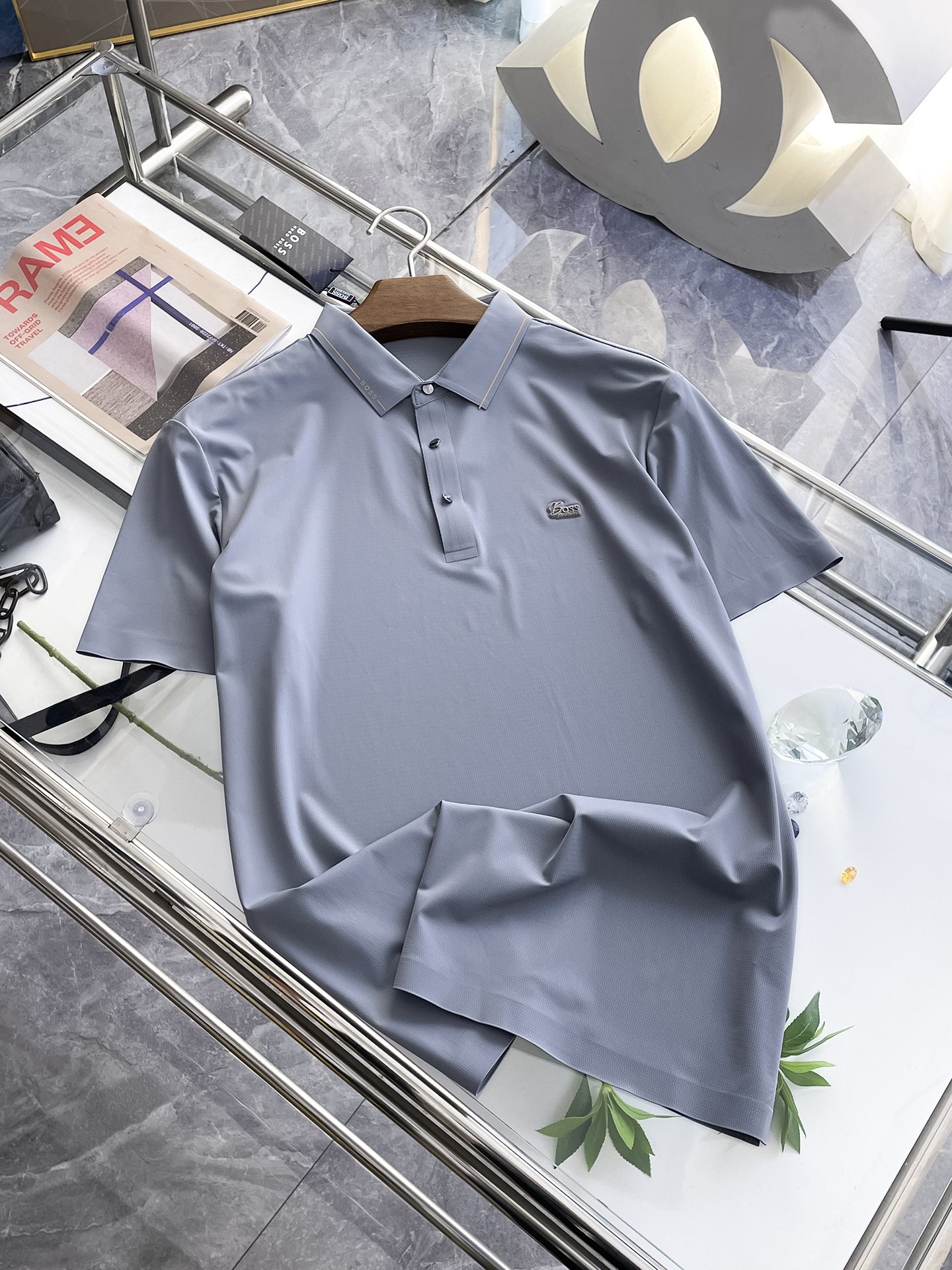 NO:133349,BOSS High-end Business White-collar workers are a must-have item for individuals in the unit!  Seizure-free pressed gel ice silk casual business short-sleeved Polo, technology fabric, ice silk traceless, very good body feel, smooth feel and great texture!  Good elasticity, no sense of restraint, the fabric has its own breathable mesh, moisture absorption and sweating, quick drying and keeping it dry, small lapel placket-breasted design, showing a straight posture, not soft pedal, simple style, can be used for business and leisure, highly recommended!  High-elastic ice silk, the touch is as smooth as jade silk, clean and neat, and elegant and gentlemanly. The high-end materials are the key to the fabric, the quality control must be used. The feel is extremely delicate and smooth, the fabric has a good gloss and upper body skeleton feel, so we can greet mature and quality men's clothing!  Sweat in summer and dry instantly, a brand new experience Business commuting and leisure M-4XL, T-shirt, alexander wang19860909BOSS 高端商务 白领 单位人士必入单品！ 无痕压胶冰丝休闲商务短袖Polo,科技面料,冰丝无痕,体感非常棒,手感顺滑质感很棒！弹性好,无任何束缚感,面料自带透气网孔,吸湿排汗,速干保持干爽,小翻领门襟排扣设计,展露挺拔姿态,不软踏,简约款式,商务休闲都可驾驭,强烈推荐！高弹冰丝,触感堪比玉蚕丝一样丝滑,干净利落,儒雅绅士风度.高级材质,重点就是面料上,品控的必上,手感极其细腻光滑,面料光泽感和上身骨架感好,打招成熟品质男装！夏天出汗秒干,全新体验 商务通勤休闲 M-4XL,,T-shirt,alexander wang,Men's clothing