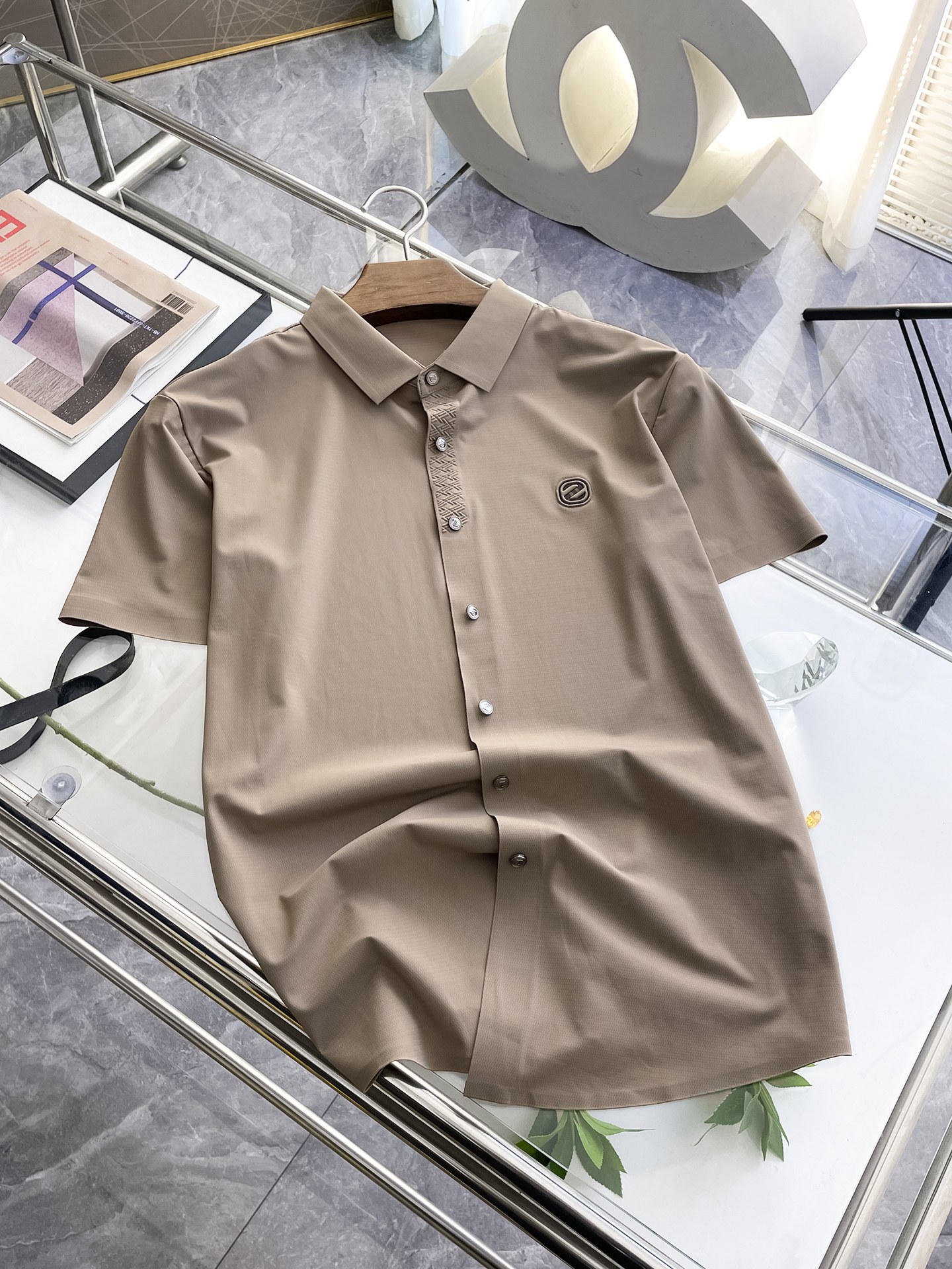 NO:133352,Jenia High-end Business White-collar workers are a must-have item for individuals in the unit!  Seal-free pressed glue ice silk casual business short-sleeved shirt, technological fabric, ice silk traceless, very good body feel, smooth feel and great texture!  Good elasticity, no sense of restraint, the fabric has its own breathable mesh, moisture absorption and sweating, quick drying and keeping it dry, small lapel placket-breasted design, showing a straight posture, not soft pedal, simple style, can be used for business and leisure, highly recommended!  High-elastic ice silk, the touch is as smooth as jade silk, clean and neat, and elegant and gentlemanly. The high-end materials are the key to the fabric, the quality control must be used. The feel is extremely delicate and smooth, the fabric has a good gloss and upper body skeleton feel, so we can greet mature and quality men's clothing!  Sweat in summer and dry in seconds, a brand new experience Business commuting and leisure M-4XL, zegna,shirts,T-shirt,alexander wang19860909杰尼亚 高端商务 白领 单位人士必入单品！ 无痕压胶冰丝休闲商务短袖衬衫,科技面料,冰丝无痕,体感非常棒,手感顺滑质感很棒！弹性好,无任何束缚感,面料自带透气网孔,吸湿排汗,速干保持干爽,小翻领门襟排扣设计,展露挺拔姿态,不软踏,简约款式,商务休闲都可驾驭,强烈推荐！高弹冰丝,触感堪比玉蚕丝一样丝滑,干净利落,儒雅绅士风度.高级材质,重点就是面料上,品控的必上,手感极其细腻光滑,面料光泽感和上身骨架感好,打招成熟品质男装！夏天出汗秒干,全新体验 商务通勤休闲 M-4XL,,zegna,shirts,T-shirt,alexander wang,Men's clothing