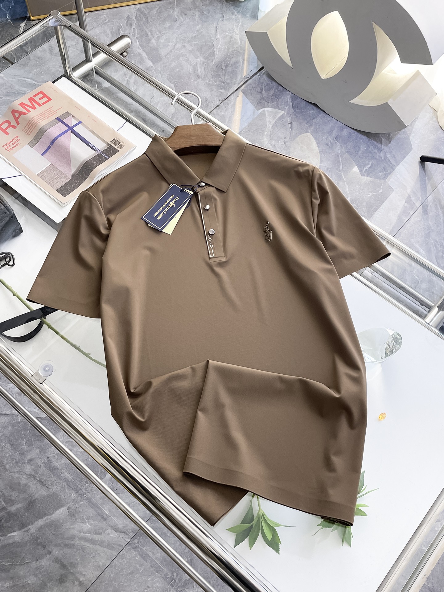 NO:133355,Paul High-end Business White-collar workers are a must-have item for individuals in the unit!  Seizure-free pressed gel ice silk casual business short-sleeved Polo, technology fabric, ice silk traceless, very good body feel, smooth feel and great texture!  Good elasticity, no sense of restraint, the fabric has its own breathable mesh, moisture absorption and sweating, quick drying and keeping it dry, small lapel placket-breasted design, showing a straight posture, not soft pedal, simple style, can be used for business and leisure, highly recommended!  High-elastic ice silk, the touch is as smooth as jade silk, clean and neat, and elegant and gentlemanly. The high-end materials are the key to the fabric, the quality control must be used. The feel is extremely delicate and smooth, the fabric has a good gloss and upper body skeleton feel, so we can greet mature and quality men's clothing!  Sweat in summer and dry instantly, a brand new experience Business commuting and leisure M-4XL, T-shirt, alexander wang19860909保罗 高端商务 白领 单位人士必入单品！ 无痕压胶冰丝休闲商务短袖Polo,科技面料,冰丝无痕,体感非常棒,手感顺滑质感很棒！弹性好,无任何束缚感,面料自带透气网孔,吸湿排汗,速干保持干爽,小翻领门襟排扣设计,展露挺拔姿态,不软踏,简约款式,商务休闲都可驾驭,强烈推荐！高弹冰丝,触感堪比玉蚕丝一样丝滑,干净利落,儒雅绅士风度.高级材质,重点就是面料上,品控的必上,手感极其细腻光滑,面料光泽感和上身骨架感好,打招成熟品质男装！夏天出汗秒干,全新体验 商务通勤休闲 M-4XL,,T-shirt,alexander wang,Men's clothing