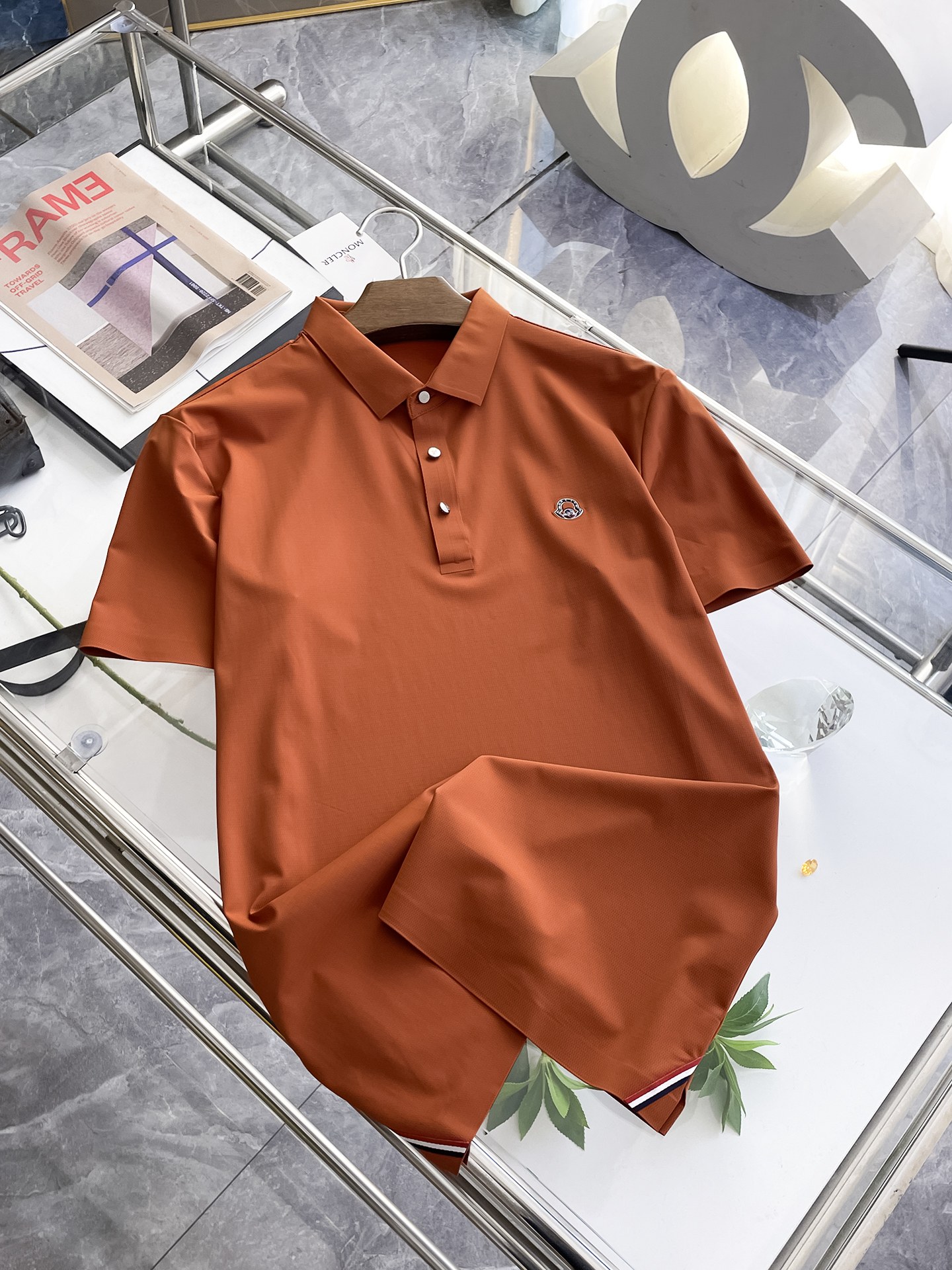 NO:133358,Mask, high-end business, white-collar workers, must-have items for individuals in the unit!  Seizure-free pressed gel ice silk casual business short-sleeved Polo, technology fabric, ice silk traceless, very good body feel, smooth feel and great texture!  Good elasticity, no sense of restraint, the fabric has its own breathable mesh, moisture absorption and sweating, quick drying and keeping it dry, small lapel placket-breasted design, showing a straight posture, not soft pedal, simple style, can be used for business and leisure, highly recommended!  High-elastic ice silk, the touch is as smooth as jade silk, clean and neat, and elegant and gentlemanly. The high-end materials are the key to the fabric, the quality control must be used. The feel is extremely delicate and smooth, the fabric has a good gloss and upper body skeleton feel, so we can greet mature and quality men's clothing!  Sweat in summer and dry instantly, a brand new experience Business commuting and leisure M-4XL, Moncler, T-shirt, alexander wang19860909蒙口 高端商务 白领 单位人士必入单品！ 无痕压胶冰丝休闲商务短袖Polo,科技面料,冰丝无痕,体感非常棒,手感顺滑质感很棒！弹性好,无任何束缚感,面料自带透气网孔,吸湿排汗,速干保持干爽,小翻领门襟排扣设计,展露挺拔姿态,不软踏,简约款式,商务休闲都可驾驭,强烈推荐！高弹冰丝,触感堪比玉蚕丝一样丝滑,干净利落,儒雅绅士风度.高级材质,重点就是面料上,品控的必上,手感极其细腻光滑,面料光泽感和上身骨架感好,打招成熟品质男装！夏天出汗秒干,全新体验 商务通勤休闲 M-4XL,,Moncler,T-shirt,alexander wang,Men's clothing