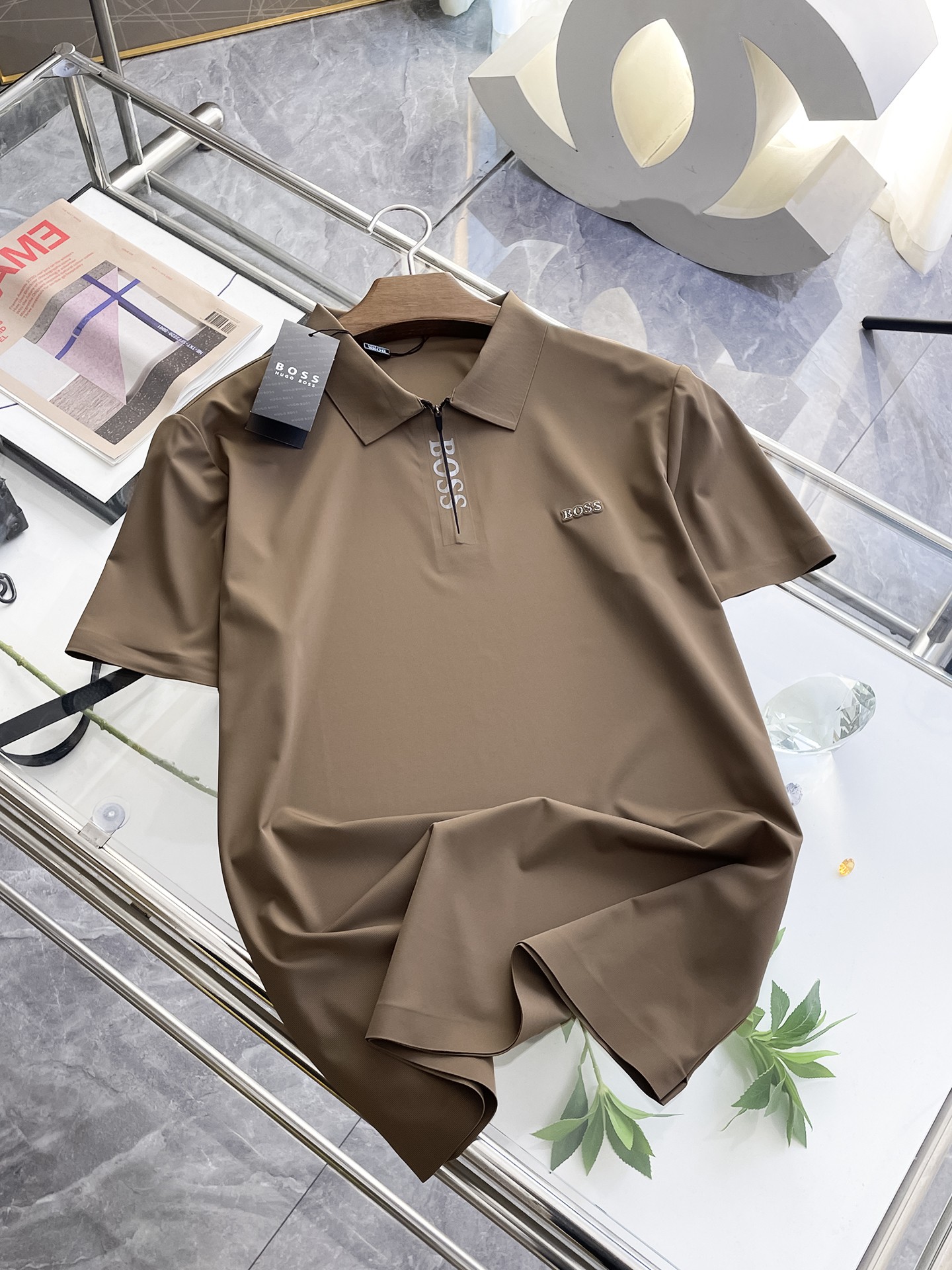 NO:133361,BOSS High-end Business White-collar workers are a must-have item for individuals in the unit!  Seizure-free pressed gel ice silk casual business short-sleeved Polo, technology fabric, ice silk traceless, very good body feel, smooth feel and great texture!  Good elasticity, no sense of restraint, the fabric has its own breathable mesh, moisture absorption and sweating, quick drying and keeping it dry, small lapel placket-breasted design, showing a straight posture, not soft pedal, simple style, can be used for business and leisure, highly recommended!  High-elastic ice silk, the touch is as smooth as jade silk, clean and neat, and elegant and gentlemanly. The high-end materials are the key to the fabric, the quality control must be used. The feel is extremely delicate and smooth, the fabric has a good gloss and upper body skeleton feel, so we can greet mature and quality men's clothing!  Sweat in summer and dry instantly, a brand new experience Business commuting and leisure M-4XL, T-shirt, alexander wang19860909BOSS 高端商务 白领 单位人士必入单品！ 无痕压胶冰丝休闲商务短袖Polo,科技面料,冰丝无痕,体感非常棒,手感顺滑质感很棒！弹性好,无任何束缚感,面料自带透气网孔,吸湿排汗,速干保持干爽,小翻领门襟排扣设计,展露挺拔姿态,不软踏,简约款式,商务休闲都可驾驭,强烈推荐！高弹冰丝,触感堪比玉蚕丝一样丝滑,干净利落,儒雅绅士风度.高级材质,重点就是面料上,品控的必上,手感极其细腻光滑,面料光泽感和上身骨架感好,打招成熟品质男装！夏天出汗秒干,全新体验 商务通勤休闲 M-4XL,,T-shirt,alexander wang,Men's clothing