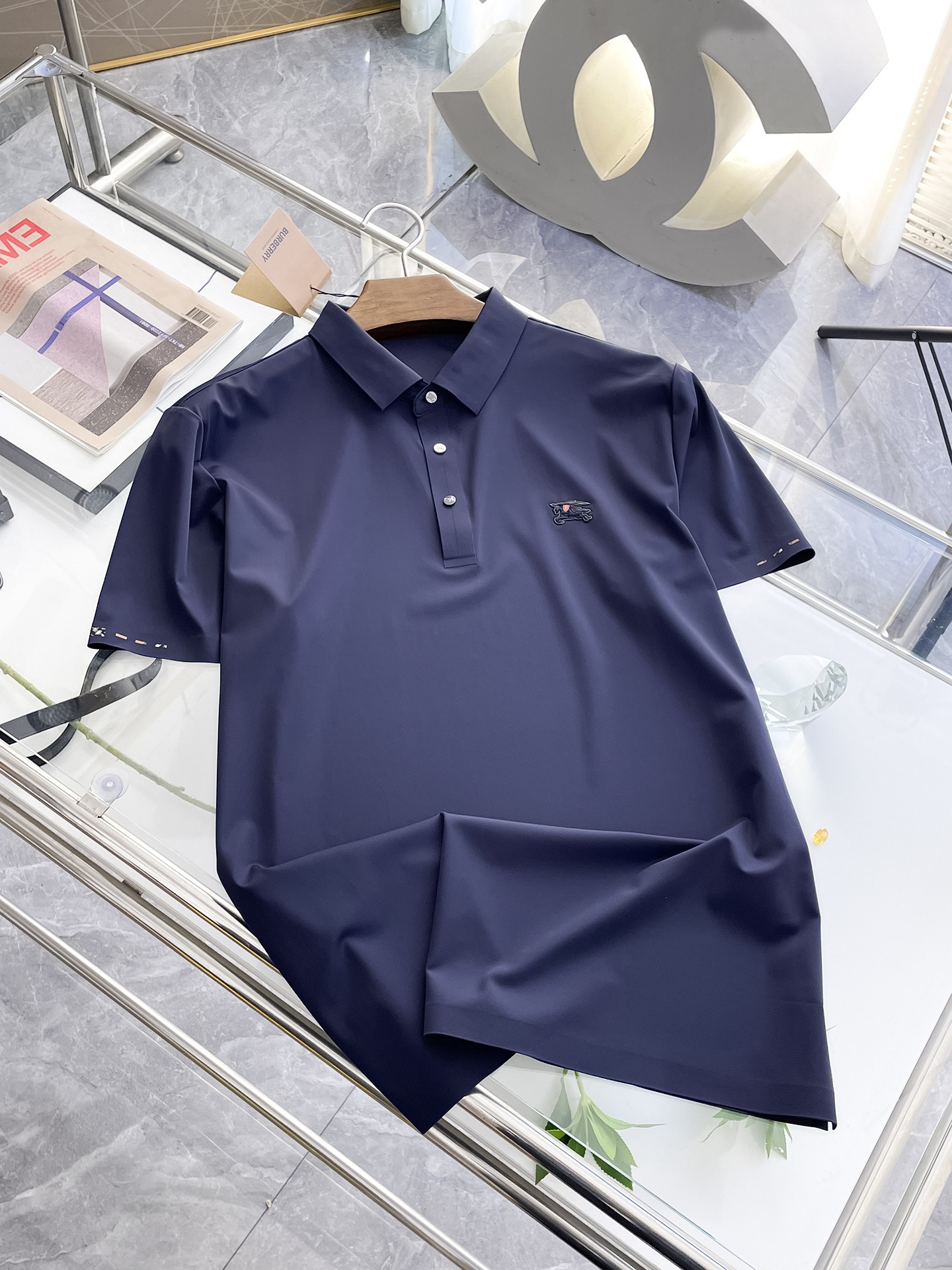 NO:449142,Burberry, high-end business, white-collar workers, must-have items for individuals in the unit!  Seizure-free pressed gel ice silk casual business short-sleeved Polo, technology fabric, ice silk traceless, very good body feel, smooth feel and great texture!  Good elasticity, no sense of restraint, the fabric has its own breathable mesh, moisture absorption and sweating, quick drying and keeping it dry, small lapel placket-breasted design, showing a straight posture, not soft pedal, simple style, can be used for business and leisure, highly recommended!  High-elastic ice silk, the touch is as smooth as jade silk, clean and neat, and elegant and gentlemanly. The high-end materials are the key to the fabric, the quality control must be used. The feel is extremely delicate and smooth, the fabric has a good gloss and upper body skeleton feel, so we can greet mature and quality men's clothing!  Sweat in summer and dry in seconds, a brand new experience Business commuting and leisure M-4XL, burberry, T-shirt, alexander wang19860909巴宝莉 高端商务 白领 单位人士必入单品！ 无痕压胶冰丝休闲商务短袖Polo,科技面料,冰丝无痕,体感非常棒,手感顺滑质感很棒！弹性好,无任何束缚感,面料自带透气网孔,吸湿排汗,速干保持干爽,小翻领门襟排扣设计,展露挺拔姿态,不软踏,简约款式,商务休闲都可驾驭,强烈推荐！高弹冰丝,触感堪比玉蚕丝一样丝滑,干净利落,儒雅绅士风度.高级材质,重点就是面料上,品控的必上,手感极其细腻光滑,面料光泽感和上身骨架感好,打招成熟品质男装！夏天出汗秒干,全新体验 商务通勤休闲 M-4XL,,burberry,T-shirt,alexander wang,Men's clothing