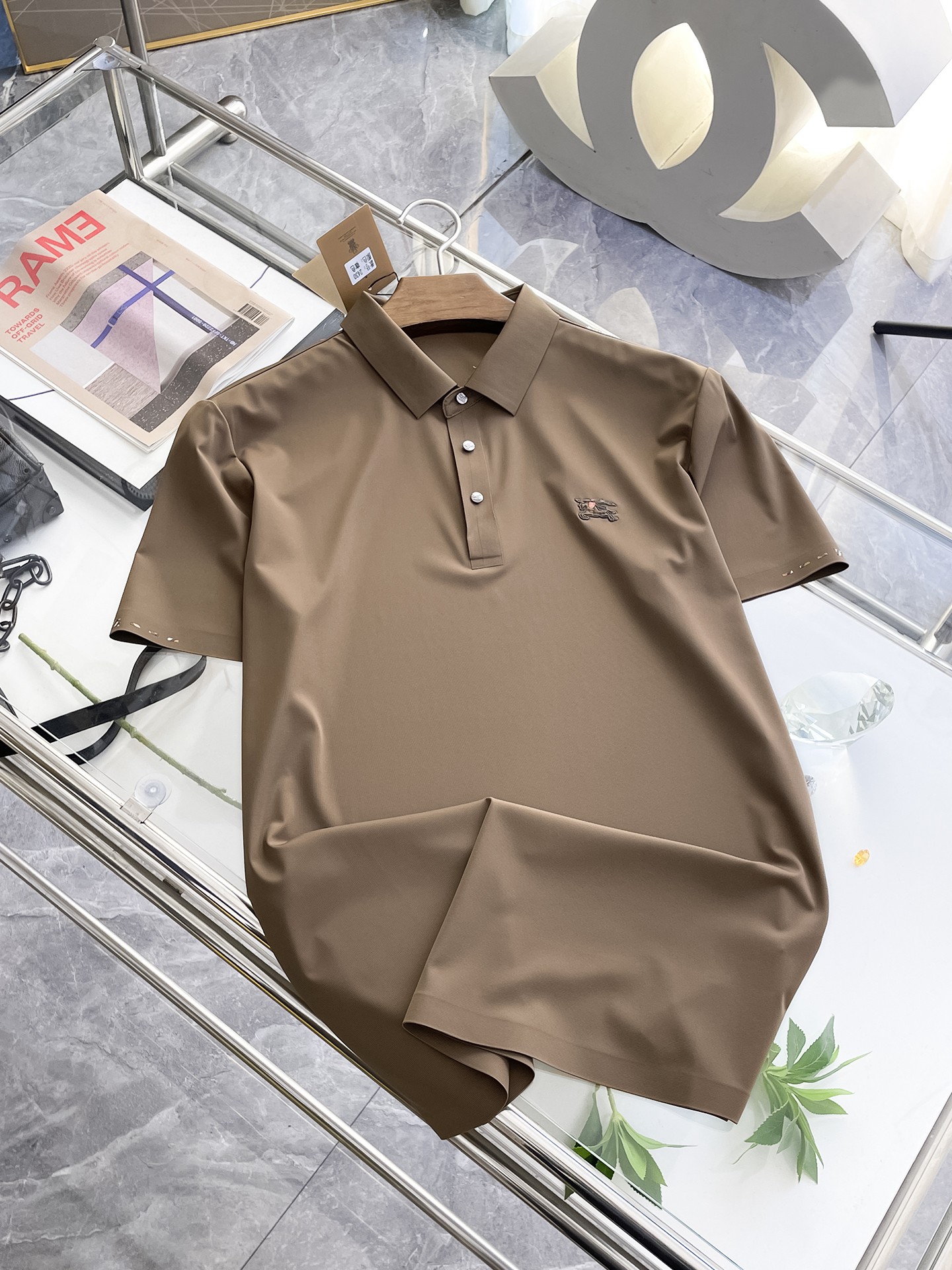 NO:133364,Burberry, high-end business, white-collar workers, must-have items for individuals in the unit!  Seizure-free pressed gel ice silk casual business short-sleeved Polo, technology fabric, ice silk traceless, very good body feel, smooth feel and great texture!  Good elasticity, no sense of restraint, the fabric has its own breathable mesh, moisture absorption and sweating, quick drying and keeping it dry, small lapel placket-breasted design, showing a straight posture, not soft pedal, simple style, can be used for business and leisure, highly recommended!  High-elastic ice silk, the touch is as smooth as jade silk, clean and neat, and elegant and gentlemanly. The high-end materials are the key to the fabric, the quality control must be used. The feel is extremely delicate and smooth, the fabric has a good gloss and upper body skeleton feel, so we can greet mature and quality men's clothing!  Sweat in summer and dry in seconds, a brand new experience Business commuting and leisure M-4XL, burberry, T-shirt, alexander wang19860909巴宝莉 高端商务 白领 单位人士必入单品！ 无痕压胶冰丝休闲商务短袖Polo,科技面料,冰丝无痕,体感非常棒,手感顺滑质感很棒！弹性好,无任何束缚感,面料自带透气网孔,吸湿排汗,速干保持干爽,小翻领门襟排扣设计,展露挺拔姿态,不软踏,简约款式,商务休闲都可驾驭,强烈推荐！高弹冰丝,触感堪比玉蚕丝一样丝滑,干净利落,儒雅绅士风度.高级材质,重点就是面料上,品控的必上,手感极其细腻光滑,面料光泽感和上身骨架感好,打招成熟品质男装！夏天出汗秒干,全新体验 商务通勤休闲 M-4XL,,burberry,T-shirt,alexander wang,Men's clothing