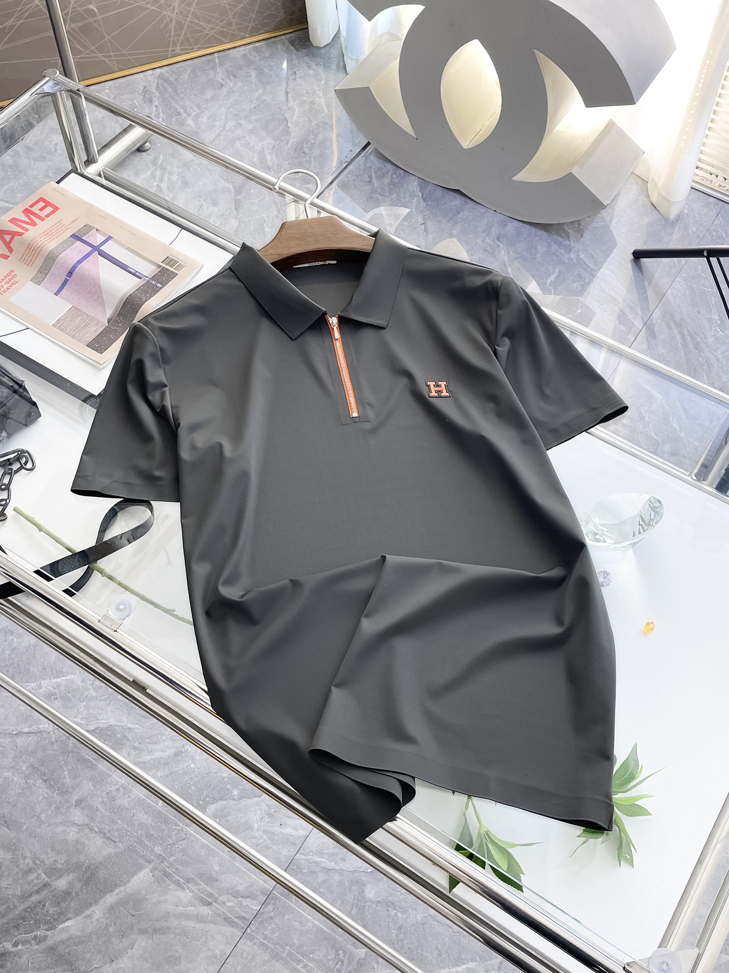 NO:133367,Hermes High-end Business White-collar workers are a must-have item for people in the unit!  Seizure-free pressed gel ice silk casual business short-sleeved Polo, technology fabric, ice silk traceless, very good body feel, smooth feel and great texture!  Good elasticity, no sense of restraint, the fabric has its own breathable mesh, moisture absorption and sweating, quick drying and keeping it dry, small lapel placket-breasted design, showing a straight posture, not soft pedal, simple style, can be used for business and leisure, highly recommended!  High-elastic ice silk, the touch is as smooth as jade silk, clean and neat, and elegant and gentlemanly. The high-end materials are the key to the fabric, the quality control must be used. The feel is extremely delicate and smooth, the fabric has a good gloss and upper body skeleton feel, so we can greet mature and quality men's clothing!  Sweat in summer and dry instantly, a brand new experience Business commuting and leisure M-4XL, hermes, T-shirt, alexander wang19860909爱马仕 高端商务 白领 单位人士必入单品！ 无痕压胶冰丝休闲商务短袖Polo,科技面料,冰丝无痕,体感非常棒,手感顺滑质感很棒！弹性好,无任何束缚感,面料自带透气网孔,吸湿排汗,速干保持干爽,小翻领门襟排扣设计,展露挺拔姿态,不软踏,简约款式,商务休闲都可驾驭,强烈推荐！高弹冰丝,触感堪比玉蚕丝一样丝滑,干净利落,儒雅绅士风度.高级材质,重点就是面料上,品控的必上,手感极其细腻光滑,面料光泽感和上身骨架感好,打招成熟品质男装！夏天出汗秒干,全新体验 商务通勤休闲 M-4XL,,hermes,T-shirt,alexander wang,Men's clothing