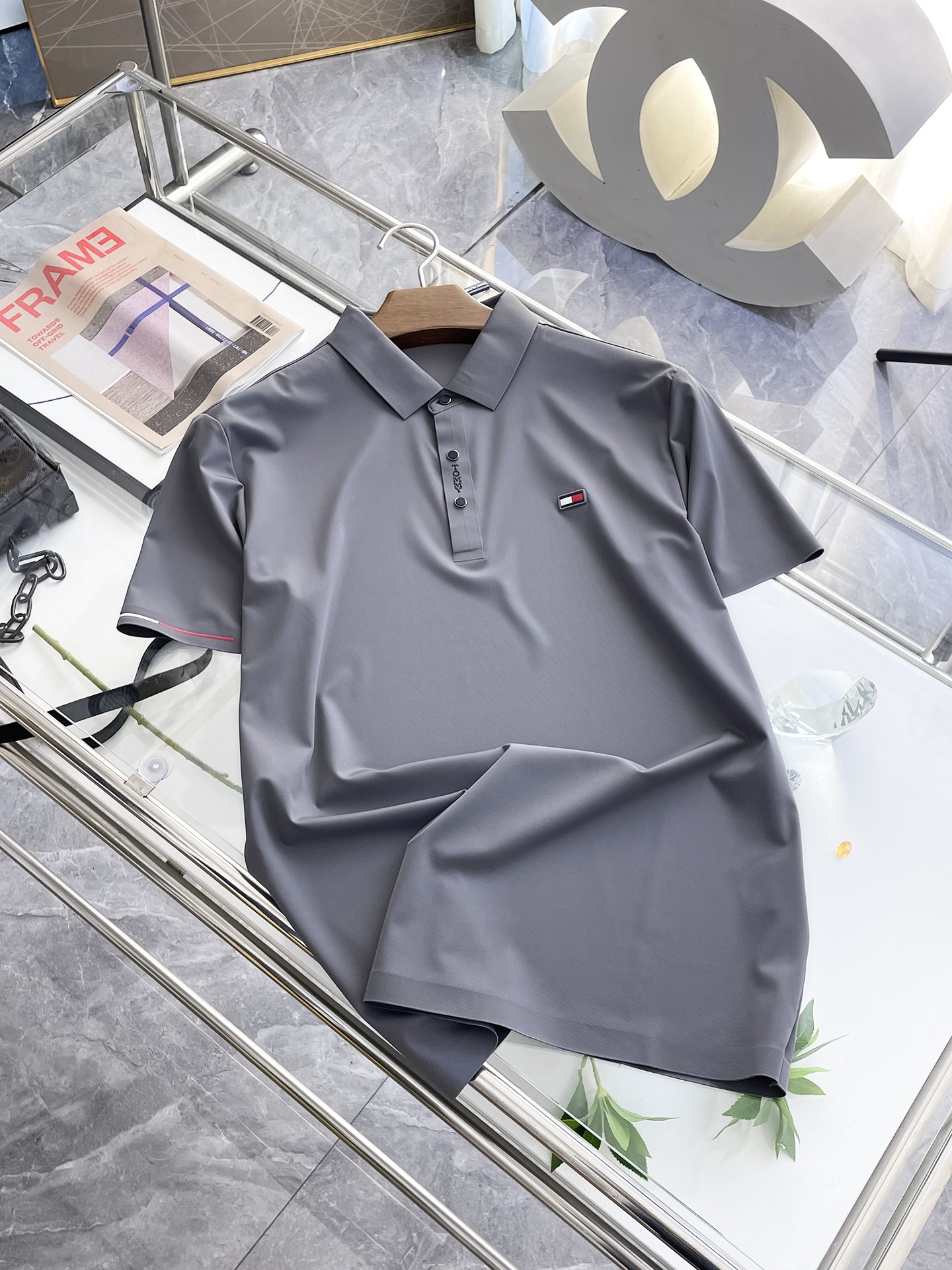 NO:133370,Tom Brown High-end Business White-collar workers are a must-have item for individuals in the unit!  Seizure-free pressed gel ice silk casual business short-sleeved Polo, technology fabric, ice silk traceless, very good body feel, smooth feel and great texture!  Good elasticity, no sense of restraint, the fabric has its own breathable mesh, moisture absorption and sweating, quick drying and keeping it dry, small lapel placket-breasted design, showing a straight posture, not soft pedal, simple style, can be used for business and leisure, highly recommended!  High-elastic ice silk, the touch is as smooth as jade silk, clean and neat, and elegant and gentlemanly. The high-end materials are the key to the fabric, the quality control must be used. The feel is extremely delicate and smooth, the fabric has a good gloss and upper body skeleton feel, so we can greet mature and quality men's clothing!  Sweat in summer and dry in seconds, a brand new experience Business commuting and leisure M-4XL, thom browne, T-shirt, alexander wang19860909汤姆布朗 高端商务 白领 单位人士必入单品！ 无痕压胶冰丝休闲商务短袖Polo,科技面料,冰丝无痕,体感非常棒,手感顺滑质感很棒！弹性好,无任何束缚感,面料自带透气网孔,吸湿排汗,速干保持干爽,小翻领门襟排扣设计,展露挺拔姿态,不软踏,简约款式,商务休闲都可驾驭,强烈推荐！高弹冰丝,触感堪比玉蚕丝一样丝滑,干净利落,儒雅绅士风度.高级材质,重点就是面料上,品控的必上,手感极其细腻光滑,面料光泽感和上身骨架感好,打招成熟品质男装！夏天出汗秒干,全新体验 商务通勤休闲 M-4XL,,thom browne,T-shirt,alexander wang,Men's clothing