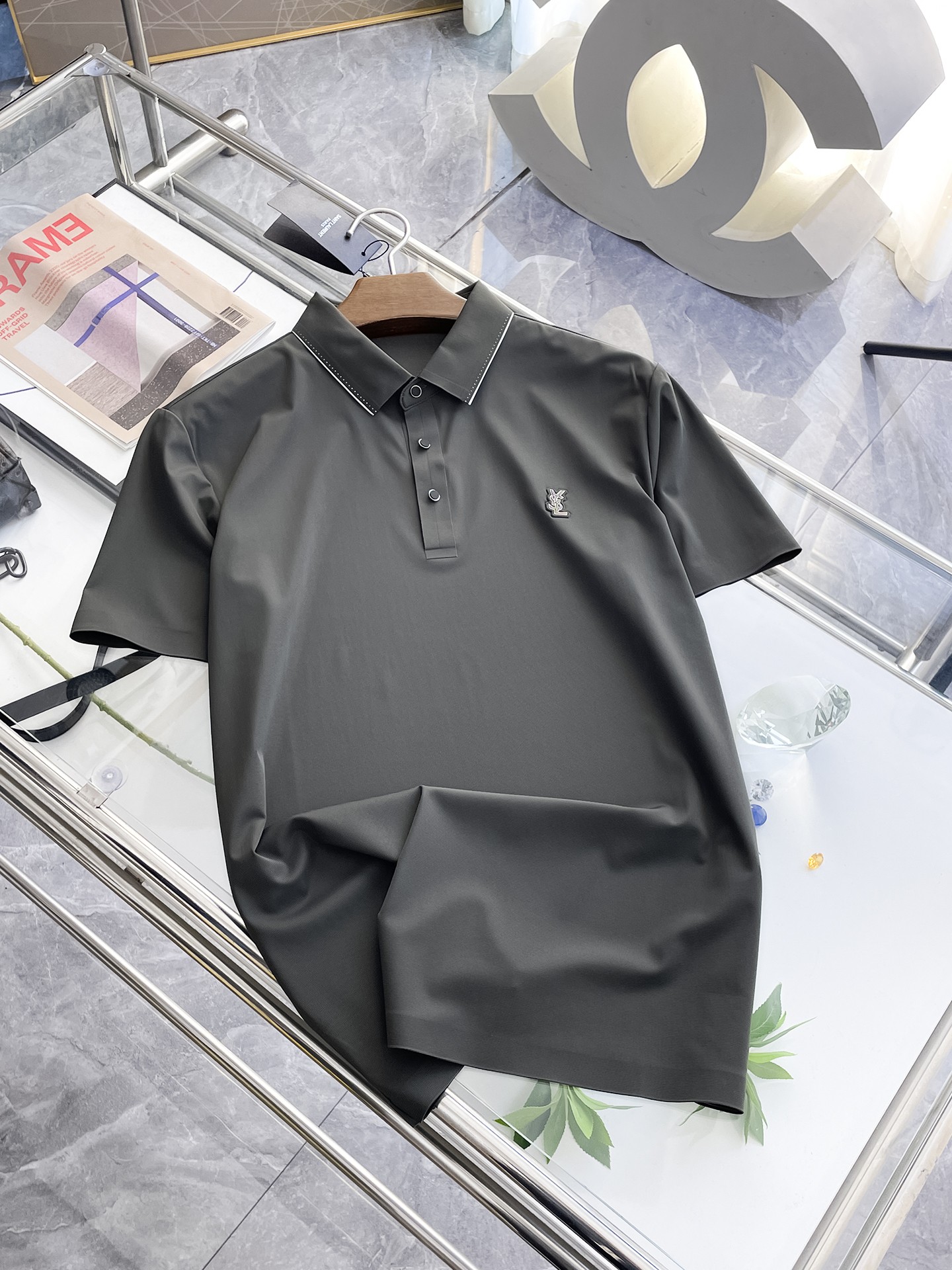 NO:133373,Saint Laurent, high-end business, white-collar workers, must-have items for individuals in the unit!  Seizure-free pressed gel ice silk casual business short-sleeved Polo, technology fabric, ice silk traceless, very good body feel, smooth feel and great texture!  Good elasticity, no sense of restraint, the fabric has its own breathable mesh, moisture absorption and sweating, quick drying and keeping it dry, small lapel placket-breasted design, showing a straight posture, not soft pedal, simple style, can be used for business and leisure, highly recommended!  High-elastic ice silk, the touch is as smooth as jade silk, clean and neat, and elegant and gentlemanly. The high-end materials are the key to the fabric, the quality control must be used. The feel is extremely delicate and smooth, the fabric has a good gloss and upper body skeleton feel, so we can greet mature and quality men's clothing!  Sweat in summer and dry in seconds, a brand new experience Business commuting and leisure M-4XL, saint laurent, T-shirt, alexander wang19860909圣罗兰 高端商务 白领 单位人士必入单品！ 无痕压胶冰丝休闲商务短袖Polo,科技面料,冰丝无痕,体感非常棒,手感顺滑质感很棒！弹性好,无任何束缚感,面料自带透气网孔,吸湿排汗,速干保持干爽,小翻领门襟排扣设计,展露挺拔姿态,不软踏,简约款式,商务休闲都可驾驭,强烈推荐！高弹冰丝,触感堪比玉蚕丝一样丝滑,干净利落,儒雅绅士风度.高级材质,重点就是面料上,品控的必上,手感极其细腻光滑,面料光泽感和上身骨架感好,打招成熟品质男装！夏天出汗秒干,全新体验 商务通勤休闲 M-4XL,,saint laurent,T-shirt,alexander wang,Men's clothing