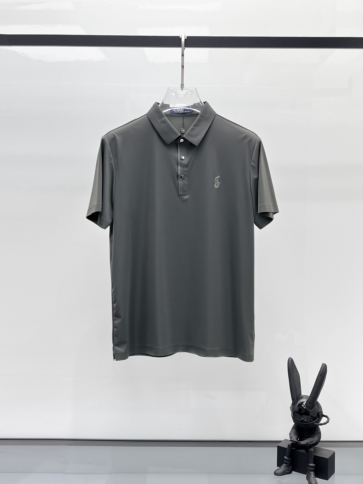 NO:142174,Paul High-end Business White-collar workers are a must-have item for individuals in the unit!  Seizure-free pressed gel ice silk casual business short-sleeved Polo, technology fabric, ice silk traceless, very good body feel, smooth feel and great texture!  Good elasticity, no sense of restraint, the fabric has its own breathable mesh, moisture absorption and sweating, quick drying and keeping it dry, small lapel placket-breasted design, showing a straight posture, not soft pedal, simple style, can be used for business and leisure, highly recommended!  High-elastic ice silk, the touch is as smooth as jade silk, clean and neat, and elegant and gentlemanly. The high-end materials are the key to the fabric, the quality control must be used. The feel is extremely delicate and smooth, the fabric has a good gloss and upper body skeleton feel, so we can greet mature and quality men's clothing!  Sweat in summer and dry instantly, a brand new experience Business commuting and leisure M-4XL, T-shirt, alexander wang19860909保罗 高端商务 白领 单位人士必入单品！ 无痕压胶冰丝休闲商务短袖Polo,科技面料,冰丝无痕,体感非常棒,手感顺滑质感很棒！弹性好,无任何束缚感,面料自带透气网孔,吸湿排汗,速干保持干爽,小翻领门襟排扣设计,展露挺拔姿态,不软踏,简约款式,商务休闲都可驾驭,强烈推荐！高弹冰丝,触感堪比玉蚕丝一样丝滑,干净利落,儒雅绅士风度.高级材质,重点就是面料上,品控的必上,手感极其细腻光滑,面料光泽感和上身骨架感好,打招成熟品质男装！夏天出汗秒干,全新体验 商务通勤休闲 M-4XL,,T-shirt,alexander wang,Men's clothing