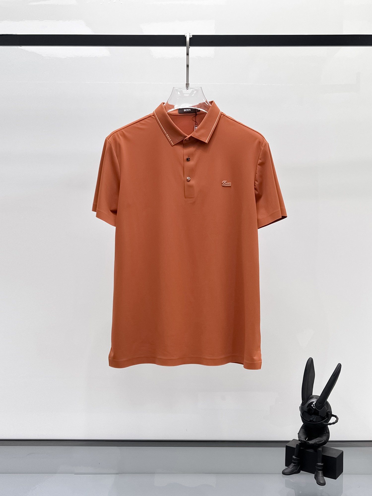 NO:142177,BOSS High-end Business White-collar workers are a must-have item for individuals in the unit!  Seizure-free pressed gel ice silk casual business short-sleeved Polo, technology fabric, ice silk traceless, very good body feel, smooth feel and great texture!  Good elasticity, no sense of restraint, the fabric has its own breathable mesh, moisture absorption and sweating, quick drying and keeping it dry, small lapel placket-breasted design, showing a straight posture, not soft pedal, simple style, can be used for business and leisure, highly recommended!  High-elastic ice silk, the touch is as smooth as jade silk, clean and neat, and elegant and gentlemanly. The high-end materials are the key to the fabric, the quality control must be used. The feel is extremely delicate and smooth, the fabric has a good gloss and upper body skeleton feel, so we can greet mature and quality men's clothing!  Sweat in summer and dry instantly, a brand new experience Business commuting and leisure M-4XL, T-shirt, alexander wang19860909BOSS 高端商务 白领 单位人士必入单品！ 无痕压胶冰丝休闲商务短袖Polo,科技面料,冰丝无痕,体感非常棒,手感顺滑质感很棒！弹性好,无任何束缚感,面料自带透气网孔,吸湿排汗,速干保持干爽,小翻领门襟排扣设计,展露挺拔姿态,不软踏,简约款式,商务休闲都可驾驭,强烈推荐！高弹冰丝,触感堪比玉蚕丝一样丝滑,干净利落,儒雅绅士风度.高级材质,重点就是面料上,品控的必上,手感极其细腻光滑,面料光泽感和上身骨架感好,打招成熟品质男装！夏天出汗秒干,全新体验 商务通勤休闲 M-4XL,,T-shirt,alexander wang,Men's clothing