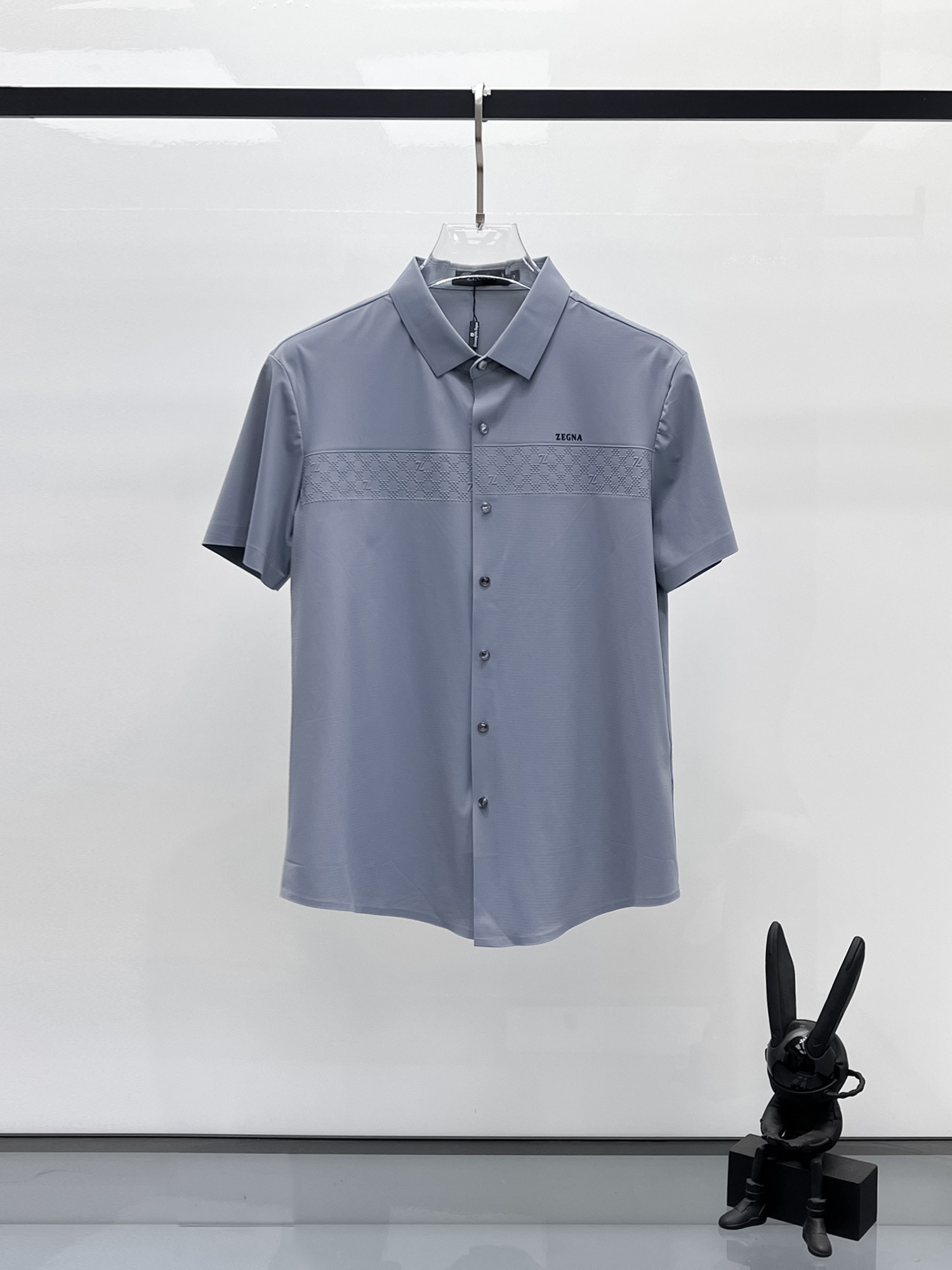 NO:142180,Jenia High-end Business White-collar workers are a must-have item for individuals in the unit!  Seal-free pressed glue ice silk casual business short-sleeved shirt, technological fabric, ice silk traceless, very good body feel, smooth feel and great texture!  Good elasticity, no sense of restraint, the fabric has its own breathable mesh, moisture absorption and sweating, quick drying and keeping it dry, small lapel placket-breasted design, showing a straight posture, not soft pedal, simple style, can be used for business and leisure, highly recommended!  High-elastic ice silk, the touch is as smooth as jade silk, clean and neat, and elegant and gentlemanly. The high-end materials are the key to the fabric, the quality control must be used. The feel is extremely delicate and smooth, the fabric has a good gloss and upper body skeleton feel, so we can greet mature and quality men's clothing!  Sweat in summer and dry in seconds, a brand new experience Business commuting and leisure M-4XL, zegna,shirts,T-shirt,alexander wang19860909杰尼亚 高端商务 白领 单位人士必入单品！ 无痕压胶冰丝休闲商务短袖衬衫,科技面料,冰丝无痕,体感非常棒,手感顺滑质感很棒！弹性好,无任何束缚感,面料自带透气网孔,吸湿排汗,速干保持干爽,小翻领门襟排扣设计,展露挺拔姿态,不软踏,简约款式,商务休闲都可驾驭,强烈推荐！高弹冰丝,触感堪比玉蚕丝一样丝滑,干净利落,儒雅绅士风度.高级材质,重点就是面料上,品控的必上,手感极其细腻光滑,面料光泽感和上身骨架感好,打招成熟品质男装！夏天出汗秒干,全新体验 商务通勤休闲 M-4XL,,zegna,shirts,T-shirt,alexander wang,Men's clothing