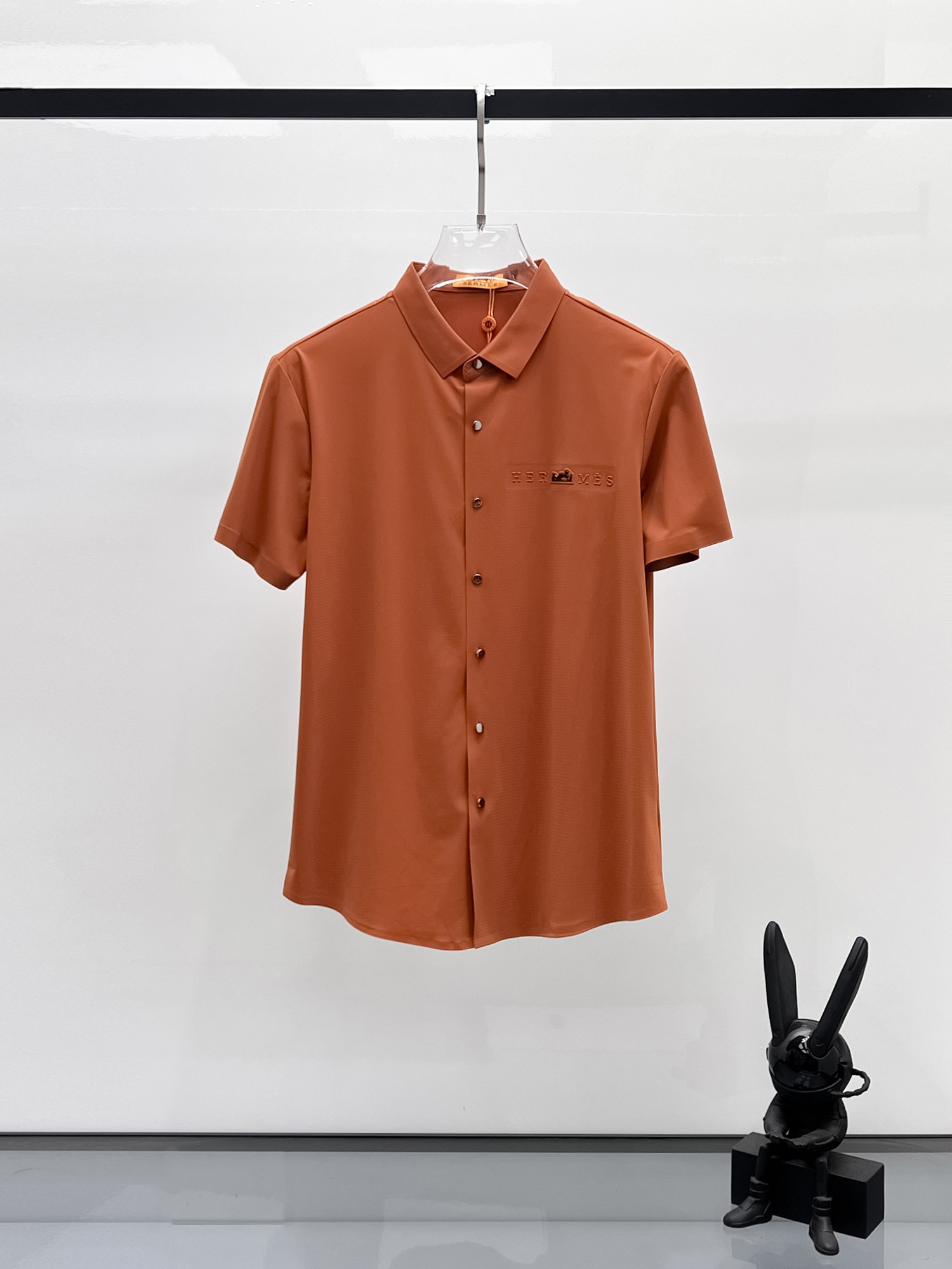 NO:142183,Hermes High-end Business White-collar workers are a must-have item for people in the unit!  Seal-free pressed glue ice silk casual business short-sleeved shirt, technological fabric, ice silk traceless, very good body feel, smooth feel and great texture!  Good elasticity, no sense of restraint, the fabric has its own breathable mesh, moisture absorption and sweating, quick drying and keeping it dry, small lapel placket-breasted design, showing a straight posture, not soft pedal, simple style, can be used for business and leisure, highly recommended!  High-elastic ice silk, the touch is as smooth as jade silk, clean and neat, and elegant and gentlemanly. The high-end materials are the key to the fabric, the quality control must be used. The feel is extremely delicate and smooth, the fabric has a good gloss and upper body skeleton feel, so we can greet mature and quality men's clothing!  Sweat in summer and dry in seconds, a brand new experience Business commuting and leisure M-4XL, hermes,shirts,T-shirt,alexander wang19860909爱马仕 高端商务 白领 单位人士必入单品！ 无痕压胶冰丝休闲商务短袖衬衫,科技面料,冰丝无痕,体感非常棒,手感顺滑质感很棒！弹性好,无任何束缚感,面料自带透气网孔,吸湿排汗,速干保持干爽,小翻领门襟排扣设计,展露挺拔姿态,不软踏,简约款式,商务休闲都可驾驭,强烈推荐！高弹冰丝,触感堪比玉蚕丝一样丝滑,干净利落,儒雅绅士风度.高级材质,重点就是面料上,品控的必上,手感极其细腻光滑,面料光泽感和上身骨架感好,打招成熟品质男装！夏天出汗秒干,全新体验 商务通勤休闲 M-4XL,,hermes,shirts,T-shirt,alexander wang,Men's clothing