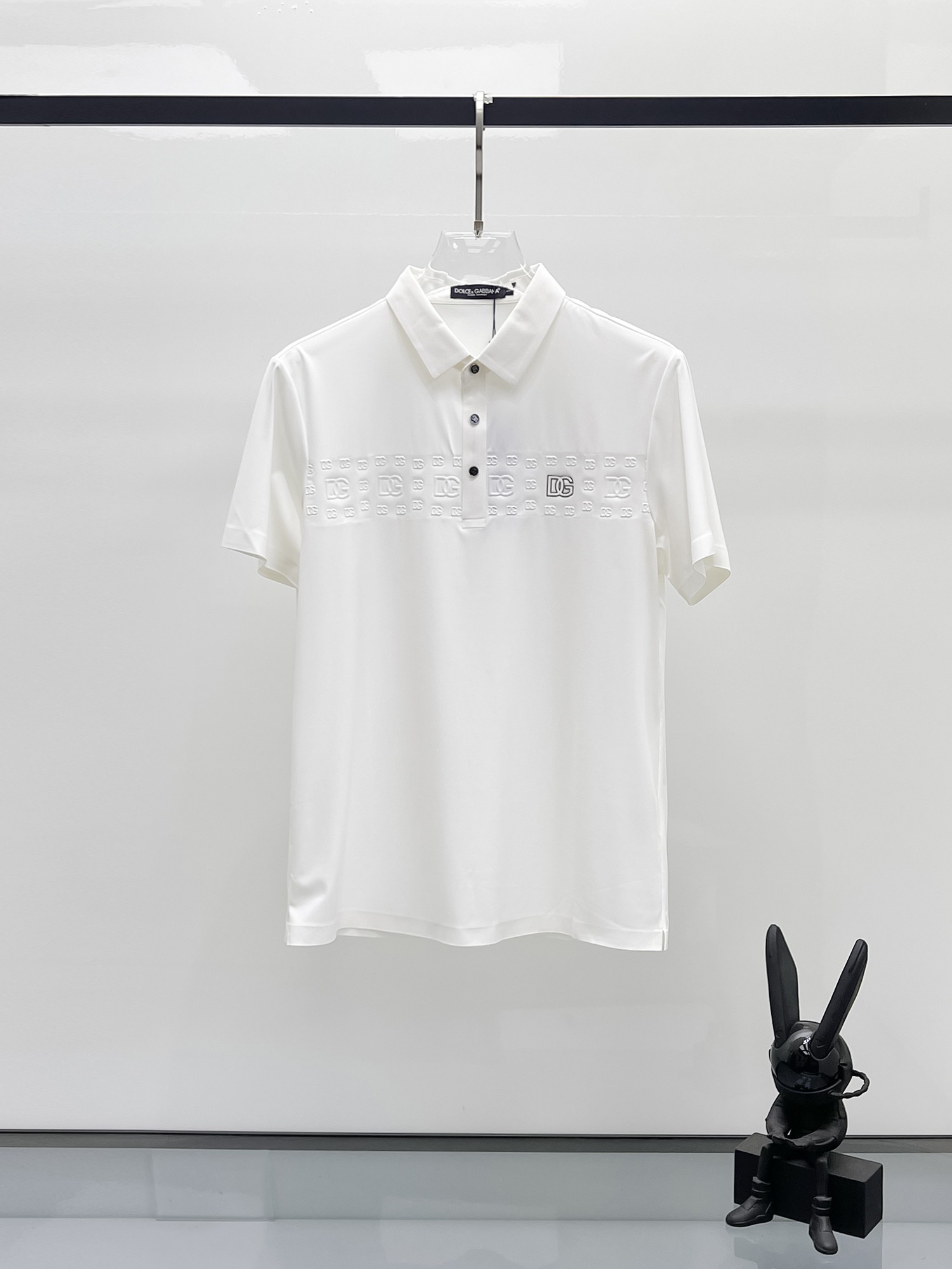 NO:142186,DG High-end Business White-collar workers are a must-have item for individuals in the unit!  Seizure-free pressed gel ice silk casual business short-sleeved Polo, technology fabric, ice silk traceless, very good body feel, smooth feel and great texture!  Good elasticity, no sense of restraint, the fabric has its own breathable mesh, moisture absorption and sweating, quick drying and keeping it dry, small lapel placket-breasted design, showing a straight posture, not soft pedal, simple style, can be used for business and leisure, highly recommended!  High-elastic ice silk, the touch is as smooth as jade silk, clean and neat, and elegant and gentlemanly. The high-end materials are the key to the fabric, the quality control must be used. The feel is extremely delicate and smooth, the fabric has a good gloss and upper body skeleton feel, so we can greet mature and quality men's clothing!  Sweat in summer and dry in seconds, a brand new experience Business commuting and leisure M-4XL, Dolce & Gabbana, T-shirt, alexander wang19860909DG 高端商务 白领 单位人士必入单品！ 无痕压胶冰丝休闲商务短袖Polo,科技面料,冰丝无痕,体感非常棒,手感顺滑质感很棒！弹性好,无任何束缚感,面料自带透气网孔,吸湿排汗,速干保持干爽,小翻领门襟排扣设计,展露挺拔姿态,不软踏,简约款式,商务休闲都可驾驭,强烈推荐！高弹冰丝,触感堪比玉蚕丝一样丝滑,干净利落,儒雅绅士风度.高级材质,重点就是面料上,品控的必上,手感极其细腻光滑,面料光泽感和上身骨架感好,打招成熟品质男装！夏天出汗秒干,全新体验 商务通勤休闲 M-4XL,,Dolce&Gabbana,T-shirt,alexander wang,Men's clothing