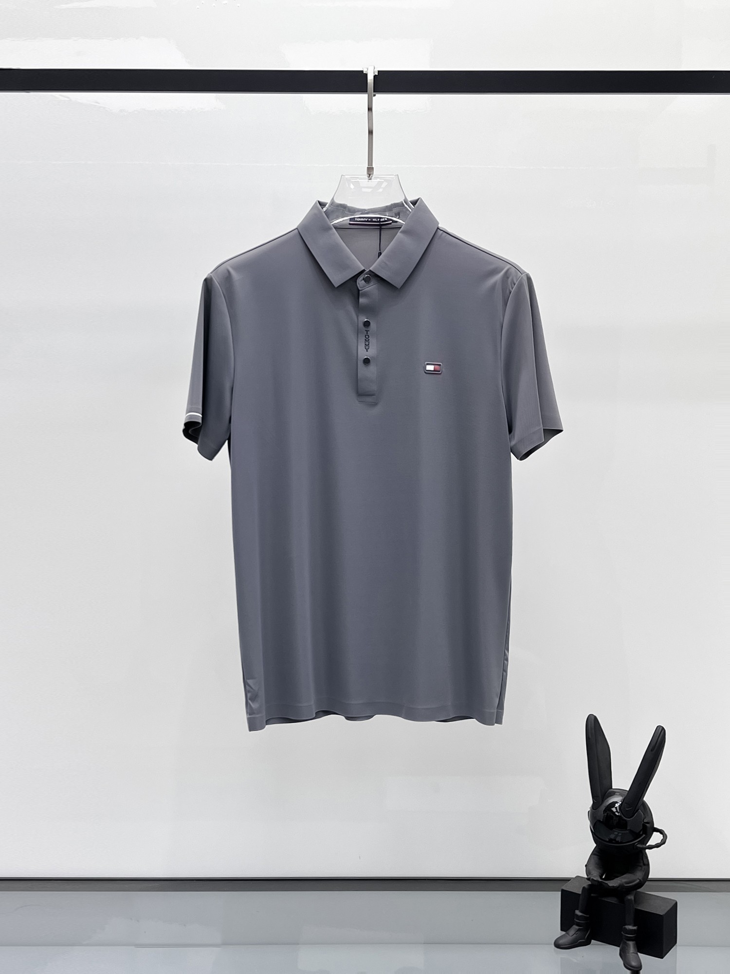 NO:142189,Tom Brown High-end Business White-collar workers are a must-have item for individuals in the unit!  Seizure-free pressed gel ice silk casual business short-sleeved Polo, technology fabric, ice silk traceless, very good body feel, smooth feel and great texture!  Good elasticity, no sense of restraint, the fabric has its own breathable mesh, moisture absorption and sweating, quick drying and keeping it dry, small lapel placket-breasted design, showing a straight posture, not soft pedal, simple style, can be used for business and leisure, highly recommended!  High-elastic ice silk, the touch is as smooth as jade silk, clean and neat, and elegant and gentlemanly. The high-end materials are the key to the fabric, the quality control must be used. The feel is extremely delicate and smooth, the fabric has a good gloss and upper body skeleton feel, so we can greet mature and quality men's clothing!  Sweat in summer and dry in seconds, a brand new experience Business commuting and leisure M-4XL, thom browne, T-shirt, alexander wang19860909汤姆布朗 高端商务 白领 单位人士必入单品！ 无痕压胶冰丝休闲商务短袖Polo,科技面料,冰丝无痕,体感非常棒,手感顺滑质感很棒！弹性好,无任何束缚感,面料自带透气网孔,吸湿排汗,速干保持干爽,小翻领门襟排扣设计,展露挺拔姿态,不软踏,简约款式,商务休闲都可驾驭,强烈推荐！高弹冰丝,触感堪比玉蚕丝一样丝滑,干净利落,儒雅绅士风度.高级材质,重点就是面料上,品控的必上,手感极其细腻光滑,面料光泽感和上身骨架感好,打招成熟品质男装！夏天出汗秒干,全新体验 商务通勤休闲 M-4XL,,thom browne,T-shirt,alexander wang,Men's clothing