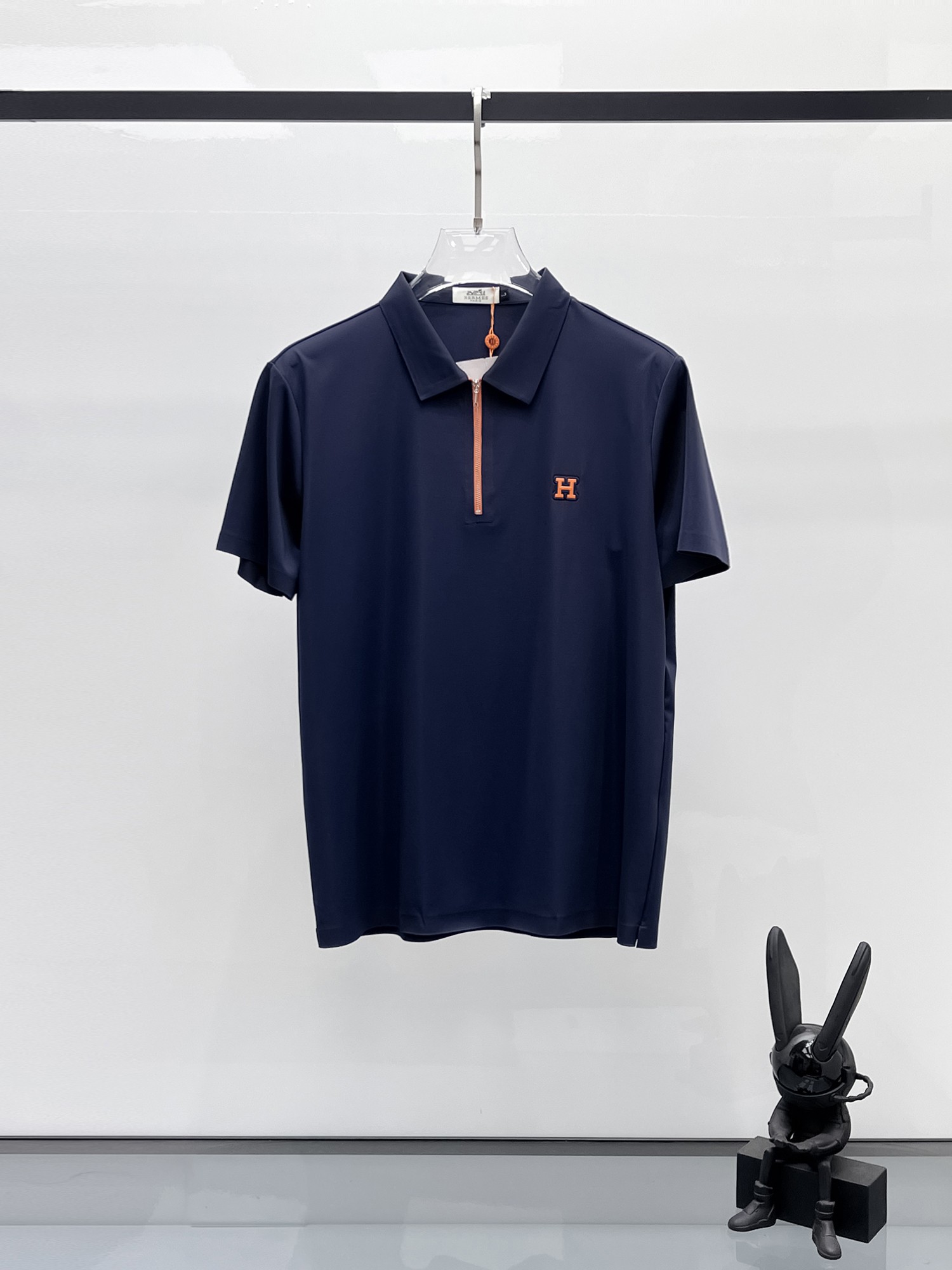 NO:142192,Hermes High-end Business White-collar workers are a must-have item for people in the unit!  Seizure-free pressed gel ice silk casual business short-sleeved Polo, technology fabric, ice silk traceless, very good body feel, smooth feel and great texture!  Good elasticity, no sense of restraint, the fabric has its own breathable mesh, moisture absorption and sweating, quick drying and keeping it dry, small lapel placket-breasted design, showing a straight posture, not soft pedal, simple style, can be used for business and leisure, highly recommended!  High-elastic ice silk, the touch is as smooth as jade silk, clean and neat, and elegant and gentlemanly. The high-end materials are the key to the fabric, the quality control must be used. The feel is extremely delicate and smooth, the fabric has a good gloss and upper body skeleton feel, so we can greet mature and quality men's clothing!  Sweat in summer and dry instantly, a brand new experience Business commuting and leisure M-4XL, hermes, T-shirt, alexander wang19860909爱马仕 高端商务 白领 单位人士必入单品！ 无痕压胶冰丝休闲商务短袖Polo,科技面料,冰丝无痕,体感非常棒,手感顺滑质感很棒！弹性好,无任何束缚感,面料自带透气网孔,吸湿排汗,速干保持干爽,小翻领门襟排扣设计,展露挺拔姿态,不软踏,简约款式,商务休闲都可驾驭,强烈推荐！高弹冰丝,触感堪比玉蚕丝一样丝滑,干净利落,儒雅绅士风度.高级材质,重点就是面料上,品控的必上,手感极其细腻光滑,面料光泽感和上身骨架感好,打招成熟品质男装！夏天出汗秒干,全新体验 商务通勤休闲 M-4XL,,hermes,T-shirt,alexander wang,Men's clothing