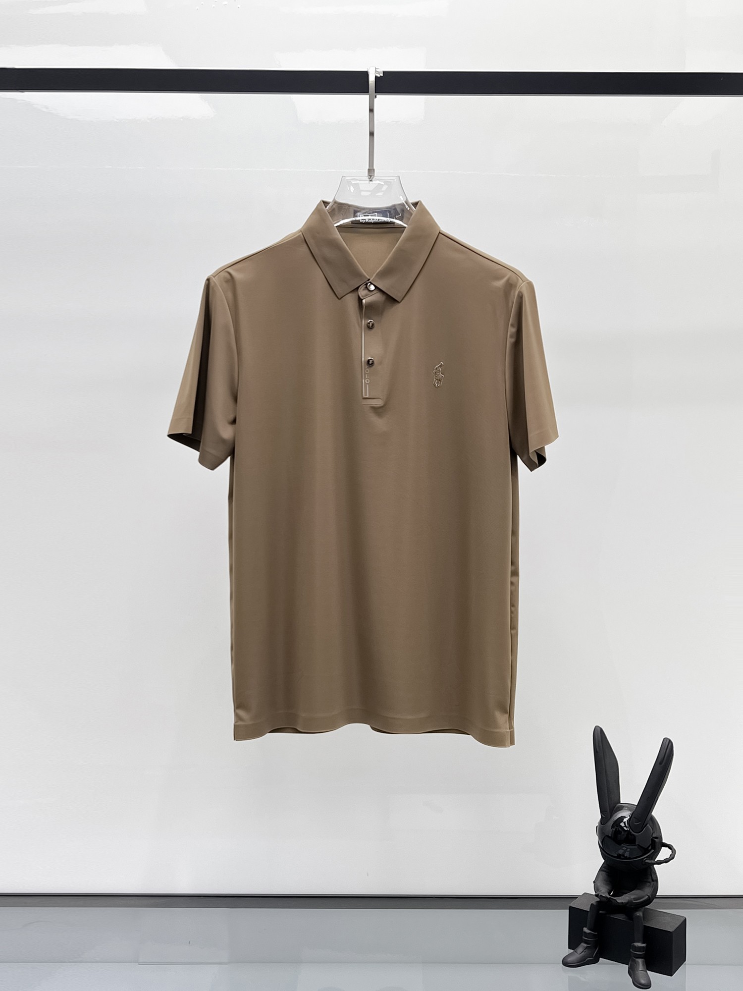 NO:142195,Paul High-end Business White-collar workers are a must-have item for individuals in the unit!  Seizure-free pressed gel ice silk casual business short-sleeved Polo, technology fabric, ice silk traceless, very good body feel, smooth feel and great texture!  Good elasticity, no sense of restraint, the fabric has its own breathable mesh, moisture absorption and sweating, quick drying and keeping it dry, small lapel placket-breasted design, showing a straight posture, not soft pedal, simple style, can be used for business and leisure, highly recommended!  High-elastic ice silk, the touch is as smooth as jade silk, clean and neat, and elegant and gentlemanly. The high-end materials are the key to the fabric, the quality control must be used. The feel is extremely delicate and smooth, the fabric has a good gloss and upper body skeleton feel, so we can greet mature and quality men's clothing!  Sweat in summer and dry instantly, a brand new experience Business commuting and leisure M-4XL, T-shirt, alexander wang19860909保罗 高端商务 白领 单位人士必入单品！ 无痕压胶冰丝休闲商务短袖Polo,科技面料,冰丝无痕,体感非常棒,手感顺滑质感很棒！弹性好,无任何束缚感,面料自带透气网孔,吸湿排汗,速干保持干爽,小翻领门襟排扣设计,展露挺拔姿态,不软踏,简约款式,商务休闲都可驾驭,强烈推荐！高弹冰丝,触感堪比玉蚕丝一样丝滑,干净利落,儒雅绅士风度.高级材质,重点就是面料上,品控的必上,手感极其细腻光滑,面料光泽感和上身骨架感好,打招成熟品质男装！夏天出汗秒干,全新体验 商务通勤休闲 M-4XL,,T-shirt,alexander wang,Men's clothing