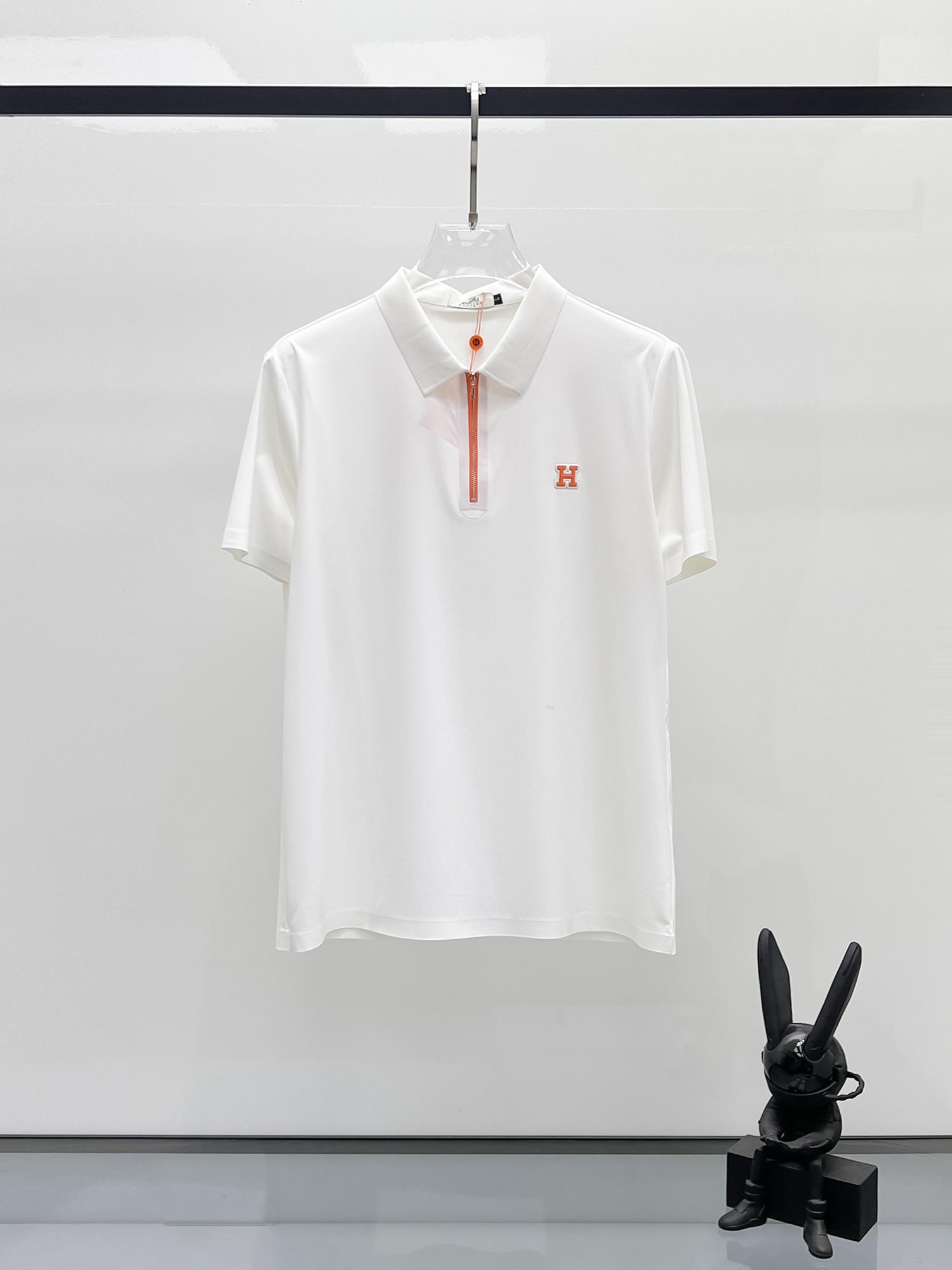 NO:142197,Hermes High-end Business White-collar workers are a must-have item for people in the unit!  Seizure-free pressed gel ice silk casual business short-sleeved Polo, technology fabric, ice silk traceless, very good body feel, smooth feel and great texture!  Good elasticity, no sense of restraint, the fabric has its own breathable mesh, moisture absorption and sweating, quick drying and keeping it dry, small lapel placket-breasted design, showing a straight posture, not soft pedal, simple style, can be used for business and leisure, highly recommended!  High-elastic ice silk, the touch is as smooth as jade silk, clean and neat, and elegant and gentlemanly. The high-end materials are the key to the fabric, the quality control must be used. The feel is extremely delicate and smooth, the fabric has a good gloss and upper body skeleton feel, so we can greet mature and quality men's clothing!  Sweat in summer and dry instantly, a brand new experience Business commuting and leisure M-4XL, hermes, T-shirt, alexander wang19860909爱马仕 高端商务 白领 单位人士必入单品！ 无痕压胶冰丝休闲商务短袖Polo,科技面料,冰丝无痕,体感非常棒,手感顺滑质感很棒！弹性好,无任何束缚感,面料自带透气网孔,吸湿排汗,速干保持干爽,小翻领门襟排扣设计,展露挺拔姿态,不软踏,简约款式,商务休闲都可驾驭,强烈推荐！高弹冰丝,触感堪比玉蚕丝一样丝滑,干净利落,儒雅绅士风度.高级材质,重点就是面料上,品控的必上,手感极其细腻光滑,面料光泽感和上身骨架感好,打招成熟品质男装！夏天出汗秒干,全新体验 商务通勤休闲 M-4XL,,hermes,T-shirt,alexander wang,Men's clothing