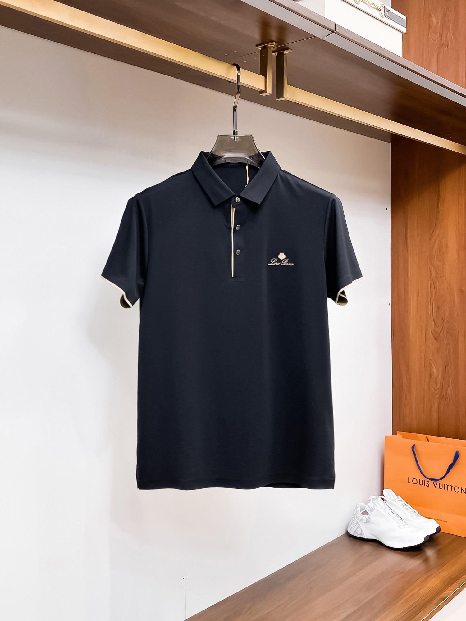 NO:135984,LP High-end Goods Business White-collar workers are a must-have item for individuals in the unit!  Bead floor fabric casual business short-sleeved Polo, technology fabric, great body feel, smooth texture and great texture!  Good elasticity, no sense of restraint, the fabric has its own breathable mesh, moisture absorption and sweating, quick drying and keeping it dry, small lapel placket-breasted design, showing a straight posture, not soft pedal, simple style, can be used for business and leisure, highly recommended!  High-elastic ice silk, the touch is as smooth as jade silk, clean and neat, and elegant and gentlemanly. The high-end materials are the key to the fabric, the quality control must be used. The feel is extremely delicate and smooth, the fabric has a good gloss and upper body skeleton feel, so we can greet mature and quality men's clothing!  Sweat in summer and dry in seconds, a brand new experience Business commuting and leisure Number M-4XL, maximum wear 200 catties, loro piana, T-shirt, alexander wang19860909LP 高端货商务 白领 单位人士必入单品！ 珠地面料休闲商务短袖Polo,科技面料,体感非常棒,手感顺滑质感很棒！弹性好,无任何束缚感,面料自带透气网孔,吸湿排汗,速干保持干爽,小翻领门襟排扣设计,展露挺拔姿态,不软踏,简约款式,商务休闲都可驾驭,强烈推荐！高弹冰丝,触感堪比玉蚕丝一样丝滑,干净利落,儒雅绅士风度.高级材质,重点就是面料上,品控的必上,手感极其细腻光滑,面料光泽感和上身骨架感好,打招成熟品质男装！夏天出汗秒干,全新体验 商务通勤休闲 码数M-4XL,最大穿200斤,,loro piana,T-shirt,alexander wang,Men's clothing