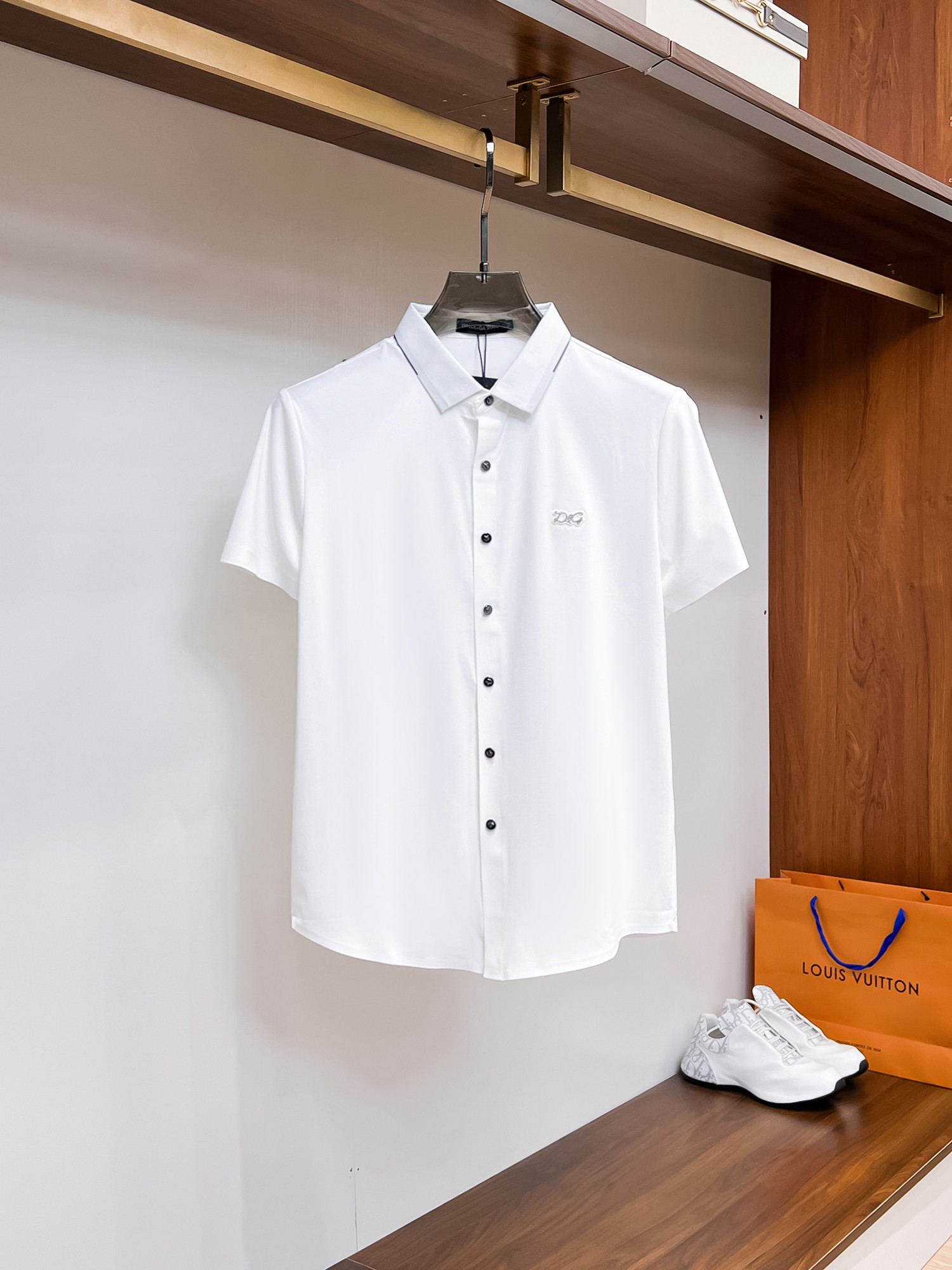 NO:135986,DG High-end Goods Business White-collar workers are a must-have item for individuals in the unit!  Bead floor fabric casual business short-sleeved shirt, technological fabric, great body feel, smooth texture and great texture!  Good elasticity, no sense of restraint, the fabric has its own breathable mesh, moisture absorption and sweating, quick drying and keeping it dry, small lapel placket-breasted design, showing a straight posture, not soft pedal, simple style, can be used for business and leisure, highly recommended!  High-elastic ice silk, the touch is as smooth as jade silk, clean and neat, and elegant and gentlemanly. The high-end materials are the key to the fabric, the quality control must be used. The feel is extremely delicate and smooth, the fabric has a good gloss and upper body skeleton feel, so we can greet mature and quality men's clothing!  Sweat in summer and dry in seconds, a brand new experience Business commuting and leisure Number M-4XL, maximum wear 200 catties, Dolce & Gabbana, Shirts, T-shirt, alexander wang19860909DG 高端货商务 白领 单位人士必入单品！ 珠地面料休闲商务短袖衬衫,科技面料,体感非常棒,手感顺滑质感很棒！弹性好,无任何束缚感,面料自带透气网孔,吸湿排汗,速干保持干爽,小翻领门襟排扣设计,展露挺拔姿态,不软踏,简约款式,商务休闲都可驾驭,强烈推荐！高弹冰丝,触感堪比玉蚕丝一样丝滑,干净利落,儒雅绅士风度.高级材质,重点就是面料上,品控的必上,手感极其细腻光滑,面料光泽感和上身骨架感好,打招成熟品质男装！夏天出汗秒干,全新体验 商务通勤休闲 码数M-4XL,最大穿200斤,,Dolce&Gabbana,shirts,T-shirt,alexander wang,Men's clothing