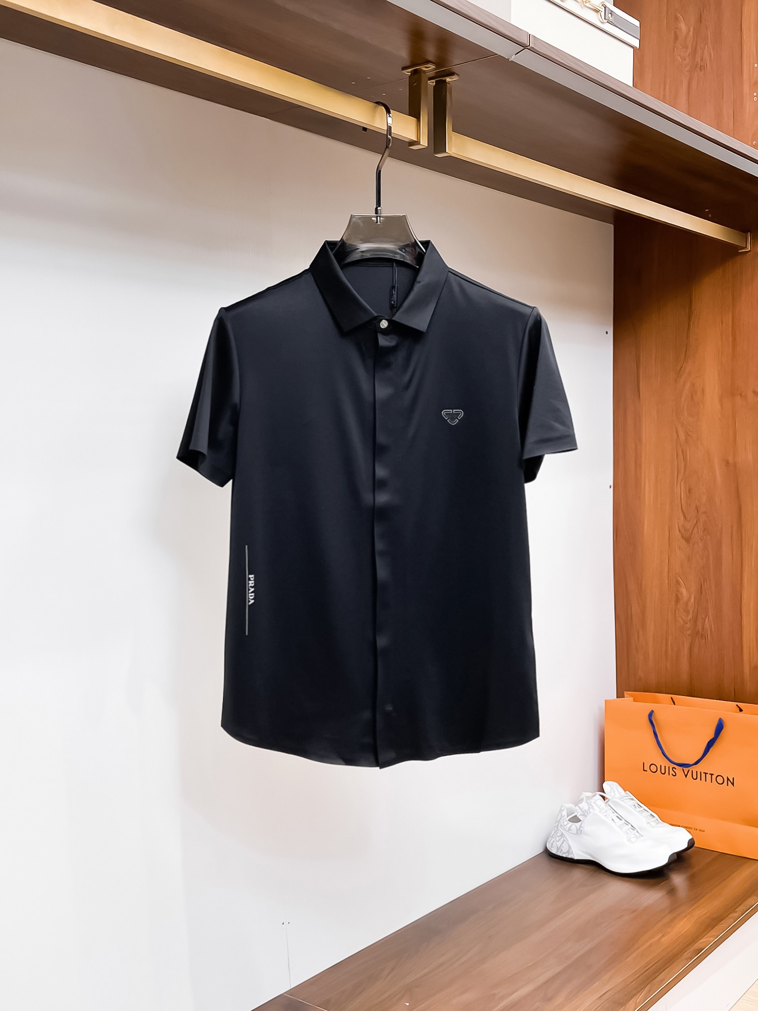 NO:135988,Prada High-end Goods Business White-collar workers are a must-have item for individuals in the unit!  Bead floor fabric casual business short-sleeved shirt, technological fabric, great body feel, smooth texture and great texture!  Good elasticity, no sense of restraint, the fabric has its own breathable mesh, moisture absorption and sweating, quick drying and keeping it dry, small lapel placket-breasted design, showing a straight posture, not soft pedal, simple style, can be used for business and leisure, highly recommended!  High-elastic ice silk, the touch is as smooth as jade silk, clean and neat, and elegant and gentlemanly. The high-end materials are the key to the fabric, the quality control must be used. The feel is extremely delicate and smooth, the fabric has a good gloss and upper body skeleton feel, so we can greet mature and quality men's clothing!  Sweat in summer and dry in seconds, a brand new experience Business commuting and leisure Number M-4XL, maximum wear 200 catties, prada,shirts,T-shirt,alexander wang19860909普拉达 高端货商务 白领 单位人士必入单品！ 珠地面料休闲商务短袖衬衫,科技面料,体感非常棒,手感顺滑质感很棒！弹性好,无任何束缚感,面料自带透气网孔,吸湿排汗,速干保持干爽,小翻领门襟排扣设计,展露挺拔姿态,不软踏,简约款式,商务休闲都可驾驭,强烈推荐！高弹冰丝,触感堪比玉蚕丝一样丝滑,干净利落,儒雅绅士风度.高级材质,重点就是面料上,品控的必上,手感极其细腻光滑,面料光泽感和上身骨架感好,打招成熟品质男装！夏天出汗秒干,全新体验 商务通勤休闲 码数M-4XL,最大穿200斤,,prada,shirts,T-shirt,alexander wang,Men's clothing