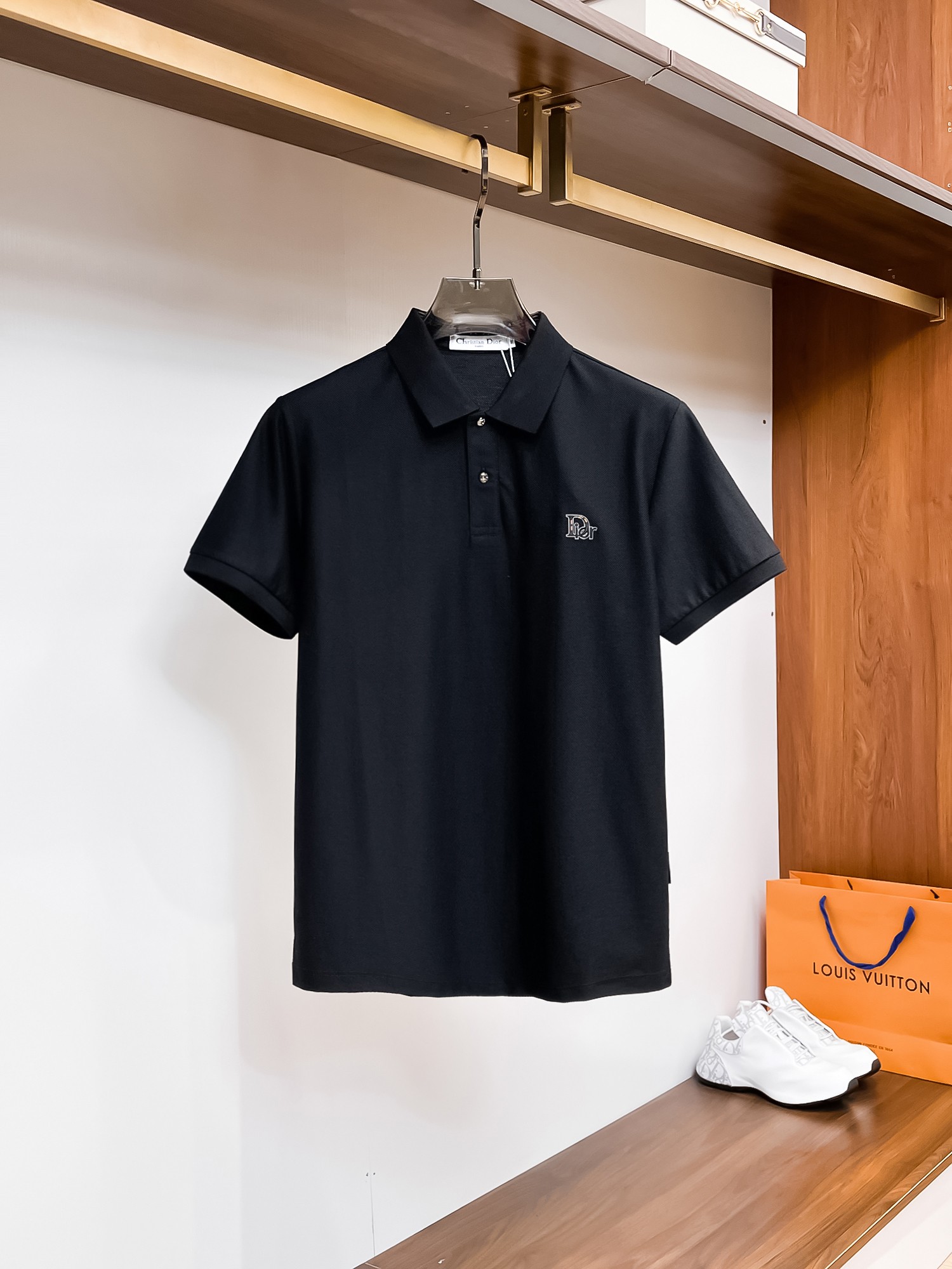 NO:135990,Dior High-end Goods Business White-collar workers are a must-have item for individuals in the unit!  Bead floor fabric casual business short-sleeved Polo, technology fabric, great body feel, smooth texture and great texture!  Good elasticity, no sense of restraint, the fabric has its own breathable mesh, moisture absorption and sweating, quick drying and keeping it dry, small lapel placket-breasted design, showing a straight posture, not soft pedal, simple style, can be used for business and leisure, highly recommended!  High-elastic ice silk, the touch is as smooth as jade silk, clean and neat, and elegant and gentlemanly. The high-end materials are the key to the fabric, the quality control must be used. The feel is extremely delicate and smooth, the fabric has a good gloss and upper body skeleton feel, so we can greet mature and quality men's clothing!  Sweat in summer and dry in seconds, a brand new experience Business commuting and leisure Number M-4XL, maximum wear 200 catties, dior, T-shirt, alexander wang19860909迪奥 高端货商务 白领 单位人士必入单品！ 珠地面料休闲商务短袖Polo,科技面料,体感非常棒,手感顺滑质感很棒！弹性好,无任何束缚感,面料自带透气网孔,吸湿排汗,速干保持干爽,小翻领门襟排扣设计,展露挺拔姿态,不软踏,简约款式,商务休闲都可驾驭,强烈推荐！高弹冰丝,触感堪比玉蚕丝一样丝滑,干净利落,儒雅绅士风度.高级材质,重点就是面料上,品控的必上,手感极其细腻光滑,面料光泽感和上身骨架感好,打招成熟品质男装！夏天出汗秒干,全新体验 商务通勤休闲 码数M-4XL,最大穿200斤,,dior,T-shirt,alexander wang,Men's clothing