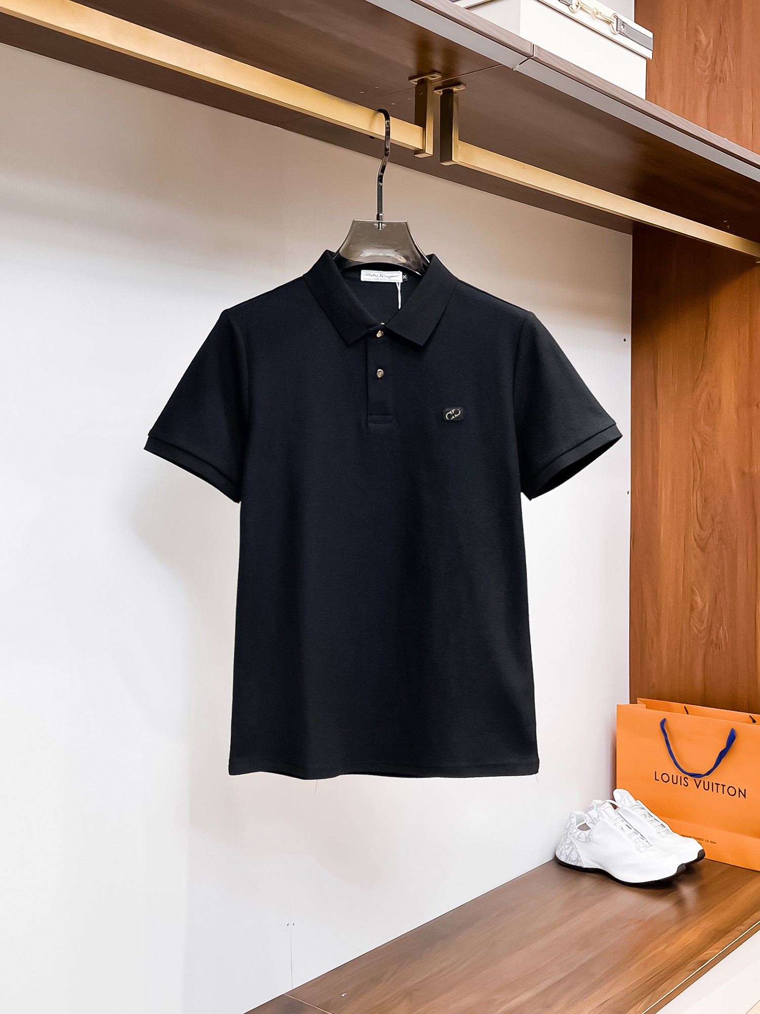 NO:135992,Ferragamo High-end Goods Business White-collar workers are a must-have item for individuals in the unit!  Bead floor fabric casual business short-sleeved Polo, technology fabric, great body feel, smooth texture and great texture!  Good elasticity, no sense of restraint, the fabric has its own breathable mesh, moisture absorption and sweating, quick drying and keeping it dry, small lapel placket-breasted design, showing a straight posture, not soft pedal, simple style, can be used for business and leisure, highly recommended!  High-elastic ice silk, the touch is as smooth as jade silk, clean and neat, and elegant and gentlemanly. The high-end materials are the key to the fabric, the quality control must be used. The feel is extremely delicate and smooth, the fabric has a good gloss and upper body skeleton feel, so we can greet mature and quality men's clothing!  Sweat in summer and dry in seconds, a brand new experience Business commuting and leisure Number M-4XL, maximum wear 200 catties, ferragamo, T-shirt, alexander wang19860909菲拉格慕 高端货商务 白领 单位人士必入单品！ 珠地面料休闲商务短袖Polo,科技面料,体感非常棒,手感顺滑质感很棒！弹性好,无任何束缚感,面料自带透气网孔,吸湿排汗,速干保持干爽,小翻领门襟排扣设计,展露挺拔姿态,不软踏,简约款式,商务休闲都可驾驭,强烈推荐！高弹冰丝,触感堪比玉蚕丝一样丝滑,干净利落,儒雅绅士风度.高级材质,重点就是面料上,品控的必上,手感极其细腻光滑,面料光泽感和上身骨架感好,打招成熟品质男装！夏天出汗秒干,全新体验 商务通勤休闲 码数M-4XL,最大穿200斤,,ferragamo,T-shirt,alexander wang,Men's clothing