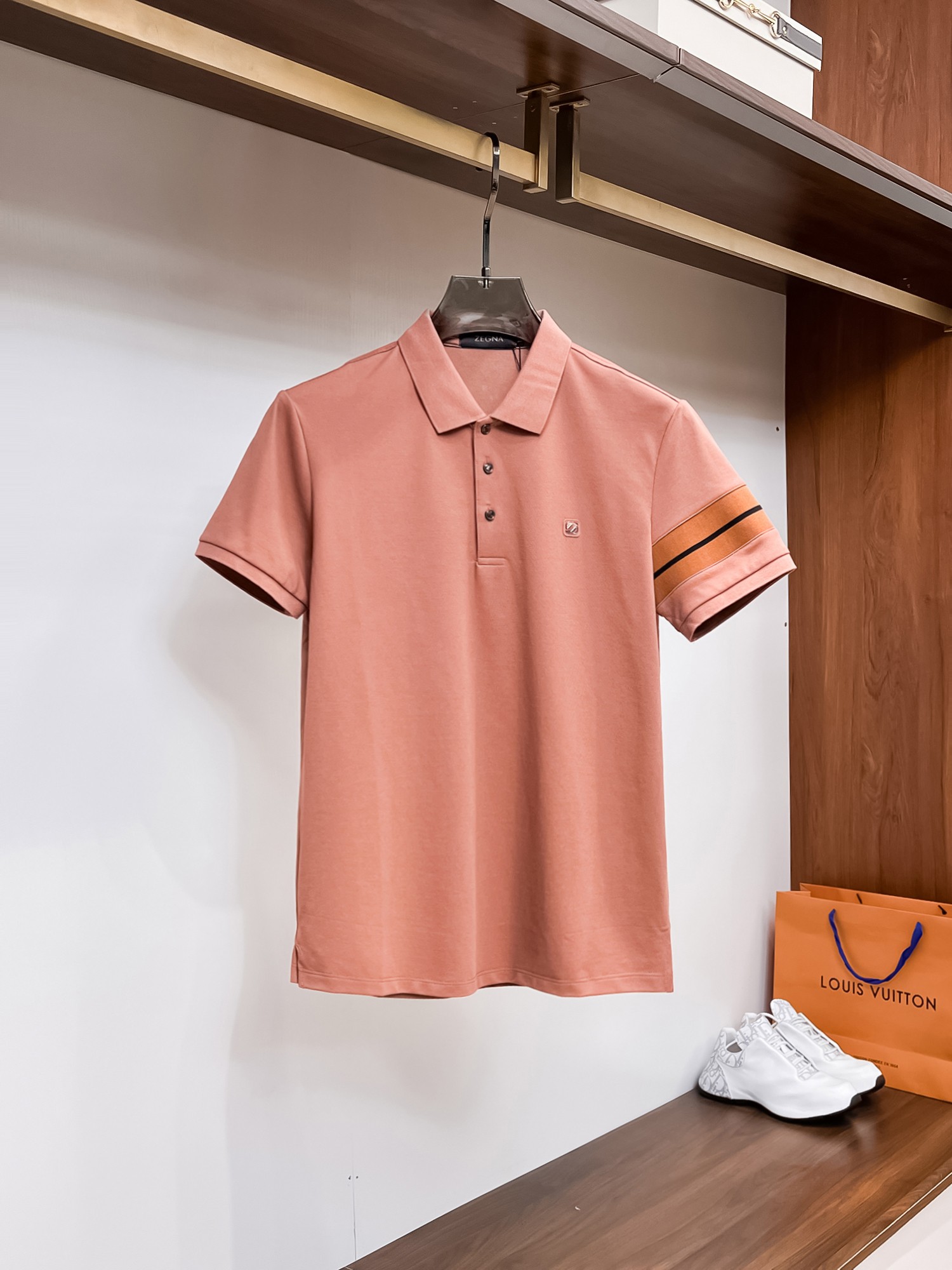 NO:135994,Jenia High-end goods business White-collar workers are a must-have item for individuals in the unit!  Bead floor fabric casual business short-sleeved Polo, technology fabric, great body feel, smooth texture and great texture!  Good elasticity, no sense of restraint, the fabric has its own breathable mesh, moisture absorption and sweating, quick drying and keeping it dry, small lapel placket-breasted design, showing a straight posture, not soft pedal, simple style, can be used for business and leisure, highly recommended!  High-elastic ice silk, the touch is as smooth as jade silk, clean and neat, and elegant and gentlemanly. The high-end materials are the key to the fabric, the quality control must be used. The feel is extremely delicate and smooth, the fabric has a good gloss and upper body skeleton feel, so we can greet mature and quality men's clothing!  Sweat in summer and dry in seconds, a brand new experience Business commuting and leisure Number M-4XL, maximum wear 200 catties, zegna, T-shirt, alexander wang19860909杰尼亚 高端货商务 白领 单位人士必入单品！ 珠地面料休闲商务短袖Polo,科技面料,体感非常棒,手感顺滑质感很棒！弹性好,无任何束缚感,面料自带透气网孔,吸湿排汗,速干保持干爽,小翻领门襟排扣设计,展露挺拔姿态,不软踏,简约款式,商务休闲都可驾驭,强烈推荐！高弹冰丝,触感堪比玉蚕丝一样丝滑,干净利落,儒雅绅士风度.高级材质,重点就是面料上,品控的必上,手感极其细腻光滑,面料光泽感和上身骨架感好,打招成熟品质男装！夏天出汗秒干,全新体验 商务通勤休闲 码数M-4XL,最大穿200斤,,zegna,T-shirt,alexander wang,Men's clothing