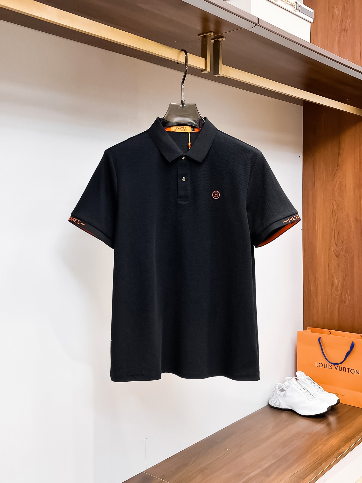 NO:135995,Hermes High-end Goods Business White-collar workers are a must-have item for individuals in the unit!  Bead floor fabric casual business short-sleeved Polo, technology fabric, great body feel, smooth texture and great texture!  Good elasticity, no sense of restraint, the fabric has its own breathable mesh, moisture absorption and sweating, quick drying and keeping it dry, small lapel placket-breasted design, showing a straight posture, not soft pedal, simple style, can be used for business and leisure, highly recommended!  High-elastic ice silk, the touch is as smooth as jade silk, clean and neat, and elegant and gentlemanly. The high-end materials are the key to the fabric, the quality control must be used. The feel is extremely delicate and smooth, the fabric has a good gloss and upper body skeleton feel, so we can greet mature and quality men's clothing!  Sweat in summer and dry in seconds, a brand new experience Business commuting and leisure Number M-4XL, maximum wear 200 catties, hermes, T-shirt, alexander wang19860909爱马仕 高端货商务 白领 单位人士必入单品！ 珠地面料休闲商务短袖Polo,科技面料,体感非常棒,手感顺滑质感很棒！弹性好,无任何束缚感,面料自带透气网孔,吸湿排汗,速干保持干爽,小翻领门襟排扣设计,展露挺拔姿态,不软踏,简约款式,商务休闲都可驾驭,强烈推荐！高弹冰丝,触感堪比玉蚕丝一样丝滑,干净利落,儒雅绅士风度.高级材质,重点就是面料上,品控的必上,手感极其细腻光滑,面料光泽感和上身骨架感好,打招成熟品质男装！夏天出汗秒干,全新体验 商务通勤休闲 码数M-4XL,最大穿200斤,,hermes,T-shirt,alexander wang,Men's clothing