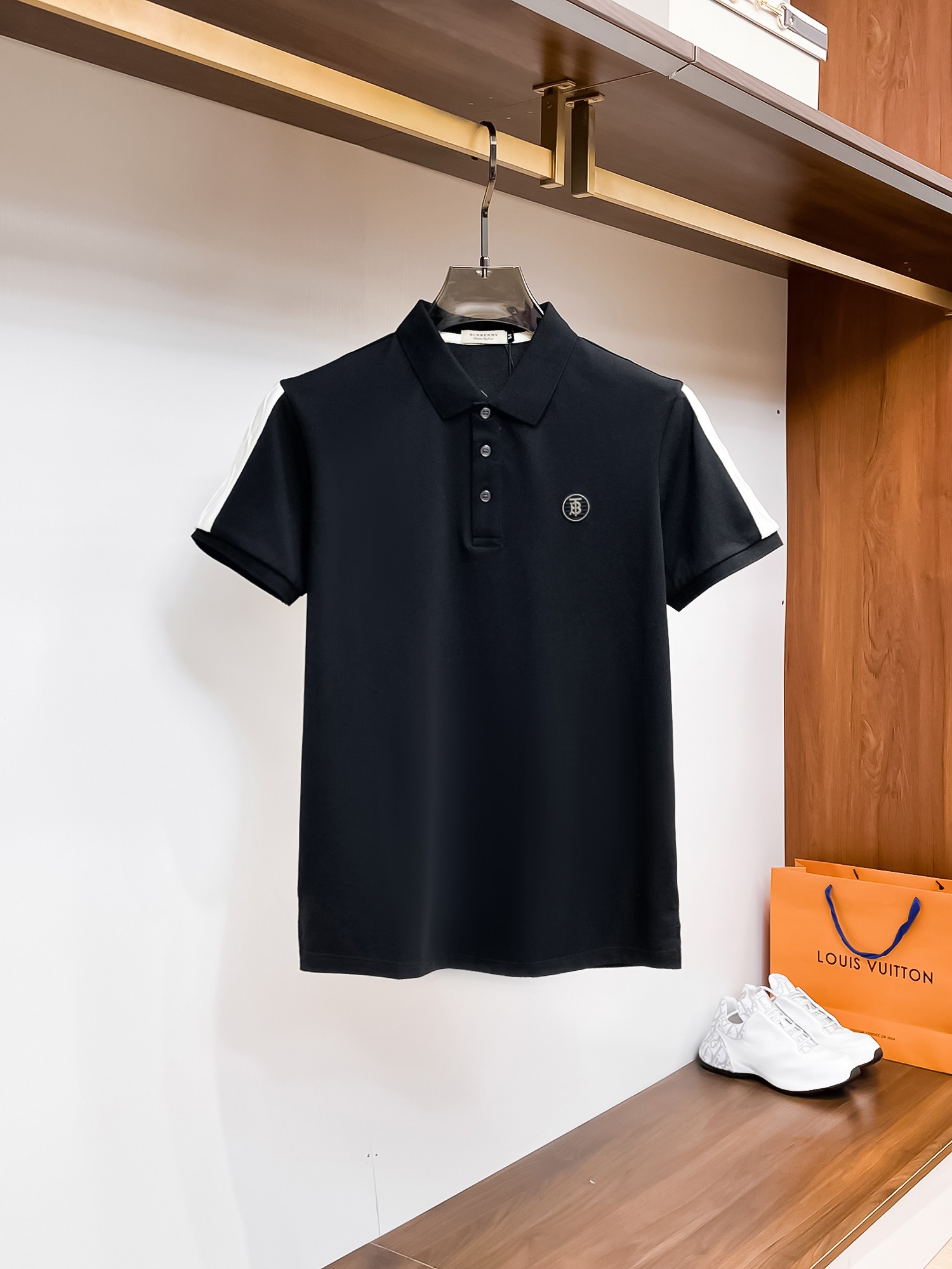 NO:135997,Burberry, high-end goods business, white-collar workers, must-have items for individuals in the unit!  Bead floor fabric casual business short-sleeved Polo, technology fabric, great body feel, smooth texture and great texture!  Good elasticity, no sense of restraint, the fabric has its own breathable mesh, moisture absorption and sweating, quick drying and keeping it dry, small lapel placket-breasted design, showing a straight posture, not soft pedal, simple style, can be used for business and leisure, highly recommended!  High-elastic ice silk, the touch is as smooth as jade silk, clean and neat, and elegant and gentlemanly. The high-end materials are the key to the fabric, the quality control must be used. The feel is extremely delicate and smooth, the fabric has a good gloss and upper body skeleton feel, so we can greet mature and quality men's clothing!  Sweat in summer and dry in seconds, a brand new experience Business commuting and leisure Number M-4XL, maximum wear 200 catties, burberry, T-shirt, alexander wang19860909巴宝莉 高端货商务 白领 单位人士必入单品！ 珠地面料休闲商务短袖Polo,科技面料,体感非常棒,手感顺滑质感很棒！弹性好,无任何束缚感,面料自带透气网孔,吸湿排汗,速干保持干爽,小翻领门襟排扣设计,展露挺拔姿态,不软踏,简约款式,商务休闲都可驾驭,强烈推荐！高弹冰丝,触感堪比玉蚕丝一样丝滑,干净利落,儒雅绅士风度.高级材质,重点就是面料上,品控的必上,手感极其细腻光滑,面料光泽感和上身骨架感好,打招成熟品质男装！夏天出汗秒干,全新体验 商务通勤休闲 码数M-4XL,最大穿200斤,,burberry,T-shirt,alexander wang,Men's clothing