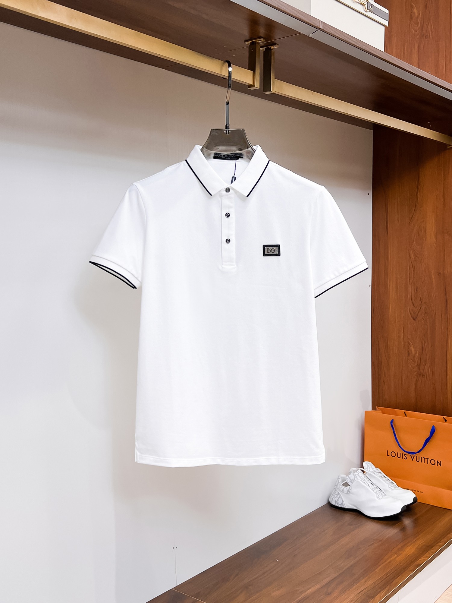 NO:136000,DG High-end Goods Business White-collar workers are a must-have item for individuals in the unit!  Bead floor fabric casual business short-sleeved Polo, technology fabric, great body feel, smooth texture and great texture!  Good elasticity, no sense of restraint, the fabric has its own breathable mesh, moisture absorption and sweating, quick drying and keeping it dry, small lapel placket-breasted design, showing a straight posture, not soft pedal, simple style, can be used for business and leisure, highly recommended!  High-elastic ice silk, the touch is as smooth as jade silk, clean and neat, and elegant and gentlemanly. The high-end materials are the key to the fabric, the quality control must be used. The feel is extremely delicate and smooth, the fabric has a good gloss and upper body skeleton feel, so we can greet mature and quality men's clothing!  Sweat in summer and dry in seconds, a brand new experience Business commuting and leisure Number M-4XL, maximum wear 200 catties, Dolce & Gabbana, T-shirt, alexander wang19860909DG 高端货商务 白领 单位人士必入单品！ 珠地面料休闲商务短袖Polo,科技面料,体感非常棒,手感顺滑质感很棒！弹性好,无任何束缚感,面料自带透气网孔,吸湿排汗,速干保持干爽,小翻领门襟排扣设计,展露挺拔姿态,不软踏,简约款式,商务休闲都可驾驭,强烈推荐！高弹冰丝,触感堪比玉蚕丝一样丝滑,干净利落,儒雅绅士风度.高级材质,重点就是面料上,品控的必上,手感极其细腻光滑,面料光泽感和上身骨架感好,打招成熟品质男装！夏天出汗秒干,全新体验 商务通勤休闲 码数M-4XL,最大穿200斤,,Dolce&Gabbana,T-shirt,alexander wang,Men's clothing