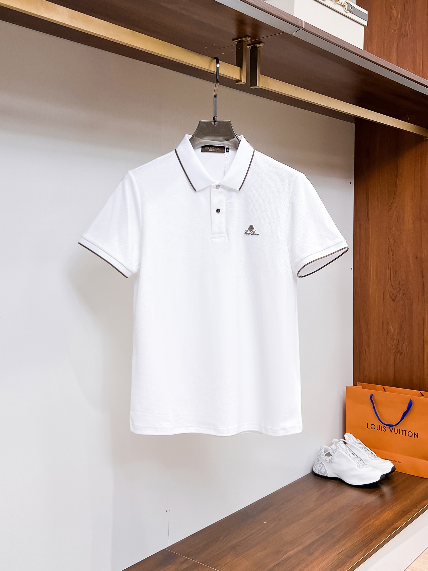 NO:136003,LP High-end Goods Business White-collar workers are a must-have item for individuals in the unit!  Bead floor fabric casual business short-sleeved Polo, technology fabric, great body feel, smooth texture and great texture!  Good elasticity, no sense of restraint, the fabric has its own breathable mesh, moisture absorption and sweating, quick drying and keeping it dry, small lapel placket-breasted design, showing a straight posture, not soft pedal, simple style, can be used for business and leisure, highly recommended!  High-elastic ice silk, the touch is as smooth as jade silk, clean and neat, and elegant and gentlemanly. The high-end materials are the key to the fabric, the quality control must be used. The feel is extremely delicate and smooth, the fabric has a good gloss and upper body skeleton feel, so we can greet mature and quality men's clothing!  Sweat in summer and dry in seconds, a brand new experience Business commuting and leisure Number M-4XL, maximum wear 200 catties, loro piana, T-shirt, alexander wang19860909LP 高端货商务 白领 单位人士必入单品！ 珠地面料休闲商务短袖Polo,科技面料,体感非常棒,手感顺滑质感很棒！弹性好,无任何束缚感,面料自带透气网孔,吸湿排汗,速干保持干爽,小翻领门襟排扣设计,展露挺拔姿态,不软踏,简约款式,商务休闲都可驾驭,强烈推荐！高弹冰丝,触感堪比玉蚕丝一样丝滑,干净利落,儒雅绅士风度.高级材质,重点就是面料上,品控的必上,手感极其细腻光滑,面料光泽感和上身骨架感好,打招成熟品质男装！夏天出汗秒干,全新体验 商务通勤休闲 码数M-4XL,最大穿200斤,,loro piana,T-shirt,alexander wang,Men's clothing