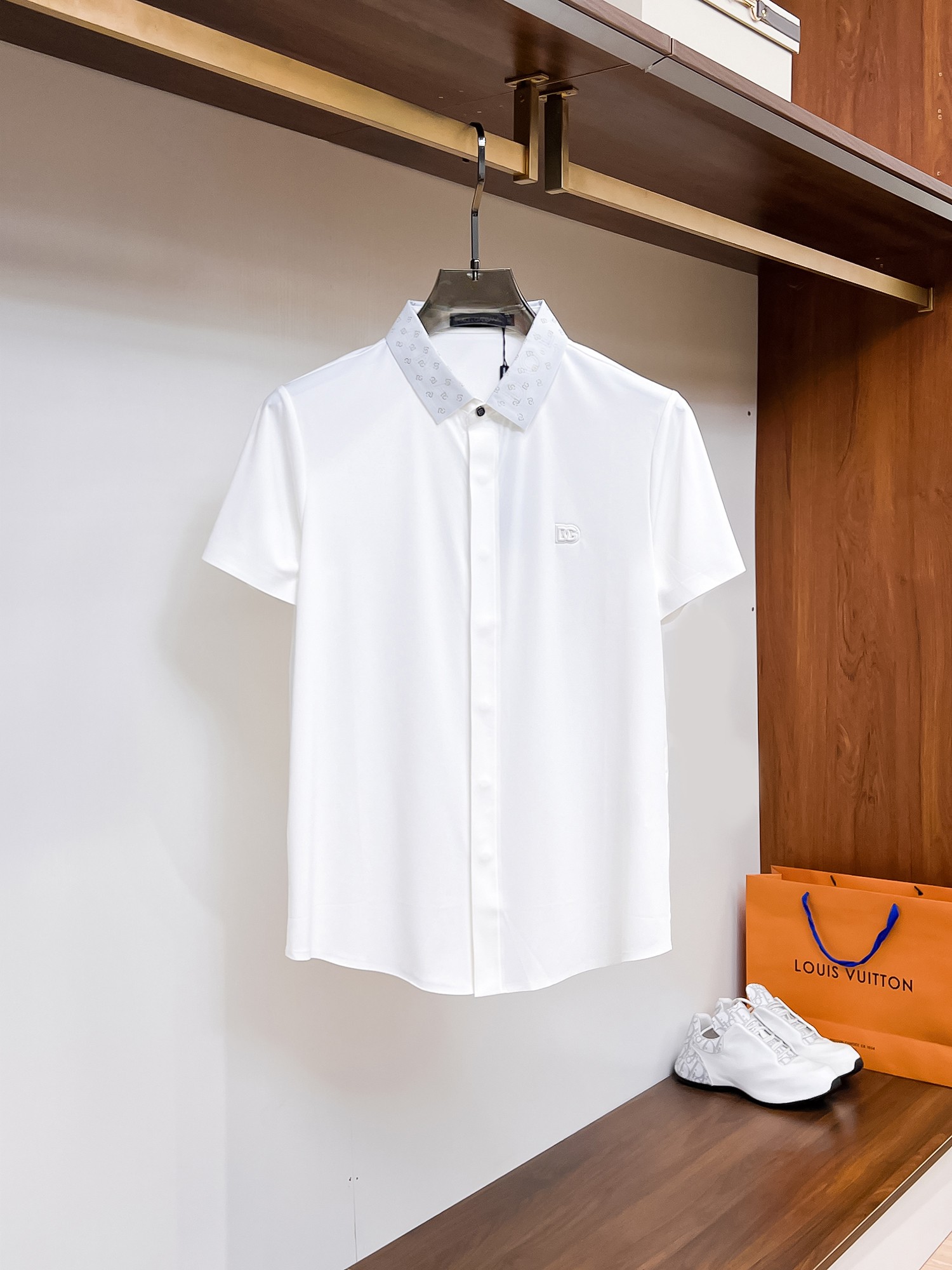 NO:136006,DG High-end Goods Business White-collar workers are a must-have item for individuals in the unit!  Bead floor fabric casual business short-sleeved shirt, technological fabric, great body feel, smooth texture and great texture!  Good elasticity, no sense of restraint, the fabric has its own breathable mesh, moisture absorption and sweating, quick drying and keeping it dry, small lapel placket-breasted design, showing a straight posture, not soft pedal, simple style, can be used for business and leisure, highly recommended!  High-elastic ice silk, the touch is as smooth as jade silk, clean and neat, and elegant and gentlemanly. The high-end materials are the key to the fabric, the quality control must be used. The feel is extremely delicate and smooth, the fabric has a good gloss and upper body skeleton feel, so we can greet mature and quality men's clothing!  Sweat in summer and dry in seconds, a brand new experience Business commuting and leisure Number M-4XL, maximum wear 200 catties, Dolce & Gabbana, Shirts, T-shirt, alexander wang19860909DG 高端货商务 白领 单位人士必入单品！ 珠地面料休闲商务短袖衬衫,科技面料,体感非常棒,手感顺滑质感很棒！弹性好,无任何束缚感,面料自带透气网孔,吸湿排汗,速干保持干爽,小翻领门襟排扣设计,展露挺拔姿态,不软踏,简约款式,商务休闲都可驾驭,强烈推荐！高弹冰丝,触感堪比玉蚕丝一样丝滑,干净利落,儒雅绅士风度.高级材质,重点就是面料上,品控的必上,手感极其细腻光滑,面料光泽感和上身骨架感好,打招成熟品质男装！夏天出汗秒干,全新体验 商务通勤休闲 码数M-4XL,最大穿200斤,,Dolce&Gabbana,shirts,T-shirt,alexander wang,Men's clothing