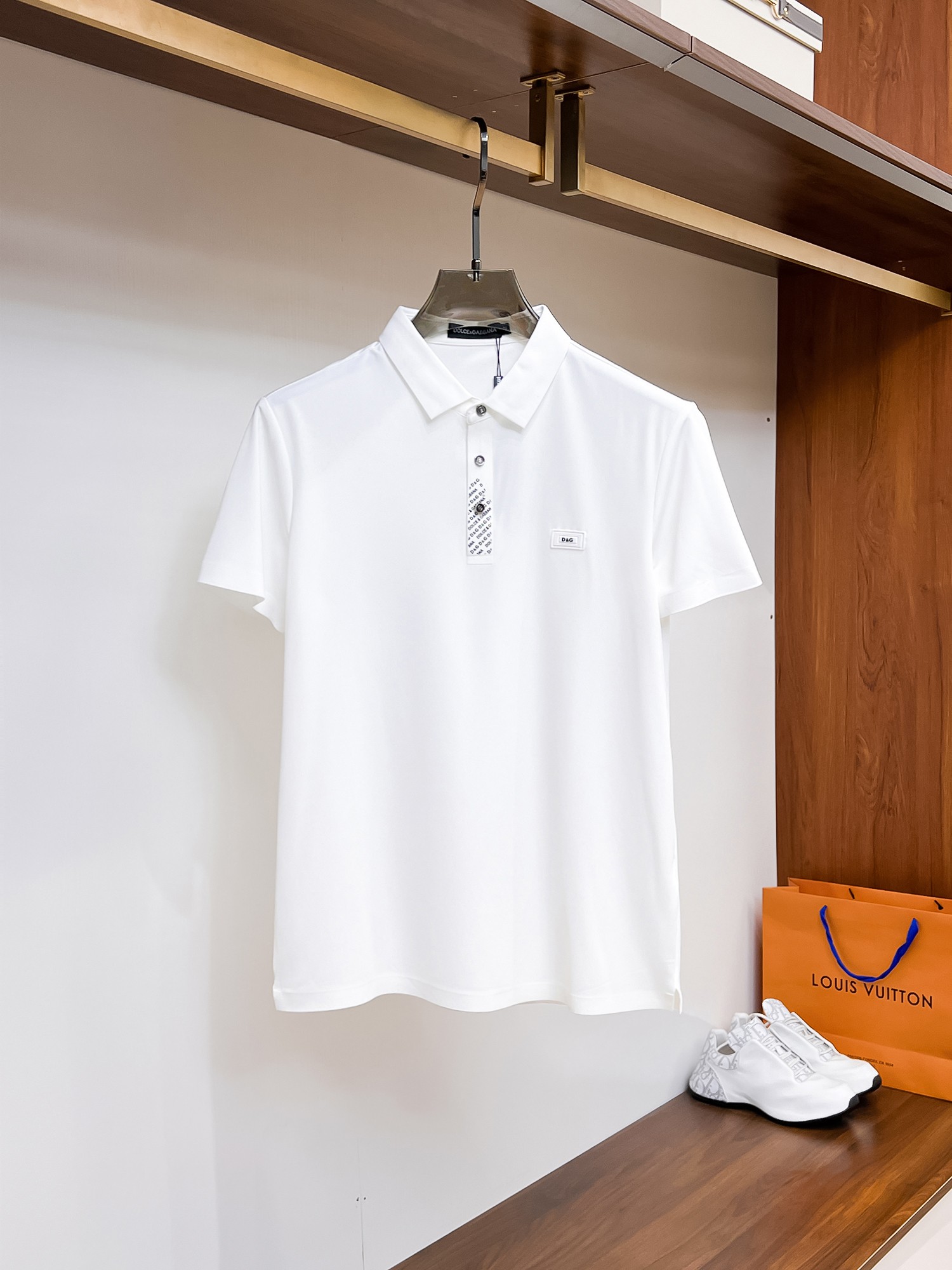NO:136044,DG High-end Goods Business White-collar workers are a must-have item for individuals in the unit!  Bead floor fabric casual business short-sleeved Polo, technology fabric, great body feel, smooth texture and great texture!  Good elasticity, no sense of restraint, the fabric has its own breathable mesh, moisture absorption and sweating, quick drying and keeping it dry, small lapel placket-breasted design, showing a straight posture, not soft pedal, simple style, can be used for business and leisure, highly recommended!  High-elastic ice silk, the touch is as smooth as jade silk, clean and neat, and elegant and gentlemanly. The high-end materials are the key to the fabric, the quality control must be used. The feel is extremely delicate and smooth, the fabric has a good gloss and upper body skeleton feel, so we can greet mature and quality men's clothing!  Sweat in summer and dry in seconds, a brand new experience Business commuting and leisure Number M-4XL, maximum wear 200 catties, Dolce & Gabbana, T-shirt, alexander wang19860909DG 高端货商务 白领 单位人士必入单品！ 珠地面料休闲商务短袖Polo,科技面料,体感非常棒,手感顺滑质感很棒！弹性好,无任何束缚感,面料自带透气网孔,吸湿排汗,速干保持干爽,小翻领门襟排扣设计,展露挺拔姿态,不软踏,简约款式,商务休闲都可驾驭,强烈推荐！高弹冰丝,触感堪比玉蚕丝一样丝滑,干净利落,儒雅绅士风度.高级材质,重点就是面料上,品控的必上,手感极其细腻光滑,面料光泽感和上身骨架感好,打招成熟品质男装！夏天出汗秒干,全新体验 商务通勤休闲 码数M-4XL,最大穿200斤,,Dolce&Gabbana,T-shirt,alexander wang,Men's clothing
