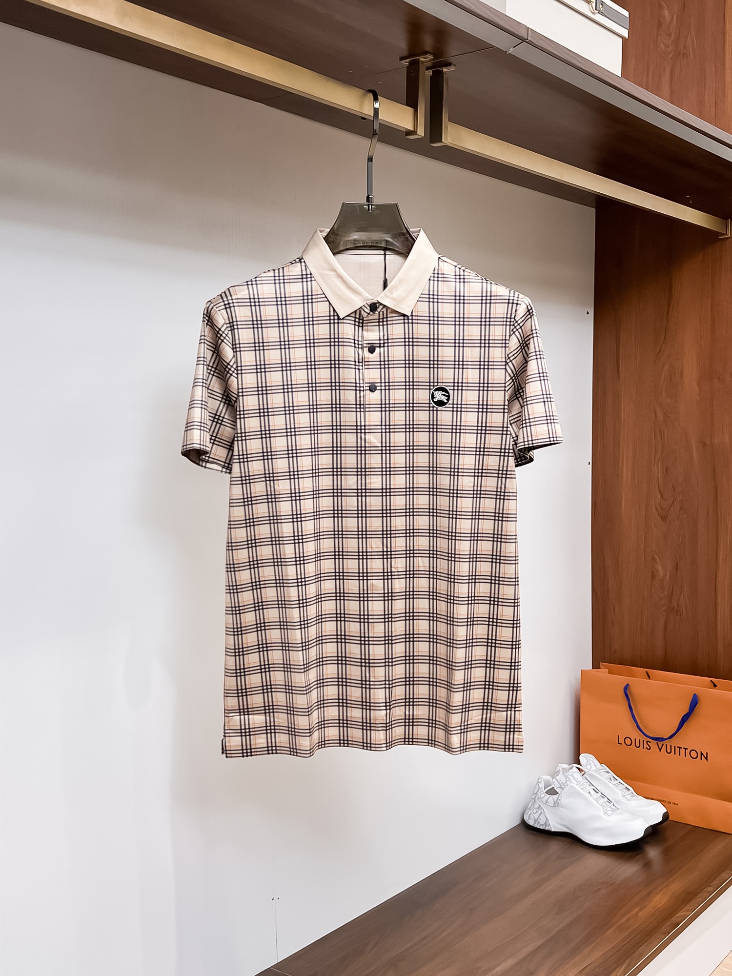 NO:136009,Burberry, high-end goods business, white-collar workers, must-have items for individuals in the unit!  Bead floor fabric casual business short-sleeved Polo, technology fabric, great body feel, smooth texture and great texture!  Good elasticity, no sense of restraint, the fabric has its own breathable mesh, moisture absorption and sweating, quick drying and keeping it dry, small lapel placket-breasted design, showing a straight posture, not soft pedal, simple style, can be used for business and leisure, highly recommended!  High-elastic ice silk, the touch is as smooth as jade silk, clean and neat, and elegant and gentlemanly. The high-end materials are the key to the fabric, the quality control must be used. The feel is extremely delicate and smooth, the fabric has a good gloss and upper body skeleton feel, so we can greet mature and quality men's clothing!  Sweat in summer and dry in seconds, a brand new experience Business commuting and leisure Number M-4XL, maximum wear 200 catties, burberry, T-shirt, alexander wang19860909巴宝莉 高端货商务 白领 单位人士必入单品！ 珠地面料休闲商务短袖Polo,科技面料,体感非常棒,手感顺滑质感很棒！弹性好,无任何束缚感,面料自带透气网孔,吸湿排汗,速干保持干爽,小翻领门襟排扣设计,展露挺拔姿态,不软踏,简约款式,商务休闲都可驾驭,强烈推荐！高弹冰丝,触感堪比玉蚕丝一样丝滑,干净利落,儒雅绅士风度.高级材质,重点就是面料上,品控的必上,手感极其细腻光滑,面料光泽感和上身骨架感好,打招成熟品质男装！夏天出汗秒干,全新体验 商务通勤休闲 码数M-4XL,最大穿200斤,,burberry,T-shirt,alexander wang,Men's clothing