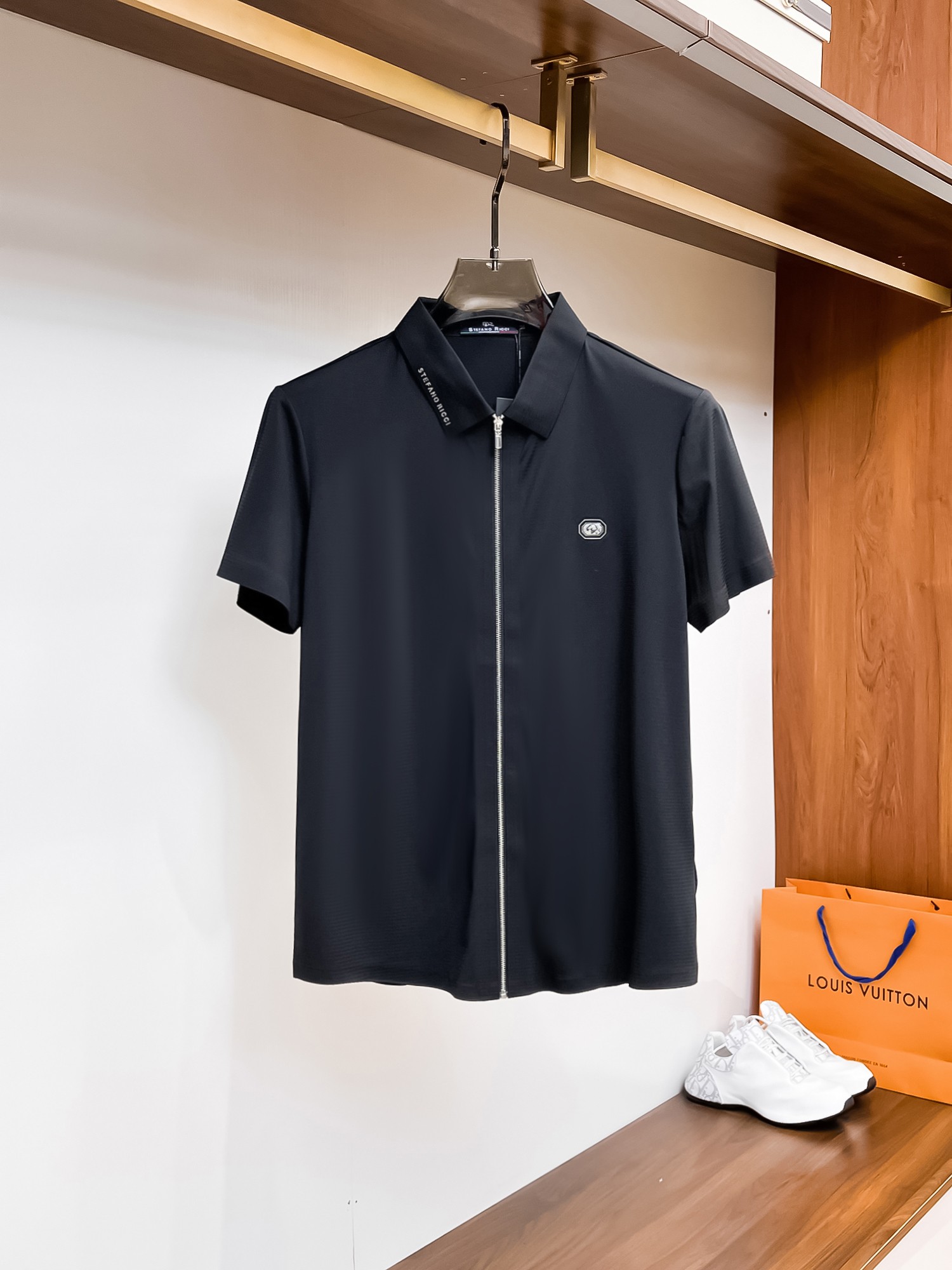 NO:136047,Stephen High-end Merchant Business White-collar workers are a must-have item for individuals in the unit!  Bead floor fabric casual business short-sleeved shirt, technological fabric, great body feel, smooth texture and great texture!  Good elasticity, no sense of restraint, the fabric has its own breathable mesh, moisture absorption and sweating, quick drying and keeping it dry, small lapel placket-breasted design, showing a straight posture, not soft pedal, simple style, can be used for business and leisure, highly recommended!  High-elastic ice silk, the touch is as smooth as jade silk, clean and neat, and elegant and gentlemanly. The high-end materials are the key to the fabric, the quality control must be used. The feel is extremely delicate and smooth, the fabric has a good gloss and upper body skeleton feel, so we can greet mature and quality men's clothing!  Sweat in summer and dry in seconds, a brand new experience Business commuting and leisure Number M-4XL, maximum wear 200 catties, Shirts, T-shirt, alexander wang19860909史蒂芬 高端货商务 白领 单位人士必入单品！ 珠地面料休闲商务短袖衬衫,科技面料,体感非常棒,手感顺滑质感很棒！弹性好,无任何束缚感,面料自带透气网孔,吸湿排汗,速干保持干爽,小翻领门襟排扣设计,展露挺拔姿态,不软踏,简约款式,商务休闲都可驾驭,强烈推荐！高弹冰丝,触感堪比玉蚕丝一样丝滑,干净利落,儒雅绅士风度.高级材质,重点就是面料上,品控的必上,手感极其细腻光滑,面料光泽感和上身骨架感好,打招成熟品质男装！夏天出汗秒干,全新体验 商务通勤休闲 码数M-4XL,最大穿200斤,,shirts,T-shirt,alexander wang,Men's clothing