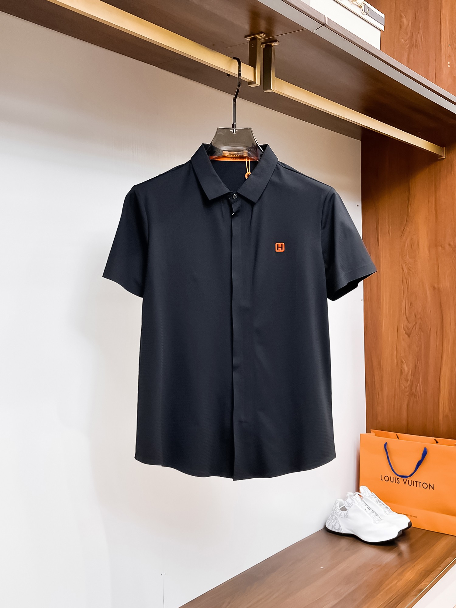 NO:136012,Hermes High-end Goods Business White-collar workers are a must-have item for individuals in the unit!  Bead floor fabric casual business short-sleeved shirt, technological fabric, great body feel, smooth texture and great texture!  Good elasticity, no sense of restraint, the fabric has its own breathable mesh, moisture absorption and sweating, quick drying and keeping it dry, small lapel placket-breasted design, showing a straight posture, not soft pedal, simple style, can be used for business and leisure, highly recommended!  High-elastic ice silk, the touch is as smooth as jade silk, clean and neat, and elegant and gentlemanly. The high-end materials are the key to the fabric, the quality control must be used. The feel is extremely delicate and smooth, the fabric has a good gloss and upper body skeleton feel, so we can greet mature and quality men's clothing!  Sweat in summer and dry in seconds, a brand new experience Business commuting and leisure Number M-4XL, maximum wear 200 catties, hermes,shirts,T-shirt,alexander wang19860909爱马仕 高端货商务 白领 单位人士必入单品！ 珠地面料休闲商务短袖衬衫,科技面料,体感非常棒,手感顺滑质感很棒！弹性好,无任何束缚感,面料自带透气网孔,吸湿排汗,速干保持干爽,小翻领门襟排扣设计,展露挺拔姿态,不软踏,简约款式,商务休闲都可驾驭,强烈推荐！高弹冰丝,触感堪比玉蚕丝一样丝滑,干净利落,儒雅绅士风度.高级材质,重点就是面料上,品控的必上,手感极其细腻光滑,面料光泽感和上身骨架感好,打招成熟品质男装！夏天出汗秒干,全新体验 商务通勤休闲 码数M-4XL,最大穿200斤,,hermes,shirts,T-shirt,alexander wang,Men's clothing