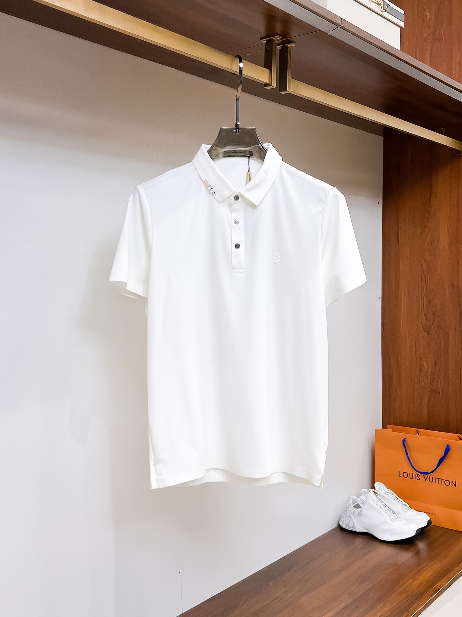 NO:136015,Burberry, high-end goods business, white-collar workers, must-have items for individuals in the unit!  Bead floor fabric casual business short-sleeved Polo, technology fabric, great body feel, smooth texture and great texture!  Good elasticity, no sense of restraint, the fabric has its own breathable mesh, moisture absorption and sweating, quick drying and keeping it dry, small lapel placket-breasted design, showing a straight posture, not soft pedal, simple style, can be used for business and leisure, highly recommended!  High-elastic ice silk, the touch is as smooth as jade silk, clean and neat, and elegant and gentlemanly. The high-end materials are the key to the fabric, the quality control must be used. The feel is extremely delicate and smooth, the fabric has a good gloss and upper body skeleton feel, so we can greet mature and quality men's clothing!  Sweat in summer and dry in seconds, a brand new experience Business commuting and leisure Number M-4XL, maximum wear 200 catties, burberry, T-shirt, alexander wang19860909巴宝莉 高端货商务 白领 单位人士必入单品！ 珠地面料休闲商务短袖Polo,科技面料,体感非常棒,手感顺滑质感很棒！弹性好,无任何束缚感,面料自带透气网孔,吸湿排汗,速干保持干爽,小翻领门襟排扣设计,展露挺拔姿态,不软踏,简约款式,商务休闲都可驾驭,强烈推荐！高弹冰丝,触感堪比玉蚕丝一样丝滑,干净利落,儒雅绅士风度.高级材质,重点就是面料上,品控的必上,手感极其细腻光滑,面料光泽感和上身骨架感好,打招成熟品质男装！夏天出汗秒干,全新体验 商务通勤休闲 码数M-4XL,最大穿200斤,,burberry,T-shirt,alexander wang,Men's clothing