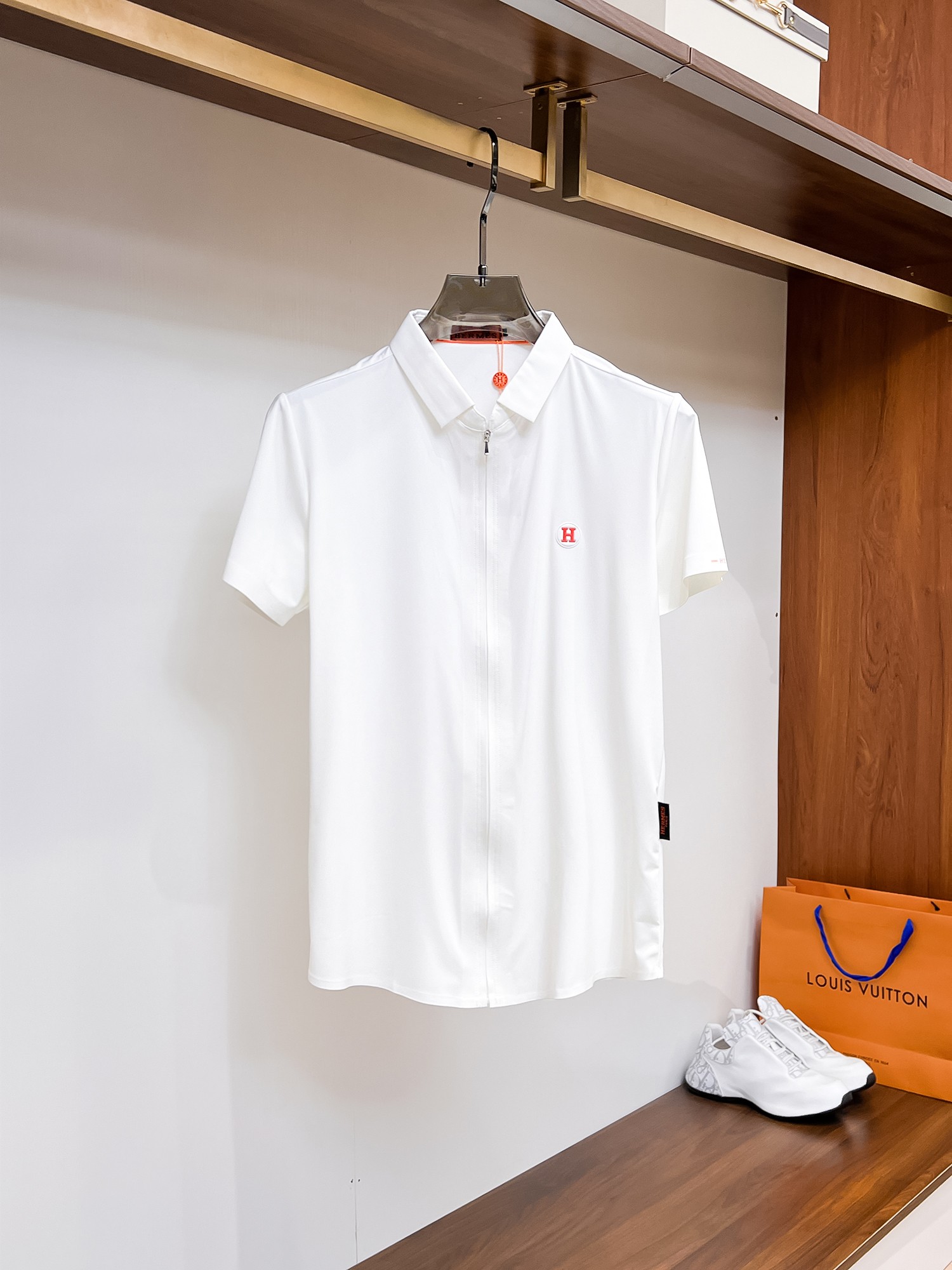 NO:136021,Hermes High-end Goods Business White-collar workers are a must-have item for individuals in the unit!  Bead floor fabric casual business short-sleeved shirt, technological fabric, great body feel, smooth texture and great texture!  Good elasticity, no sense of restraint, the fabric has its own breathable mesh, moisture absorption and sweating, quick drying and keeping it dry, small lapel placket-breasted design, showing a straight posture, not soft pedal, simple style, can be used for business and leisure, highly recommended!  High-elastic ice silk, the touch is as smooth as jade silk, clean and neat, and elegant and gentlemanly. The high-end materials are the key to the fabric, the quality control must be used. The feel is extremely delicate and smooth, the fabric has a good gloss and upper body skeleton feel, so we can greet mature and quality men's clothing!  Sweat in summer and dry in seconds, a brand new experience Business commuting and leisure Number M-4XL, maximum wear 200 catties, hermes,shirts,T-shirt,alexander wang19860909爱马仕 高端货商务 白领 单位人士必入单品！ 珠地面料休闲商务短袖衬衫,科技面料,体感非常棒,手感顺滑质感很棒！弹性好,无任何束缚感,面料自带透气网孔,吸湿排汗,速干保持干爽,小翻领门襟排扣设计,展露挺拔姿态,不软踏,简约款式,商务休闲都可驾驭,强烈推荐！高弹冰丝,触感堪比玉蚕丝一样丝滑,干净利落,儒雅绅士风度.高级材质,重点就是面料上,品控的必上,手感极其细腻光滑,面料光泽感和上身骨架感好,打招成熟品质男装！夏天出汗秒干,全新体验 商务通勤休闲 码数M-4XL,最大穿200斤,,hermes,shirts,T-shirt,alexander wang,Men's clothing