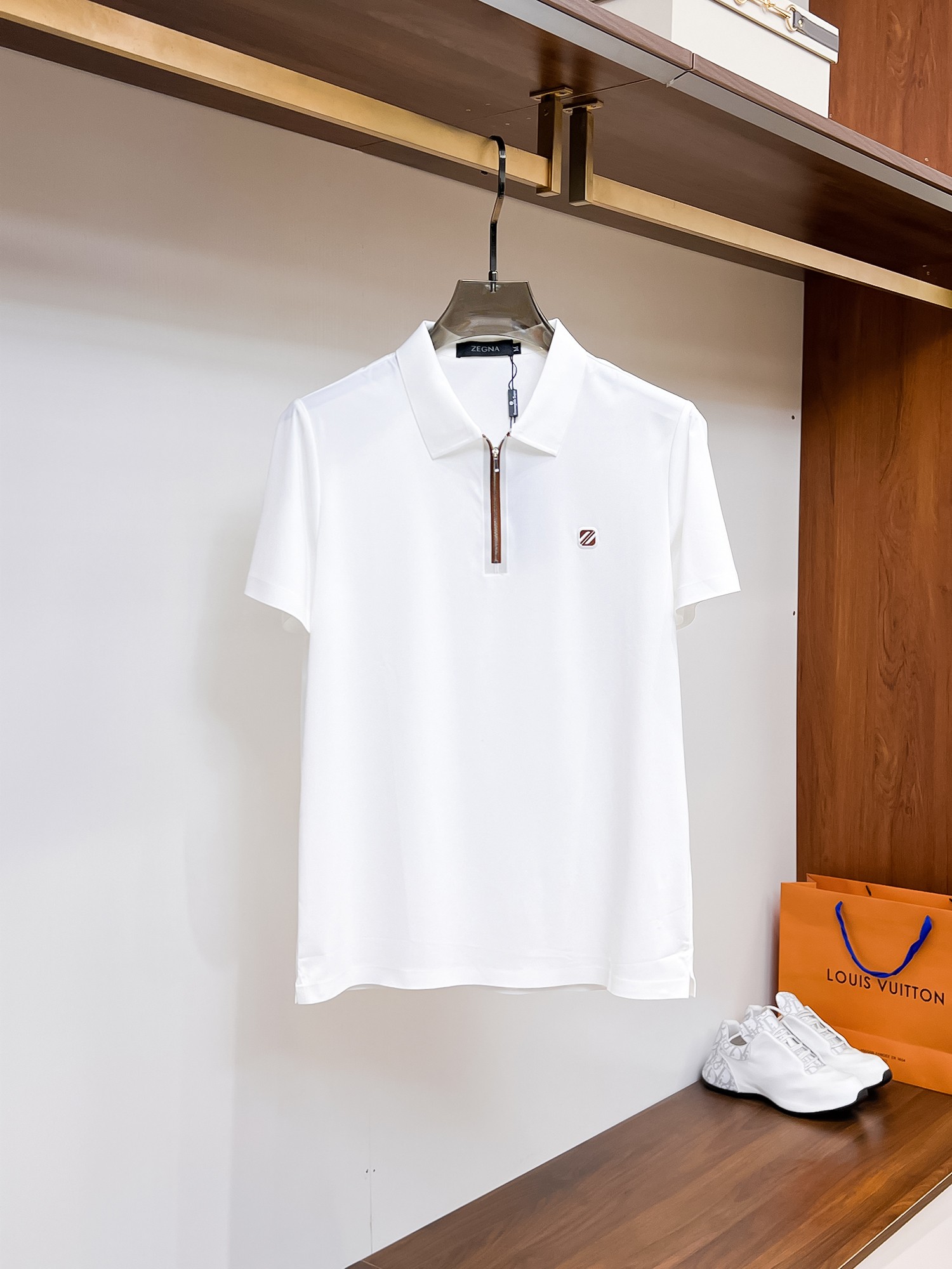 NO:135996,Jenia High-end goods business White-collar workers are a must-have item for individuals in the unit!  Bead floor fabric casual business short-sleeved Polo, technology fabric, great body feel, smooth texture and great texture!  Good elasticity, no sense of restraint, the fabric has its own breathable mesh, moisture absorption and sweating, quick drying and keeping it dry, small lapel placket-breasted design, showing a straight posture, not soft pedal, simple style, can be used for business and leisure, highly recommended!  High-elastic ice silk, the touch is as smooth as jade silk, clean and neat, and elegant and gentlemanly. The high-end materials are the key to the fabric, the quality control must be used. The feel is extremely delicate and smooth, the fabric has a good gloss and upper body skeleton feel, so we can greet mature and quality men's clothing!  Sweat in summer and dry in seconds, a brand new experience Business commuting and leisure Number M-4XL, maximum wear 200 catties, zegna, T-shirt, alexander wang19860909杰尼亚 高端货商务 白领 单位人士必入单品！ 珠地面料休闲商务短袖Polo,科技面料,体感非常棒,手感顺滑质感很棒！弹性好,无任何束缚感,面料自带透气网孔,吸湿排汗,速干保持干爽,小翻领门襟排扣设计,展露挺拔姿态,不软踏,简约款式,商务休闲都可驾驭,强烈推荐！高弹冰丝,触感堪比玉蚕丝一样丝滑,干净利落,儒雅绅士风度.高级材质,重点就是面料上,品控的必上,手感极其细腻光滑,面料光泽感和上身骨架感好,打招成熟品质男装！夏天出汗秒干,全新体验 商务通勤休闲 码数M-4XL,最大穿200斤,,zegna,T-shirt,alexander wang,Men's clothing