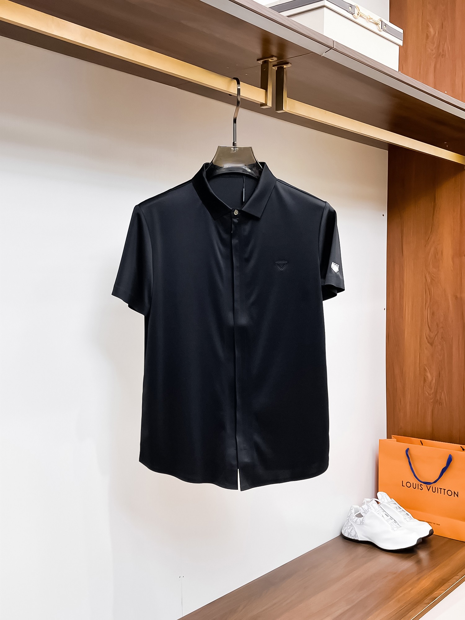 NO:135999,Prada High-end Goods Business White-collar workers are a must-have item for individuals in the unit!  Bead floor fabric casual business short-sleeved shirt, technological fabric, great body feel, smooth texture and great texture!  Good elasticity, no sense of restraint, the fabric has its own breathable mesh, moisture absorption and sweating, quick drying and keeping it dry, small lapel placket-breasted design, showing a straight posture, not soft pedal, simple style, can be used for business and leisure, highly recommended!  High-elastic ice silk, the touch is as smooth as jade silk, clean and neat, and elegant and gentlemanly. The high-end materials are the key to the fabric, the quality control must be used. The feel is extremely delicate and smooth, the fabric has a good gloss and upper body skeleton feel, so we can greet mature and quality men's clothing!  Sweat in summer and dry in seconds, a brand new experience Business commuting and leisure Number M-4XL, maximum wear 200 catties, prada,shirts,T-shirt,alexander wang19860909普拉达 高端货商务 白领 单位人士必入单品！ 珠地面料休闲商务短袖衬衫,科技面料,体感非常棒,手感顺滑质感很棒！弹性好,无任何束缚感,面料自带透气网孔,吸湿排汗,速干保持干爽,小翻领门襟排扣设计,展露挺拔姿态,不软踏,简约款式,商务休闲都可驾驭,强烈推荐！高弹冰丝,触感堪比玉蚕丝一样丝滑,干净利落,儒雅绅士风度.高级材质,重点就是面料上,品控的必上,手感极其细腻光滑,面料光泽感和上身骨架感好,打招成熟品质男装！夏天出汗秒干,全新体验 商务通勤休闲 码数M-4XL,最大穿200斤,,prada,shirts,T-shirt,alexander wang,Men's clothing