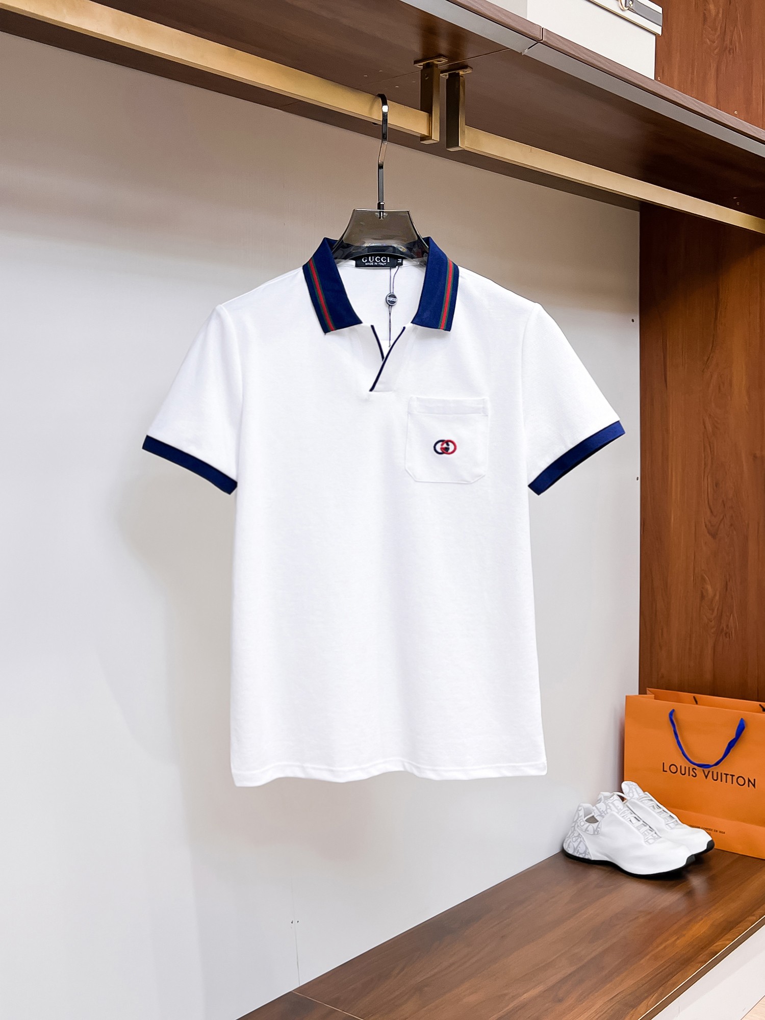 NO:136005,Guqi, high-end goods business, white-collar workers, must-have items for individuals in the unit!  Bead floor fabric casual business short-sleeved Polo, technology fabric, great body feel, smooth texture and great texture!  Good elasticity, no sense of restraint, the fabric has its own breathable mesh, moisture absorption and sweating, quick drying and keeping it dry, small lapel placket-breasted design, showing a straight posture, not soft pedal, simple style, can be used for business and leisure, highly recommended!  High-elastic ice silk, the touch is as smooth as jade silk, clean and neat, and elegant and gentlemanly. The high-end materials are the key to the fabric, the quality control must be used. The feel is extremely delicate and smooth, the fabric has a good gloss and upper body skeleton feel, so we can greet mature and quality men's clothing!  Sweat in summer and dry in seconds, a brand new experience Business commuting and leisure Number M-4XL, maximum wear 200 catties, T-shirt, alexander wang19860909古奇 高端货商务 白领 单位人士必入单品！ 珠地面料休闲商务短袖Polo,科技面料,体感非常棒,手感顺滑质感很棒！弹性好,无任何束缚感,面料自带透气网孔,吸湿排汗,速干保持干爽,小翻领门襟排扣设计,展露挺拔姿态,不软踏,简约款式,商务休闲都可驾驭,强烈推荐！高弹冰丝,触感堪比玉蚕丝一样丝滑,干净利落,儒雅绅士风度.高级材质,重点就是面料上,品控的必上,手感极其细腻光滑,面料光泽感和上身骨架感好,打招成熟品质男装！夏天出汗秒干,全新体验 商务通勤休闲 码数M-4XL,最大穿200斤,,T-shirt,alexander wang,Men's clothing