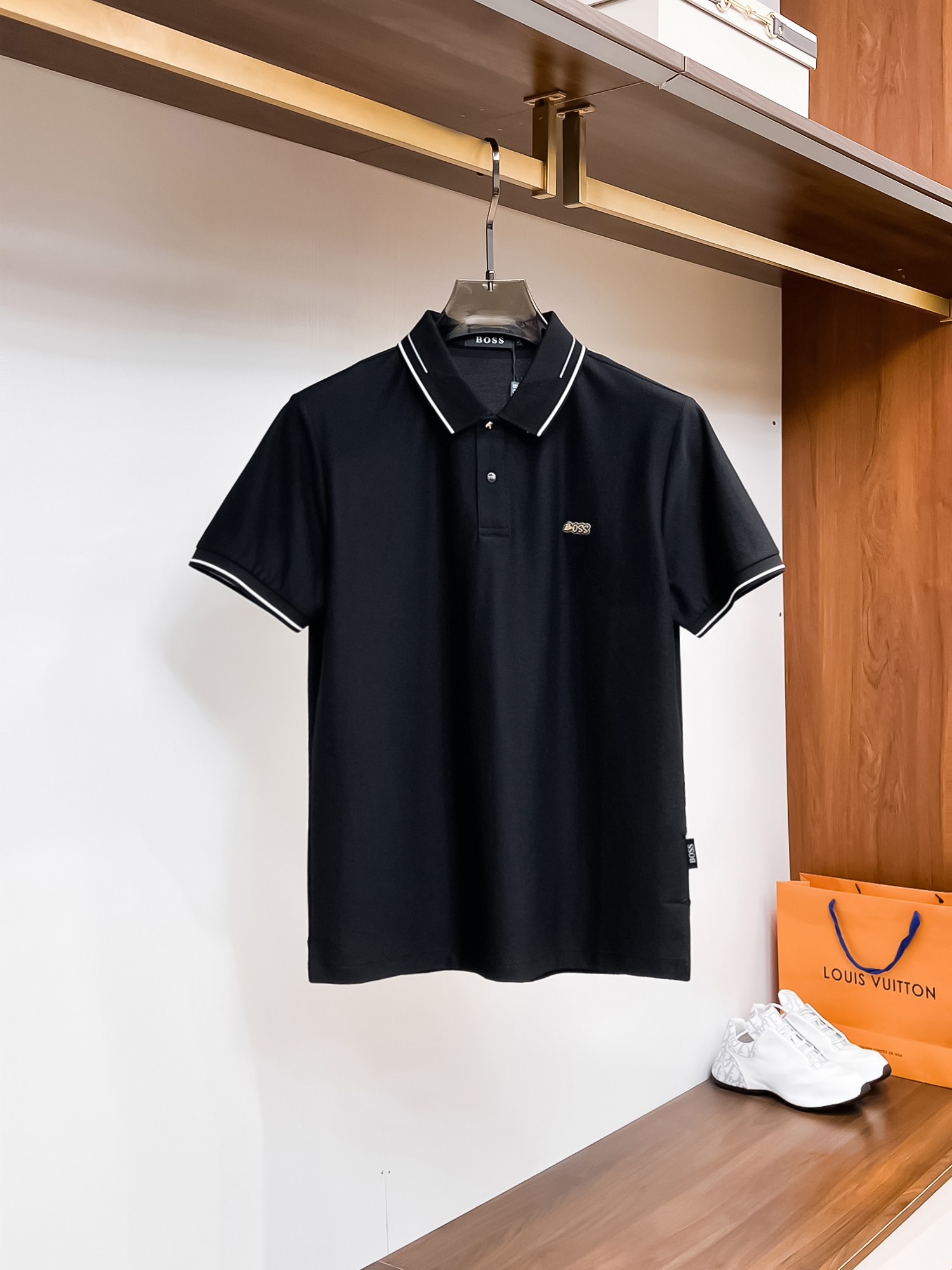 NO:136008,BOSS High-end Goods Business White-collar workers are a must-have item for individuals in the unit!  Bead floor fabric casual business short-sleeved Polo, technology fabric, great body feel, smooth texture and great texture!  Good elasticity, no sense of restraint, the fabric has its own breathable mesh, moisture absorption and sweating, quick drying and keeping it dry, small lapel placket-breasted design, showing a straight posture, not soft pedal, simple style, can be used for business and leisure, highly recommended!  High-elastic ice silk, the touch is as smooth as jade silk, clean and neat, and elegant and gentlemanly. The high-end materials are the key to the fabric, the quality control must be used. The feel is extremely delicate and smooth, the fabric has a good gloss and upper body skeleton feel, so we can greet mature and quality men's clothing!  Sweat in summer and dry in seconds, a brand new experience Business commuting and leisure Number M-4XL, maximum wear 200 catties, T-shirt, alexander wang19860909BOSS 高端货商务 白领 单位人士必入单品！ 珠地面料休闲商务短袖Polo,科技面料,体感非常棒,手感顺滑质感很棒！弹性好,无任何束缚感,面料自带透气网孔,吸湿排汗,速干保持干爽,小翻领门襟排扣设计,展露挺拔姿态,不软踏,简约款式,商务休闲都可驾驭,强烈推荐！高弹冰丝,触感堪比玉蚕丝一样丝滑,干净利落,儒雅绅士风度.高级材质,重点就是面料上,品控的必上,手感极其细腻光滑,面料光泽感和上身骨架感好,打招成熟品质男装！夏天出汗秒干,全新体验 商务通勤休闲 码数M-4XL,最大穿200斤,,T-shirt,alexander wang,Men's clothing