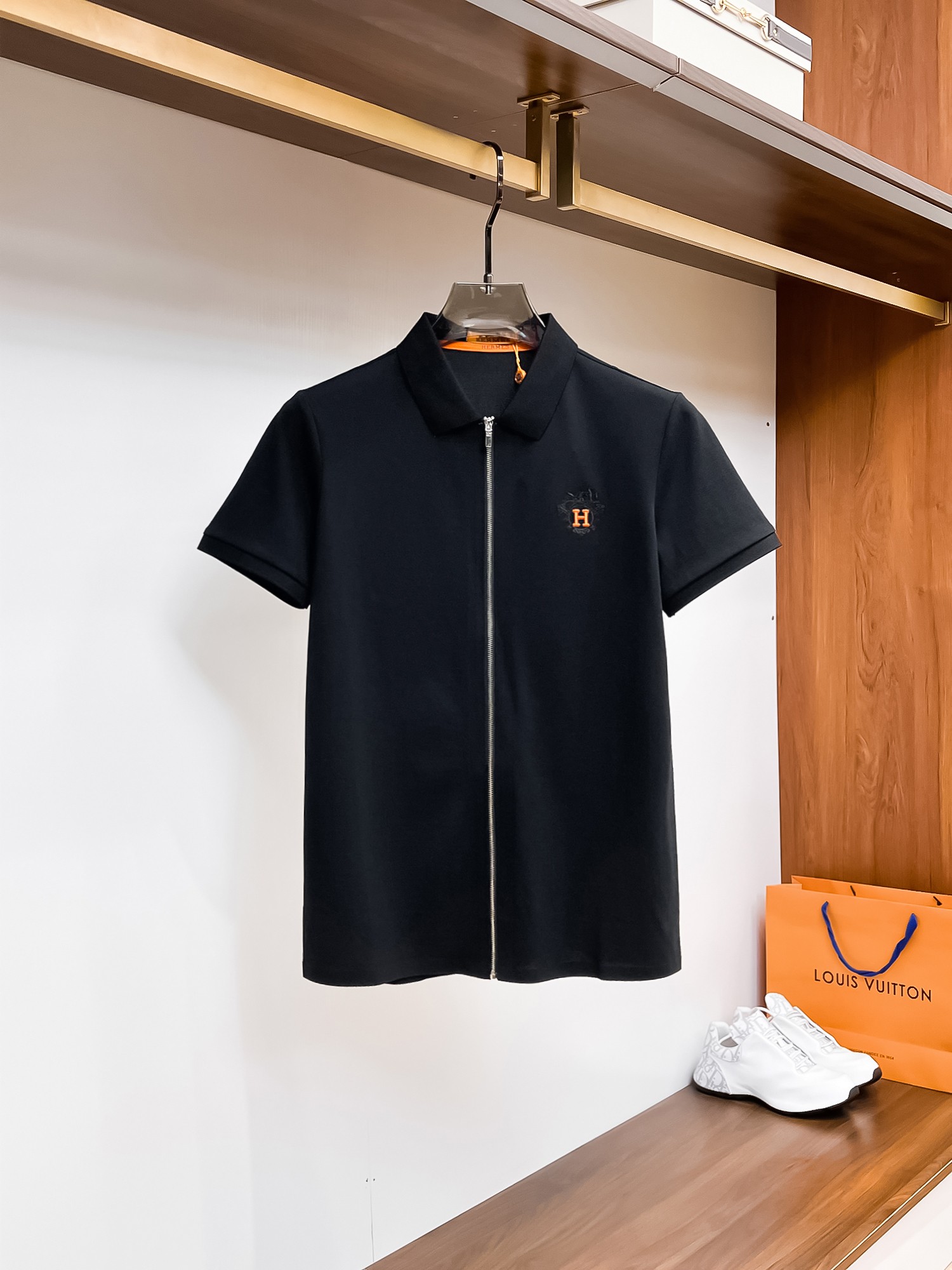 NO:136011,Hermes High-end Goods Business White-collar workers are a must-have item for individuals in the unit!  Bead floor fabric casual business short-sleeved shirt, technological fabric, great body feel, smooth texture and great texture!  Good elasticity, no sense of restraint, the fabric has its own breathable mesh, moisture absorption and sweating, quick drying and keeping it dry, small lapel placket-breasted design, showing a straight posture, not soft pedal, simple style, can be used for business and leisure, highly recommended!  High-elastic ice silk, the touch is as smooth as jade silk, clean and neat, and elegant and gentlemanly. The high-end materials are the key to the fabric, the quality control must be used. The feel is extremely delicate and smooth, the fabric has a good gloss and upper body skeleton feel, so we can greet mature and quality men's clothing!  Sweat in summer and dry in seconds, a brand new experience Business commuting and leisure Number M-4XL, maximum wear 200 catties, hermes,shirts,T-shirt,alexander wang19860909爱马仕 高端货商务 白领 单位人士必入单品！ 珠地面料休闲商务短袖衬衫,科技面料,体感非常棒,手感顺滑质感很棒！弹性好,无任何束缚感,面料自带透气网孔,吸湿排汗,速干保持干爽,小翻领门襟排扣设计,展露挺拔姿态,不软踏,简约款式,商务休闲都可驾驭,强烈推荐！高弹冰丝,触感堪比玉蚕丝一样丝滑,干净利落,儒雅绅士风度.高级材质,重点就是面料上,品控的必上,手感极其细腻光滑,面料光泽感和上身骨架感好,打招成熟品质男装！夏天出汗秒干,全新体验 商务通勤休闲 码数M-4XL,最大穿200斤,,hermes,shirts,T-shirt,alexander wang,Men's clothing