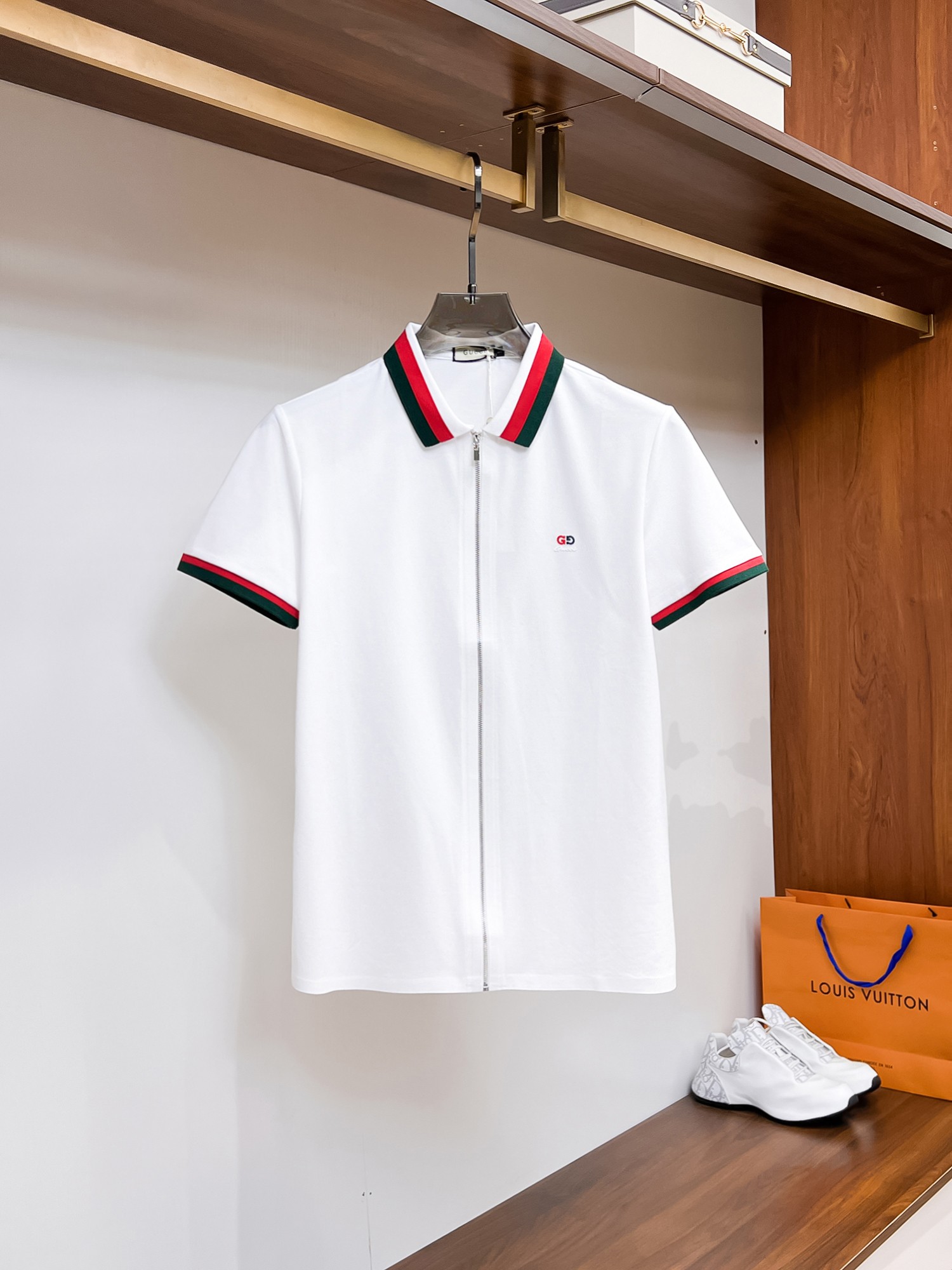 NO:136014,Guqi, high-end goods business, white-collar workers, must-have items for individuals in the unit!  Bead floor fabric casual business short-sleeved shirt, technological fabric, great body feel, smooth texture and great texture!  Good elasticity, no sense of restraint, the fabric has its own breathable mesh, moisture absorption and sweating, quick drying and keeping it dry, small lapel placket-breasted design, showing a straight posture, not soft pedal, simple style, can be used for business and leisure, highly recommended!  High-elastic ice silk, the touch is as smooth as jade silk, clean and neat, and elegant and gentlemanly. The high-end materials are the key to the fabric, the quality control must be used. The feel is extremely delicate and smooth, the fabric has a good gloss and upper body skeleton feel, so we can greet mature and quality men's clothing!  Sweat in summer and dry in seconds, a brand new experience Business commuting and leisure Number M-4XL, maximum wear 200 catties, Shirts, T-shirt, alexander wang19860909古奇 高端货商务 白领 单位人士必入单品！ 珠地面料休闲商务短袖衬衫,科技面料,体感非常棒,手感顺滑质感很棒！弹性好,无任何束缚感,面料自带透气网孔,吸湿排汗,速干保持干爽,小翻领门襟排扣设计,展露挺拔姿态,不软踏,简约款式,商务休闲都可驾驭,强烈推荐！高弹冰丝,触感堪比玉蚕丝一样丝滑,干净利落,儒雅绅士风度.高级材质,重点就是面料上,品控的必上,手感极其细腻光滑,面料光泽感和上身骨架感好,打招成熟品质男装！夏天出汗秒干,全新体验 商务通勤休闲 码数M-4XL,最大穿200斤,,shirts,T-shirt,alexander wang,Men's clothing